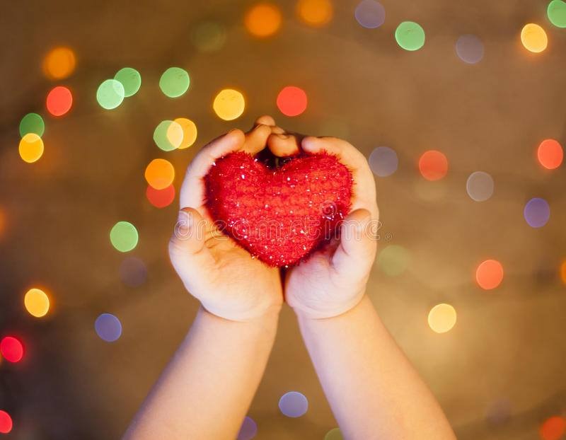 NUÔI DƯỠNG CẢM XÚC Ở TRẺ
Một bài viết khá hay trên tạp chí nổi tiếng Harvard Business Review với tiêu đề "Điều gì làm nên một nhà lãnh đạo?", GS. Goleman từng chia sẻ: năng lực quản lý cảm xúc không phải là kỹ năng mềm. Mà nó là yếu tố quan trọng, chiếm đến 80% sự thành công của một con người. Gần đây, một nghiên cứu khác tại Harvard cũng nhận thấy khả năng quản lý cảm xúc cũng là yếu tố quyết định thành công trong các hoạt động nhóm và tổ chức

Việc nuôi dưỡng cảm xúc ở trẻ nhỏ cũng quan trọng như việc phát triển trí tuệ. Tuy nhiên, cha mẹ thường tập trung hơn vào sự thông minh, thay vì dành thời gian cho cảm xúc của trẻ phát triển một cách đúng đắn. Thực tế, các kênh truyền thông và báo chí cũng thường tập trung nói về phát triển trí thông minh (IQ) như “làm sao để trẻ thông minh",.. Tuy nhiên, độ tuổi nhỏ lại chính là khoảng thời gian quý giá để nuôi dưỡng cảm xúc ở trẻ. Sự phát triển tốt ngay từ giai đoạn nhỏ này sẽ giúp trẻ điều chỉnh cảm xúc tốt hơn khi cần giải quyết những vấn đề khó khăn trong cuộc sống

ĐIỀU CHỈNH TỐT CẢM XÚC- CHỈ SỐ CỦA CHẤT LƯỢNG CUỘC SỐNG
Điều chỉnh cảm xúc tốt có thể giúp trẻ có cuộc sống hạnh phúc và thành công hơn
Ngày nay có nhiều người có trình độ học vấn cao, nhưng cách hành xử và ứng xử chưa thật tốt. Có thể dễ hiểu, những cảm xúc không được dạy để nhận ra đó là cảm xúc tiêu cực, cũng không được thấu hiểu, chia sẽ và hơn hết, không được dạy cách vượt qua, thì những người thiếu đi điều này sẽ rất khô cằn trong cảm xúc của mình. Họ sẽ không đủ chính kiến để đưa ra một quyết định hoặc có thể tự giải quyết vấn đề theo cách trái với suy nghĩ ban đầu.

TẠI SAO NUÔI DƯỠNG CẢM XÚC LÀ QUAN TRỌNG
Trong cuộc sống, không chỉ chúng ta giải quyết vấn đề thông minh như thế nào, mà chúng ta còn phải quản lý cảm xúc bản thân, cũng như với những người xung quanh khi có sự tương tác hai chiều về cách giải quyết vấn đề của chúng ta. Những bài học này là cần được luyện tập từ khi trẻ còn nhỏ.

Bên cạnh việc học kiến thức, trẻ cần được dạy làm sao tương tác và giao tiếp tốt với các trẻ khác. Khi được dạy tốt điều này, trẻ sẽ có cách nhìn vấn đề toàn diện hơn và hành vi ứng xử sẽ khôn ngoan hơn. TS. Lisa Firestone, GĐ Viện nghiên cứu và giáo dục Glendon, đã cho biết: “Điều chỉnh cảm xúc tốt có thể giúp chúng ta tiên đoán được 54% sự thành công của một đứa trẻ trong các mối quan hệ, tính hiệu quả của công việc, giữ gìn sức khỏe và đòi hỏi cho chất lượng cuộc sống khi chúng trưởng thành.” Nghiên cứu của Lisa cũng cho biết thêm những trẻ được rèn luyện cảm xúc tốt có những điểm số tốt tại trường và luôn biết lựa chọn tốt hơn trong các hoạt động.

Chúng ta nên hiểu rằng não bộ trẻ trước 5 tuổi phát triển với tốc độ rất nhanh, gần 85-90% cấu trúc não bộ đã được hoàn thiện trước 5 tuổi. Tuy nhiên, không chỉ nằm ở bao nhiêu tế bào thần kinh được tạo ra, mà làm cách nào các tế bào thần kinh học cách tạo một mạng lưới vững chắc và dày đặc. Chính sự tạo mạng lưới này sẽ làm một đứa trẻ trở nên toàn diện về mặt trí tuệ và cảm xúc.

KHI NÀO BẮT ĐẦU NUÔI DƯỠNG CẢM XÚC CHO TRẺ
Theo TS. Schiller, từ 14 tháng tuổi trẻ có thể chính thức học điều chỉnh cảm xúc thông qua giao tiếp với cha mẹ và những người chăm sóc bé.

LÀM SAO NUÔI DƯỠNG CẢM XÚC

* TRƯỚC 14 THÁNG TUỔI
Việc tương tác của mẹ khi cho con bú, hoặc những câu chuyện người bố kể cho bé nghe hoặc cách mà bố mẹ chơi cùng bé cũng là cách tạo tiền đề cho các cảm xúc của trẻ phát triển.

* KHI BÉ TỪ 15 THÁNG TUỔI
Lúc này não bộ bước qua 1 giai đoạn phát triển tính chủ động độc lập, và giai đoạn tantrum (hay giận, khóc, mè nheo) phát triển để rèn luyện khả năng điều chỉnh cảm xúc của bé sau này ở những biến cố lớn hơn.

Ví dụ: Bé đòi mẹ dẫn bé đi lên đi xuống các bậc thang nhiều lần mặc dù bạn đang ngồi nói chuyện với bạn bè, và rất dễ tantrum và bướng bỉnh nếu bé cảm thấy bạn không làm theo mà lại dành thời gian nói chuyện với người khác.

Hành động của nhiều cha mẹ thường làm, nhưng lại không giúp bé điều chỉnh cảm xúc:

Mặc dù bạn xin phép mọi người và đã dẫn bé đi thêm 1-2 lần nữa, nhưng bé vẫn chưa chịu dừng. Bạn cảm thấy bực la bé và bé càng khóc và tantrum hơn.

Thay đổi để giúp bé học cách điều chỉnh cảm xúc:
Khi bé biểu hiện hành vi không đúng. Tại thời điểm này bé cần nhất là dạy cách kiểm soát nó. Nếu bạn không chú ý bỏ qua và chỉ dùng “mệnh lệnh” để ngăn cản thì bé sẽ vẫn cứ lập lại và thậm chí khi bé lớn bé vẫn không thể chấp nhận một người khác không đồng ý với mình về một điều gì đó.

Hãy làm những điều sau:
1. Đừng dùng bất cứ lời nói "ra lệnh " nào vì sẽ làm cảm xúc "phản đối" có thêm năng lượng để "gào thét". Việc bạn cần làm là cắt nguồn năng lượng đó càng sớm càng tốt để dành không gian cho cảm xúc thứ 2 xuất hiện. Do đó, bạn chỉ cần thay đổi thái độ nghiêm lại hoặc dùng kí hiệu (để tay lên miệng ra hiệu im lặng) và nói với bé: "Mẹ đang nói chuyện với cô, lát mẹ sẽ dẫn con đi, được không".

2. Nếu bé quá bướng bỉnh thì bạn làm động thái "xin phép người bạn của bạn" và bế bé sang 1 ghế ngồi khác, cứ để bé sử dụng hết năng lượng của cảm xúc thứ 1, bạn vẫn ngồi đó và không cần nói. Khi hết năng lượng của cảm xúc 1, cảm xúc thứ 2 sẽ phát triển, bé sẽ tự điều chỉnh ít khóc hơn và chịu lắng nghe hơn. Nhiều bé có năng lượng dài và cảm xúc mãnh liệt sẽ tiếp diễn nhiều lần, nhưng cứ mỗi lần diễn ra như vậy bạn vẫn hành động cùng 1 cách như trên, năng lượng sẽ tự phân bố và bé sẽ biết cách ngoan hơn ở những lần sau. Số phút thời gian im lặng được khoa học chứng minh có hiệu quả là bằng số tuổi của bé.

3. Khi cảm xúc thứ 2 xuất hiện là lúc bạn cần phải nói cho bé hiểu. Lời giải thích là ngàn vàng hơn là lời trách mắng. Muốn thay đổi 1 hành vi không nằm ở bạn quát mắng hay trừng phạt bao nhiêu, mà nằm ở cách mà bé hiểu vấn đề nằm ở chỗ nào.

4. Sau cảm xúc thứ 2, tiếp đến là hàng loạt cảm xúc để điều chỉnh hành vi của bé xuất hiện để rồi trẻ sẽ biết chọn 1 cảm xúc thích hợp đối với mỗi tình huống

NHỮNG ĐIỀU KHÔNG NÊN LÀM
Bạn dùng vũ lực, la mắng và trừng phạt nghiêm khắc. Điều này chỉ làm trẻ hằn sâu hơn cảm xúc đầu tiên, mà không có cơ hội cho hàng loạt cảm xúc khác phát triển. Những vấn đề tâm lý trẻ nhỏ cũng có thể phát triển ở bé.

Thực tế, rất nhiều người dù rất học vấn cao, nhưng cách ứng sử với đồng nghiệp hoặc khách hàng luôn được đánh giá là không tốt. Tuy nhiên, nếu từ nhỏ, thay vì chỉ dừng lại việc nói “cấm làm nghe chưa” và làm trẻ cố giữ cảm xúc thứ 1, bạn nên khuyến khích cho trẻ trải nghiệm nhiều cảm xúc nữa thì sẽ tốt hơn cho trẻ rất nhiều.
Cách tương tác và tạo không gian cho một đứa trẻ nhận ra cảm xúc bản thân, dạy cách bé đối phó với nó vì thực tế cuộc sống chúng ta không luôn dễ dàng, và cuối cùng học cách làm hài hòa giữa bản thân bé và những người xung quanh. Đây là một điều mà theo tôi mọi đứa trẻ phải được dạy ngay khi còn bé.

Notes
Pam Schiller (2005) The Complete Resource Book for Infants. Gryphon House, Inc. London