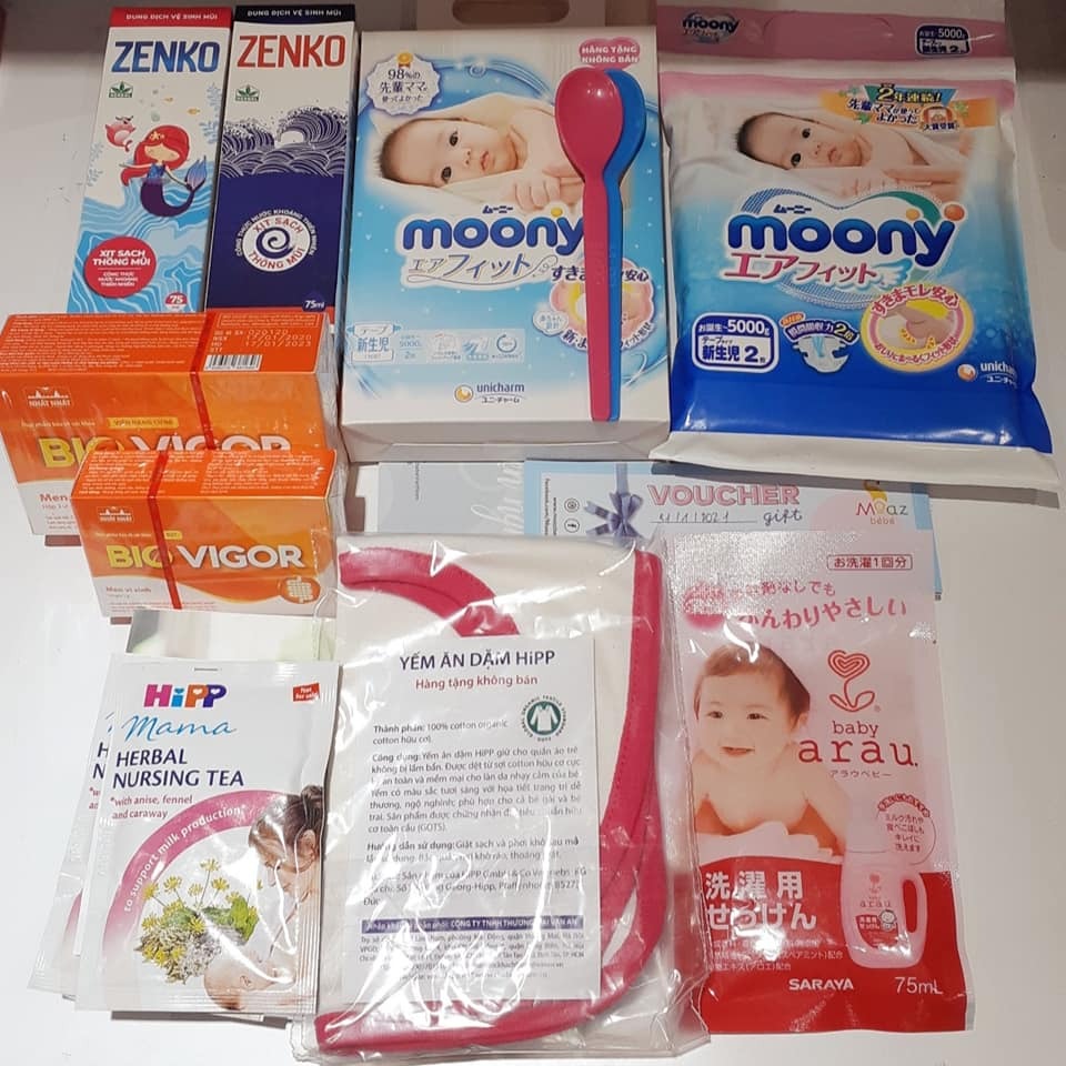 👏 Review đi đẻ ở bệnh viện Bảo Sơn 👏

Chào các mẹ, mình sinh bé được 2 tháng rồi mà hôm nay mới có thời gian review về Bảo Sơn đc. Mình viết khá dài nhưng sẽ cố gắng mạch lạc nhất có thể để các mẹ tiện tham khảo ạ.

0️⃣ VỀ CHI PHÍ

Mình đăng ký gói sinh thường năm 2020 và được khuyến mại khoảng 20% gì đó ko nhớ rõ, nên ban đầu mình trả tầm 19tr.

Sau đó vì mình quyết định mổ gấp (vẫn trong giờ hc) nên trả thêm 13tr là tiền chênh giữa gói mổ và gói thường.

Nếu mom nào muốn chuyển mổ mà ko gấp thì nên đky lên gói mổ trước tầm 1 2 ngày thì được hưởng khuyến mại như lúc đky gói (vd nếu mình đky mổ trước 1 ngày thì ko phải trả 13tr mà chỉ trả 10.4tr thôi).
Các mẹ ib cho đội CSKH để biết các chi phí mới nhất nhé ạ.

1️⃣ VỀ CHĂM SÓC KHÁCH HÀNG 

Riêng khoản này mình đánh giá 5* không chê vào đâu.
Mình tham gia hội thảo đợt đầu tháng 11/2020 để xem viện thế nào. Song hôm đó, chưa ngồi được nửa buổi thì bụng mình bỗng đau tức dữ dội, nên mình định qua viện khám luôn. Rất cảm động vì chị CSKH dìu mình qua viện và nhờ bác Cốc khám miễn phí, bác còn lấy cả giấy bút ra vẽ phác hình dạng cổ tử cung để giải thích. Hôm đó mình đã cọc luôn gói 12w và ra về với 1 túi rất nhiều quà cho mẹ và bé mà ai đến hội thảo cũng có. Nghĩ lại có khi em bé thúc mẹ chốt deal nên mới tự nhiên đau bụng như thế ^^

Sau khi chốt gói 12w, những lúc phát sinh vấn đề gì không kịp ra viện, mình hay làm phiền chị Thảo CSKH hỏi bác sĩ hộ, từ việc check đơn thuốc đau răng có an toàn không, đều được hỗ trợ rất nhiệt tình. Về sau có vấn đề sức khỏe mình alo thẳng bác Cốc, bác Phê luôn, kể cả nửa đêm. Ngoài ra cứ thi thoảng thắc mắc gì lại ib chị Thảo đều được giải đáp cặn kẽ.

Viện cũng gọi điện/sms báo lịch khám định kỳ và tư vấn nên đi hôm nào đỡ đông.

2️⃣ VỀ KHÁM THAI

Khám thai chủ yếu liên quan đến: siêu âm, làm xét nghiệm, đọc kết quả, tư vấn dinh dưỡng,... Vì mình may mắn có một thai kỳ khỏe mạnh nên chỉ tập trung review siêu âm và tư vấn dinh dưỡng thôi ạ.

À trước tiên mình sẽ trả lời câu hỏi này của nhiều mẹ:

👉BẢO SƠN CÓ ĐÔNG KHÔNG VÀ NÊN ĐI KHÁM GIỜ NÀO?

Cuối 2020 mình đi thì viện hầu như chỉ đông sáng thứ hai hàng tuần, nhưng từ giữa 2021 mình thấy lượng khách tăng mạnh, sáng nào cũng đông, ngồi full tầng 3 luôn (tốt cho viện nhưng mình thì ko thích ^^). BS đông nhất vào buổi sáng (cũng như nhiều viện khác thôi), nên các mẹ nếu không có xét nghiệm quan trọng thì có thể đi vào đầu giờ chiều sẽ rất vắng. Buổi chiều thì nên đến muộn nhất lúc 3h thôi ạ.

👉SIÊU ÂM

Mạnh tay vote 5* cho bs Thảo, nhẹ tay vote 2* cho bs khác.
5* cho bác Thảo vì nhẹ nhàng, bác xưng “mình” nghe rất yêu, đặc biệt là siêu âm rất kĩ, chỉ cho mình từng bộ phận của con kèm giải thích (hôm cuối hứng lên bác soi cả 2 chiếc lỗ mũi của con hihi). Các thông số cũng khá chuẩn, cân nặng con mình chỉ lệch 1 lạng.

Bs khác: Nếu viện đông quá hoặc bác Thảo đi vắng thì viện sẽ sắp xếp cho mình siêu âm với bs Tuấn hoặc bs Hoàng. Mình đoán là 2 bs này ko chuyên khoa sản, và máy siêu âm tầng 1 thì cũ. Bs Hoàng chụp phần não thất bên trái không đúng (9.6mm) và kết luận con mình bị giãn não thất (trong khi mình chụp lại nơi khác và sau này bs Thảo siêu âm lại chỉ tầm 7-8mm, mà kể cả chụp đúng thì trên 10mm mới được kết luận là giãn); cân nặng còn bị chênh tới 3 lạng. Bs Tuấn cũng chụp mình ngay trước sinh và kêu đầu cháu to (giọng kiểu khá nghiêm trọng) trong khi lưỡng đỉnh 96mm vẫn trong phạm vi bình thường. Đây là điểm mình ko hài lòng nhất, và sau này trước khi đến khám mình luôn gọi hotline hỏi trước là hôm nay ai siêu âm, đến viện có đông mình cũng ráng chờ để vào siêu âm bs Thảo.

Note thêm chút, như các mẹ đã biết thì sau 32w ko sâ 5D nữa, nhưng sẽ chụp ảnh màu mặt con lúc 36w làm hồ sơ sinh, và lần khám cuối mình có nhờ bsi chụp cho xem mặt con nữa, nên trước khi về bsi dừng hình tivi để mình lấy điện thoại chụp lại. Nếu các mẹ thấy ko phiền và viện ko đông thì có thể nhờ bác ạ.

👉TƯ VẤN DINH DƯỠNG

Nhiều mom thắc mắc là ko đc gặp bsi tư vấn dinh dưỡng thì mình xác nhận là cái này ko có trong lộ trình thăm khám thông thường, mẹ nào có nhu cầu thì mới gặp bsi Lan (cạnh phòng lấy  nước tiểu và đọc kết quả).

Bsi Lan nhiệt tình, kê cho mình chế độ ăn uống chi tiết, phù hợp với thể trạng.

Mình chỉ ko thích việc kê thuốc bổ quá liều. Nếu mẹ nào khắt khe về khoản này giống mình thì nên cân nhắc kỹ trước khi mua thuốc bổ theo chỉ định của bs. Như mình uống Procare đã đủ acid folic, nhưng viên sắt Coo Newcare viện kê cũng có 600mcg acid folic, chưa kể bác kê thêm cả  viên cũng 600mcg uống hàng ngày nữa. Mình có hỏi thì bác bảo ko sao, nhưng các mẹ có thể search Gg để tham khảo thêm.

👉ĂN NHẸ MỖI LẦN KHÁM

Khoản này siêu thích và chắc là ưu đãi độc nhất của BS so với các viện khác ạ. Mỗi lần đi khám theo gói mình đều xơi ngon lành súp bí ngô ngon lắm luôn. Menu còn có cháo, bánh mì, phở gà,... cũng ngon. Nhà hàng của ks có view và decor cũng đẹp nữa.

3️⃣ SINH MỔ & GIẢM ĐAU

👉TRẢI NGHIỆM SINH MỔ

Trước tiên, mình khẳng định là BS rất khuyến khích sinh thường, kể cả đã quá ngày dự sinh mấy ngày. Như mình 40w5d bác Phê khám trong bấm ối cho ra máu để kích thích cơn gò, nhưng sau mình chuyển mổ vì quá ngày dự sinh sẽ phải đi khám liên tục đâm ra mệt mỏi, sốt ruột quá.

Toàn bộ khâu chuẩn bị diễn ra rất nhanh, chỉ trong 20p là mình từ phòng khám tầng 3 leo lên bàn mổ. Trong khoảng 20p đó, mình thay váy, thụt phân, ký cam kết mổ và quyết định luôn có dùng giảm đau bằng bơm truyền tự động ko.

Ko biết các mẹ khác thế nào nhưng mình khá phê lúc thụt phân vì cả thai kì mình bị táo bón =)) Có 1 xi lanh bơm thuốc vào hậu môn và chỉ sau 1-2p là mình đi ngoài được cạn kiệt, ko chút đau đớn.

Trong lúc đó, chồng mình được nghe hướng dẫn làm da tiếp da, đi tắm sạch sẽ, nằm nghiêng ráo nước, chờ con về.

Thụt phân và ký giấy tờ xong là mình được đẩy lên phòng mổ trên tầng 7. Trong 10-15p đợi bác Phê vào mổ thì ekip buôn chuyện huyên náo lắm, liên tục hỏi mình cho mình đỡ lo và đảm bảo mình đang tỉnh táo. Sau đó lần lượt 2 mũi tiêm liền nhau - gây tê tủy sống và giảm đau bằng bơm truyền tự động, hơi buốt một chút. Khoảng 5p sau thuốc ngấm, một tấm vải che để mình không nhìn được xuống dưới. Nhưng qua chiếc đèn rọi, mình nhìn được cái bụng mình đang phản chiếu lên đó dù không rõ lắm. Rồi bắt đầu cảm giác các bác cứ giằng xé và véo cái bụng mình trong vài phút, sau đỉnh điểm là tức bụng đến mức hơi khó thở trong khoảng 10s và vẫn qua chiếc đèn mình thấy nước ối được bơm ra. Chỉ trong 5p con mình đã chào đời rồi, mình được hôn con 1 lúc rồi con được cho đi da tiếp da với bố. Sau đấy là màn khâu vết mổ, vẫn qua chiếc đèn rọi, mình thấy tay bác Phê khâu điêu luyện và tiếng chỉ khâu vào bụng nghe tách tách vui tai phết.

Mình nằm phòng hồi sức khá lâu, phải tầm 3 tiếng mới nhấc được hai chân và hông lên (nếu hết thuốc tê nhanh hơn thì nhanh được về với con hơn hay sao ấy). Nhưng có lẽ nhờ vậy mà chồng mình được nằm da tiếp da với con cũng tận 3 tiếng đó. Phòng nằm da tiếp da là một phòng riêng ở tầng 5 chứ ko bị tính vào thời gian nhận phòng.
Khi mình về phòng thì bắt đầu tính thời gian nhận phòng, được bàn giao đồ đạc. Vài tiếng sau thì rút ống thông tiểu và bắt đầu tập đi lại.
Trước ngày ra viện các mẹ sẽ được siêu âm lại ổ bụng ạ.

👉GIẢM ĐAU KHI SINH MỔ

Mình dùng giảm đau bằng bơm truyền tự động. Cái này tính phí ngoài khoảng 3 triệu và phải quyết định luôn trước khi mổ vì nó được tiêm vào lưng ngay sau mũi gây tê tủy sống. Các mẹ nên tìm hiểu luôn, kể cả ai từ đầu định đẻ thường như mình, vì nếu phải phát sinh mổ thì mình cũng dễ quyết định.

Về cơ bản bơm truyền tự động như mình truyền nước lúc sốt ạ, trong khoảng 48h lúc nào cũng đeo theo người, nhưng xịn xò ở cái là lúc nào đau quá thì bấm 1 cái nút để tăng lượng thuốc thêm chút, sẽ thấy mát mát ở lưng là thuốc về. 

Mình chỉ ko thích vì cái chai khá nặng và vướng, có lúc mình đứng dậy đi wc, làm rơi vỡ luôn cái vỏ chai và mũi kim bị động nên đau.

Mặc dù dùng giảm đau thì chắc chắn đỡ đau, nhưng có lẽ do cơ địa nên mình vẫn đau ko ngủ nổi và phải xin thêm viên giảm đau nhét vào hậu môn (viên này free, cứ đau là gọi y tá họ đặt cho, mà viên này đút vào thấy nhẹ ngay). Đến tận hôm ra viện, lưng mình vẫn còng xuống và chân thì líu ríu vì đau quá, về nhà tầm 10 ngày mới đi lại bình thường được.

4️⃣ VỀ CHĂM SÓC KHI LƯU VIỆN

👉TIỆN NGHI TRONG PHÒNG

Điều hòa: viện khuyến cáo bật 28 độ nhưng đẻ xong mình vã mồ hôi liên tục nên có lúc phải hạ xuống 26 độ, quấn con ấm là được. Mẹ nào nằm phía trong gần điều hòa thì mát, còn nằm gần cửa ra vào phải kéo giường dịch ra thẳng cửa gió điều hòa mới mát.

Người nhà nằm giường gấp, đệm bọc da, giường này trông lịch sự nhưng rất nặng với thành giường hơi vướng. Ngoài ra, viện ko phát chăn cho người nhà, điểm này mình ko hài lòng một chút vì đêm mẹ mình lạnh, phải nhờ người mang chăn vào, nên lúc ra viện lại tay xách nách mang.

Tủ quần áo có mắc áo cao đến trần nhà nên mình không treo được 🙁
Viện đã thay toàn bộ đệm cứng cho sản phụ từ đợt giữa tháng 6
WC bên ngoài nên nếu nói là phòng khép kín thì ko đúng lắm, nhưng viện nhỏ nên đi vài bước chân là tới.

👉ĐỒ DÙNG CÁ NHÂN

Phát một lần: bỉm Caryn cho mẹ & bỉm Moony cho bé (đủ dùng); 1 túi khăn ướt Mamamy 100c (đủ dùng); 1 cốc nhựa; 1 bàn chải; nước muối, Betadine (để y tá vệ sinh hàng ngày),

Thay hằng ngày: váy mẹ, full set quần áo cho bé.
Viện có sẵn: Sữa Hipp, bình sữa, máy tiệt trùng

=> Các mẹ nên mang theo: 
- quần áo cho mẹ và con khi ra viện; 
- máy hút sữa (mình ko mang, sữa về chậm ko có dụng cụ kích, dễ bị cương lên thành tắc)
- khăn sữa khoảng 5c (như con mình thì 1c của viện hàng ngày là ko đủ)
- bàn chải, kem đánh răng cho người nhà
- KHÔNG cần mang quần lót giấy hay bvs Mama vì ở viện đóng bỉm Caryn
- kem hăm (nên có để các cô bôi luôn ở viện khi tắm)
- viện kê VitaminD3+K, nước muối sinh lý Fysoline, kem hăm, sữa tắm, lotion dưỡng da của Mustela. Các mẹ có thể chủ động mua trước hoặc mua loại khác. Sữa tắm và lotion nếu mua thì về nhà mới dùng, còn những loại kia mình tự dùng luôn cho bé từ hôm thứ 2 ở viện.
- sữa tươi không đường (bs dinh dưỡng khuyến khích uống ấm để sữa nhanh về, ko nên uống sữa đặc kiểu sữa Ông Thọ)

👉CHĂM SÓC MẸ & BÉ

Hàng ngày có các bác sĩ thăm khám thường xuyên; Vệ sinh vùng kín và thay bỉm cho mẹ 2 lần/ngày vào sáng, chiều (mẹ thấy bẩn thì gọi vào thay thêm); Thay ga giường, lót chống thấm, thay váy mẹ, tắm bé 1 lần/ngày vào sáng; Tiêm kháng sinh: 2 lần/ngày vào sáng, chiều.
Bé được tiêm Vitamin K và tiêm phòng viêm gan B (trc khi tiêm vgB y tá sẽ đến tận giường cho mình check lọ vaccine rồi con được đi tiêm).
Bsi tư vấn các gói sàng lọc sau sinh cho con

Đồ ăn: sản phụ ngày 4 bữa, chọn menu từ tối hôm trước. Cơm cũng dễ ăn và no căng bụng, nhưng có những món làm từ đồ đông lạnh thấy rõ luôn. Người nhà được phát voucher ăn sáng bên khách sạn (mình ko up phòng riêng nên ko có cơm ng nhà).

Về đội ngũ y tá mình đánh giá mọi người đều rất nhiệt tình nhưng trình độ thì không tương đương nhau. Mẹ nào sinh mổ rồi sẽ nhớ có một van nhựa màu hồng mình giữ ở tay 2-3 ngày để tiêm thuốc. Mỗi khi thuốc kháng sinh vào mình đau buốt dữ dội nhưng họ kêu mình chịu đau kém, đến khi 2 mũi tiêm cuối có 1 chị y tá mới nói chỗ van hồng đó đã bị lệch ven và tiêm vào mu bàn tay thì mình ko hề đau tí nào luôn 🙁 nên nếu mẹ nào thấy buốt một cách bất thường thì cứ mạnh dạn ý kiến ạ.

Sữa mẹ: cô Sinh lực điền và các chị rất nhiệt tình nặn sữa giúp mình, đến ngày thứ 2 mình có chút sữa non, nhưng em bé nhà mình ko ngậm được ti mẹ. Nếu lúc đó các cô chỉnh giúp mình tư thế bú và khớp ngậm luôn thì tốt quá, mong là các mẹ sau sẽ được hỗ trợ thêm khoản này.
Sữa công thức: các cô ưu tiên cho bé bú mẹ và cố gắng hạn chế sữa ngoài nhưng có lúc hơi cực đoan, mình nói vậy vì bé nhà mình có lúc đói cáu gắt đỏ tím mặt vì mãi ko ti đc mẹ nhưng có bs nào đó bảo cứ cho ti mẹ đi nên các chị y tá cũng ko dám pha sữa ngay. Viện dùng bình Pigeon có van chống sặc cũng khá ổn, dùng xong các cô tiệt trùng giúp luôn.

  👉 RA VIỆN

Nhận quà của bv (mình có balo, bỉm, miếng lót thấm sữa, sữa Hipp)
Có người đến nhắc nộp giấy tờ để thanh toán, claim bảo hiểm và làm giấy chứng sinh cho con. 
Con đc phát sổ tiêm chủng 
Cảm động vì lúc ra về còn có y tá đi theo cầm đồ giúp và tiễn ra tận xe nữa.

5️⃣ VỀ TÁI KHÁM SAU SINH & ẢNH NEWBORN

👉TÁI KHÁM

Được tái khám miễn phí trong 1 tháng sau sinh cho mẹ và bé. 
Con được khám nhi trên tầng 6, đo cân nặng, chiều cao, xem có biểu hiện bệnh lý gì không, tư vấn ăn ngủ,... Ở BS ko đo vòng đầu của con.
Mẹ được siêu âm lại xem tử cung còn dịch ko, vết mổ ổn chưa,... và khám với bác sĩ. Tuy nhiên hôm mình đi khám, sau khi siêu âm xong, gặp cô Sinh với bác Cốc ko biết đang vội gì mà chỉ cho mình vào phòng xem vết mổ lành chưa và hỏi còn sản dịch ko, xong 2 người đi luôn. Mong các mẹ sau sẽ được khám kỹ hơn.

👉ẢNH NEWBORN

Nếu lúc sinh chưa chụp bộ ảnh newborn thì sẽ chụp trong phòng khám nhi luôn. Quần áo của mình, còn concept thì tùy theo ekip chứ mình ko được chọn. Viện ko trả ảnh gốc mà chỉ trả files đã chỉnh sửa rồi, chỉnh màu hơi quá nhưng mình thấy cũng đẹp, góc chụp khá đa dạng.

6️⃣ LỜI KHUYÊN CHO CÁC MẸ

Hãy ghi nhớ quyền lợi của mình và chính sách của viện, đừng ngại hỏi nếu có quyền lợi nào chưa được dùng đến hoặc viện ko đề cập đến, như da tiếp da (nếu mình ko chủ động đăng ký thì họ sẽ ko hỏi bố đâu để cho tiếp da với con), xác nhận giờ checkout phòng (hỏi trước để chủ động dọn đồ và làm thủ tục xuất viện), chiếu plasma theo ưu đãi, nhắc chụp newborn,... Mình đã chứng kiến các mẹ cùng phòng và tái khám rồi vẫn ko biết mình được hưởng những gì, hoặc ko thấy viện nhắc là bỏ qua luôn, như vậy thiệt cho mình lắm ạ.

------

Mình tạm gác lại bài chia sẻ ở đây. Mặc dù trải nghiệm ko hoàn toàn trọn vẹn nhưng mình thấy vẫn ổn và đúng đắn khi chọn BS và sẽ cân nhắc lại ở tập 2 ^^ Chúc các mẹ và các bé luôn khỏe mạnh và happy với BS ạ.