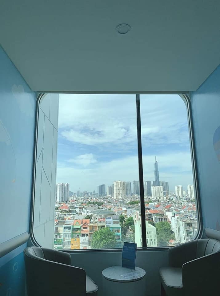 Review sinh ở bệnh viện quốc tế mỹ

Nhiều Bạn Nhắn Tin Hỏi Hoa Sanh AIH Có Tốt Không ? Hôm Nay Rảnh Ngồi Review Cho các Bạn Co Ý Định Sinh AIH Ạ.
 Hoa Dự Sanh 5/12 Nhưng Sanh Sớm Hơn Dự Định 8/11 Đã Vỡ Ối Rồi Trong Khi lúc Đó Mình Mẹ Em Mình chưa Lên Kịp. 6 h sáng Vỡ Ối Bắt Xe Qua Benh Viện, Không Chuẩn Bị trước Gì Cả Minh Đi Người Không , Bệnh Viện Nhận Ca Của Mình K co Giấy tờ Người Thân Gì Hết ( Khúc Này Mẹ Mình Đang Bật Đèn Ưu tiên Chạy qua Bệnh viện 😂) Đây La Điểm Cộng Cho bệnh Viện cho mình lên Phòng chờ sanh luôn trong khi chưa ứng viện lần nào, Bác Sĩ Y Tá Vẫn Rất ân Cần với Bệnh Nhân ❤️
♥Về Bác Sĩ , Điều Dưỡng
 Mình Lên Phòng Chờ Sanh lúc 7 h sáng, Y tá Bác Sĩ Vãn liên tục ra vào thăm nom minh ( Nửa Tiếng sau mẹ, Chồng Minh mới Lên tới) Làm Thủ Tục Ứng Viện. Bạn Gấu Nhà Mình Hơi Lì 8 h tối mới chịu ra.
♥Về Phòng sanh 
Sạch Sẽ, Đẹp Đẽ 😀, Mình Chọn Phòng Sanh 4 In 1 Gọi Bác Sĩ Riêng , Mình Gọi Bác Hiền , Bệnh Viện Sẽ Liên Hệ Với Bác Khi Bạn Yêu Cầu. lúc Sanh bác Sĩ Y tá Vui Vẻ dạy Cách lấy hơi để rặn, Mình chịu đau dở nên Gây Tê Màng cứng ,không biết các m thì sao chứ bác gây tê màng cứng cho mình ko đau nè, thế là 3 hơi rặn là ra em Gấu. mình Chỉ bị đau lúc cơn gò lên mạnh. Sanh Xong Bác Còn chụp Cho Cái Hình Làm Kỉ niệm Vì Trường Hợp Của Em Gấu Bác Nói Đỡ Được Ca Này Bác Rất Vui Thấy Gia đình rất may mắn Vì Mình Bị Nhau Tiền đạo ma lúc Bầu không phát Hiện.Khám Hậu Sản Sau sinh Tính Tiền Trong Gói Sinh luon ạ, Sau Sanh Được Đội Ngũ bệnh Viện Đến Tặng quà cho bé ạ .
♥️Về Đồ Ăn 
Ngày 3 Bữa Chính , 2 Bữa Phụ Đầy Đủ Dinh Dưỡng Cho sản Phụ, Được Chọn Món Á Hoặc Món Âu. Đồ Ăn Với Mình Là Ngon Chỉ Chờ Tới Bữa Ăn Thôi.😌
♥️ Tổng Thiệt Hại 
Con Mình Sinh sớm mình ở lại thêm ngày, Từ ngày 8/11 -12/11 Là 65 Triệu. ( Chi tiết Dưới Hình Nè)
❤️❤️❤️TỔNG QUAN : Benh vien Dịch Vụ Tốt , Bác Sĩ Ân Cần Nhẹ Nhàng  từ Từ dũ Các bệnh viện lớn hơn 10 năm Kinh nghiệm mới được tuyển , phòng ốc sạch sẽ đẹp đẽ, Có Cái Gội Đầu tự gội nha các Mom 😂600k/ lần Gội .
Nhìn chung Đáng Đồng tiền bỏ ra , Kết là ráng làm kiếm tiền tập 2 vào đây đẻ nữa 🥰

Nguồn #ngọc_hoa