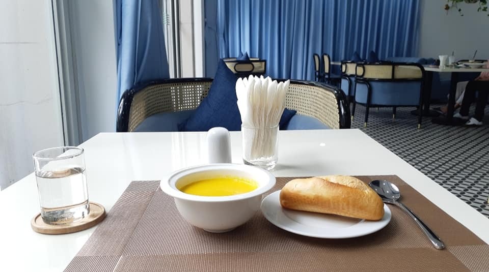 👏 Review đi đẻ ở bệnh viện Bảo Sơn 👏

Chào các mẹ, mình sinh bé được 2 tháng rồi mà hôm nay mới có thời gian review về Bảo Sơn đc. Mình viết khá dài nhưng sẽ cố gắng mạch lạc nhất có thể để các mẹ tiện tham khảo ạ.

0️⃣ VỀ CHI PHÍ

Mình đăng ký gói sinh thường năm 2020 và được khuyến mại khoảng 20% gì đó ko nhớ rõ, nên ban đầu mình trả tầm 19tr.

Sau đó vì mình quyết định mổ gấp (vẫn trong giờ hc) nên trả thêm 13tr là tiền chênh giữa gói mổ và gói thường.

Nếu mom nào muốn chuyển mổ mà ko gấp thì nên đky lên gói mổ trước tầm 1 2 ngày thì được hưởng khuyến mại như lúc đky gói (vd nếu mình đky mổ trước 1 ngày thì ko phải trả 13tr mà chỉ trả 10.4tr thôi).
Các mẹ ib cho đội CSKH để biết các chi phí mới nhất nhé ạ.

1️⃣ VỀ CHĂM SÓC KHÁCH HÀNG 

Riêng khoản này mình đánh giá 5* không chê vào đâu.
Mình tham gia hội thảo đợt đầu tháng 11/2020 để xem viện thế nào. Song hôm đó, chưa ngồi được nửa buổi thì bụng mình bỗng đau tức dữ dội, nên mình định qua viện khám luôn. Rất cảm động vì chị CSKH dìu mình qua viện và nhờ bác Cốc khám miễn phí, bác còn lấy cả giấy bút ra vẽ phác hình dạng cổ tử cung để giải thích. Hôm đó mình đã cọc luôn gói 12w và ra về với 1 túi rất nhiều quà cho mẹ và bé mà ai đến hội thảo cũng có. Nghĩ lại có khi em bé thúc mẹ chốt deal nên mới tự nhiên đau bụng như thế ^^

Sau khi chốt gói 12w, những lúc phát sinh vấn đề gì không kịp ra viện, mình hay làm phiền chị Thảo CSKH hỏi bác sĩ hộ, từ việc check đơn thuốc đau răng có an toàn không, đều được hỗ trợ rất nhiệt tình. Về sau có vấn đề sức khỏe mình alo thẳng bác Cốc, bác Phê luôn, kể cả nửa đêm. Ngoài ra cứ thi thoảng thắc mắc gì lại ib chị Thảo đều được giải đáp cặn kẽ.

Viện cũng gọi điện/sms báo lịch khám định kỳ và tư vấn nên đi hôm nào đỡ đông.

2️⃣ VỀ KHÁM THAI

Khám thai chủ yếu liên quan đến: siêu âm, làm xét nghiệm, đọc kết quả, tư vấn dinh dưỡng,... Vì mình may mắn có một thai kỳ khỏe mạnh nên chỉ tập trung review siêu âm và tư vấn dinh dưỡng thôi ạ.

À trước tiên mình sẽ trả lời câu hỏi này của nhiều mẹ:

👉BẢO SƠN CÓ ĐÔNG KHÔNG VÀ NÊN ĐI KHÁM GIỜ NÀO?

Cuối 2020 mình đi thì viện hầu như chỉ đông sáng thứ hai hàng tuần, nhưng từ giữa 2021 mình thấy lượng khách tăng mạnh, sáng nào cũng đông, ngồi full tầng 3 luôn (tốt cho viện nhưng mình thì ko thích ^^). BS đông nhất vào buổi sáng (cũng như nhiều viện khác thôi), nên các mẹ nếu không có xét nghiệm quan trọng thì có thể đi vào đầu giờ chiều sẽ rất vắng. Buổi chiều thì nên đến muộn nhất lúc 3h thôi ạ.

👉SIÊU ÂM

Mạnh tay vote 5* cho bs Thảo, nhẹ tay vote 2* cho bs khác.
5* cho bác Thảo vì nhẹ nhàng, bác xưng “mình” nghe rất yêu, đặc biệt là siêu âm rất kĩ, chỉ cho mình từng bộ phận của con kèm giải thích (hôm cuối hứng lên bác soi cả 2 chiếc lỗ mũi của con hihi). Các thông số cũng khá chuẩn, cân nặng con mình chỉ lệch 1 lạng.

Bs khác: Nếu viện đông quá hoặc bác Thảo đi vắng thì viện sẽ sắp xếp cho mình siêu âm với bs Tuấn hoặc bs Hoàng. Mình đoán là 2 bs này ko chuyên khoa sản, và máy siêu âm tầng 1 thì cũ. Bs Hoàng chụp phần não thất bên trái không đúng (9.6mm) và kết luận con mình bị giãn não thất (trong khi mình chụp lại nơi khác và sau này bs Thảo siêu âm lại chỉ tầm 7-8mm, mà kể cả chụp đúng thì trên 10mm mới được kết luận là giãn); cân nặng còn bị chênh tới 3 lạng. Bs Tuấn cũng chụp mình ngay trước sinh và kêu đầu cháu to (giọng kiểu khá nghiêm trọng) trong khi lưỡng đỉnh 96mm vẫn trong phạm vi bình thường. Đây là điểm mình ko hài lòng nhất, và sau này trước khi đến khám mình luôn gọi hotline hỏi trước là hôm nay ai siêu âm, đến viện có đông mình cũng ráng chờ để vào siêu âm bs Thảo.

Note thêm chút, như các mẹ đã biết thì sau 32w ko sâ 5D nữa, nhưng sẽ chụp ảnh màu mặt con lúc 36w làm hồ sơ sinh, và lần khám cuối mình có nhờ bsi chụp cho xem mặt con nữa, nên trước khi về bsi dừng hình tivi để mình lấy điện thoại chụp lại. Nếu các mẹ thấy ko phiền và viện ko đông thì có thể nhờ bác ạ.

👉TƯ VẤN DINH DƯỠNG

Nhiều mom thắc mắc là ko đc gặp bsi tư vấn dinh dưỡng thì mình xác nhận là cái này ko có trong lộ trình thăm khám thông thường, mẹ nào có nhu cầu thì mới gặp bsi Lan (cạnh phòng lấy  nước tiểu và đọc kết quả).

Bsi Lan nhiệt tình, kê cho mình chế độ ăn uống chi tiết, phù hợp với thể trạng.

Mình chỉ ko thích việc kê thuốc bổ quá liều. Nếu mẹ nào khắt khe về khoản này giống mình thì nên cân nhắc kỹ trước khi mua thuốc bổ theo chỉ định của bs. Như mình uống Procare đã đủ acid folic, nhưng viên sắt Coo Newcare viện kê cũng có 600mcg acid folic, chưa kể bác kê thêm cả  viên cũng 600mcg uống hàng ngày nữa. Mình có hỏi thì bác bảo ko sao, nhưng các mẹ có thể search Gg để tham khảo thêm.

👉ĂN NHẸ MỖI LẦN KHÁM

Khoản này siêu thích và chắc là ưu đãi độc nhất của BS so với các viện khác ạ. Mỗi lần đi khám theo gói mình đều xơi ngon lành súp bí ngô ngon lắm luôn. Menu còn có cháo, bánh mì, phở gà,... cũng ngon. Nhà hàng của ks có view và decor cũng đẹp nữa.

3️⃣ SINH MỔ & GIẢM ĐAU

👉TRẢI NGHIỆM SINH MỔ

Trước tiên, mình khẳng định là BS rất khuyến khích sinh thường, kể cả đã quá ngày dự sinh mấy ngày. Như mình 40w5d bác Phê khám trong bấm ối cho ra máu để kích thích cơn gò, nhưng sau mình chuyển mổ vì quá ngày dự sinh sẽ phải đi khám liên tục đâm ra mệt mỏi, sốt ruột quá.

Toàn bộ khâu chuẩn bị diễn ra rất nhanh, chỉ trong 20p là mình từ phòng khám tầng 3 leo lên bàn mổ. Trong khoảng 20p đó, mình thay váy, thụt phân, ký cam kết mổ và quyết định luôn có dùng giảm đau bằng bơm truyền tự động ko.

Ko biết các mẹ khác thế nào nhưng mình khá phê lúc thụt phân vì cả thai kì mình bị táo bón =)) Có 1 xi lanh bơm thuốc vào hậu môn và chỉ sau 1-2p là mình đi ngoài được cạn kiệt, ko chút đau đớn.

Trong lúc đó, chồng mình được nghe hướng dẫn làm da tiếp da, đi tắm sạch sẽ, nằm nghiêng ráo nước, chờ con về.

Thụt phân và ký giấy tờ xong là mình được đẩy lên phòng mổ trên tầng 7. Trong 10-15p đợi bác Phê vào mổ thì ekip buôn chuyện huyên náo lắm, liên tục hỏi mình cho mình đỡ lo và đảm bảo mình đang tỉnh táo. Sau đó lần lượt 2 mũi tiêm liền nhau - gây tê tủy sống và giảm đau bằng bơm truyền tự động, hơi buốt một chút. Khoảng 5p sau thuốc ngấm, một tấm vải che để mình không nhìn được xuống dưới. Nhưng qua chiếc đèn rọi, mình nhìn được cái bụng mình đang phản chiếu lên đó dù không rõ lắm. Rồi bắt đầu cảm giác các bác cứ giằng xé và véo cái bụng mình trong vài phút, sau đỉnh điểm là tức bụng đến mức hơi khó thở trong khoảng 10s và vẫn qua chiếc đèn mình thấy nước ối được bơm ra. Chỉ trong 5p con mình đã chào đời rồi, mình được hôn con 1 lúc rồi con được cho đi da tiếp da với bố. Sau đấy là màn khâu vết mổ, vẫn qua chiếc đèn rọi, mình thấy tay bác Phê khâu điêu luyện và tiếng chỉ khâu vào bụng nghe tách tách vui tai phết.

Mình nằm phòng hồi sức khá lâu, phải tầm 3 tiếng mới nhấc được hai chân và hông lên (nếu hết thuốc tê nhanh hơn thì nhanh được về với con hơn hay sao ấy). Nhưng có lẽ nhờ vậy mà chồng mình được nằm da tiếp da với con cũng tận 3 tiếng đó. Phòng nằm da tiếp da là một phòng riêng ở tầng 5 chứ ko bị tính vào thời gian nhận phòng.
Khi mình về phòng thì bắt đầu tính thời gian nhận phòng, được bàn giao đồ đạc. Vài tiếng sau thì rút ống thông tiểu và bắt đầu tập đi lại.
Trước ngày ra viện các mẹ sẽ được siêu âm lại ổ bụng ạ.

👉GIẢM ĐAU KHI SINH MỔ

Mình dùng giảm đau bằng bơm truyền tự động. Cái này tính phí ngoài khoảng 3 triệu và phải quyết định luôn trước khi mổ vì nó được tiêm vào lưng ngay sau mũi gây tê tủy sống. Các mẹ nên tìm hiểu luôn, kể cả ai từ đầu định đẻ thường như mình, vì nếu phải phát sinh mổ thì mình cũng dễ quyết định.

Về cơ bản bơm truyền tự động như mình truyền nước lúc sốt ạ, trong khoảng 48h lúc nào cũng đeo theo người, nhưng xịn xò ở cái là lúc nào đau quá thì bấm 1 cái nút để tăng lượng thuốc thêm chút, sẽ thấy mát mát ở lưng là thuốc về. 

Mình chỉ ko thích vì cái chai khá nặng và vướng, có lúc mình đứng dậy đi wc, làm rơi vỡ luôn cái vỏ chai và mũi kim bị động nên đau.

Mặc dù dùng giảm đau thì chắc chắn đỡ đau, nhưng có lẽ do cơ địa nên mình vẫn đau ko ngủ nổi và phải xin thêm viên giảm đau nhét vào hậu môn (viên này free, cứ đau là gọi y tá họ đặt cho, mà viên này đút vào thấy nhẹ ngay). Đến tận hôm ra viện, lưng mình vẫn còng xuống và chân thì líu ríu vì đau quá, về nhà tầm 10 ngày mới đi lại bình thường được.

4️⃣ VỀ CHĂM SÓC KHI LƯU VIỆN

👉TIỆN NGHI TRONG PHÒNG

Điều hòa: viện khuyến cáo bật 28 độ nhưng đẻ xong mình vã mồ hôi liên tục nên có lúc phải hạ xuống 26 độ, quấn con ấm là được. Mẹ nào nằm phía trong gần điều hòa thì mát, còn nằm gần cửa ra vào phải kéo giường dịch ra thẳng cửa gió điều hòa mới mát.

Người nhà nằm giường gấp, đệm bọc da, giường này trông lịch sự nhưng rất nặng với thành giường hơi vướng. Ngoài ra, viện ko phát chăn cho người nhà, điểm này mình ko hài lòng một chút vì đêm mẹ mình lạnh, phải nhờ người mang chăn vào, nên lúc ra viện lại tay xách nách mang.

Tủ quần áo có mắc áo cao đến trần nhà nên mình không treo được 🙁
Viện đã thay toàn bộ đệm cứng cho sản phụ từ đợt giữa tháng 6
WC bên ngoài nên nếu nói là phòng khép kín thì ko đúng lắm, nhưng viện nhỏ nên đi vài bước chân là tới.

👉ĐỒ DÙNG CÁ NHÂN

Phát một lần: bỉm Caryn cho mẹ & bỉm Moony cho bé (đủ dùng); 1 túi khăn ướt Mamamy 100c (đủ dùng); 1 cốc nhựa; 1 bàn chải; nước muối, Betadine (để y tá vệ sinh hàng ngày),

Thay hằng ngày: váy mẹ, full set quần áo cho bé.
Viện có sẵn: Sữa Hipp, bình sữa, máy tiệt trùng

=> Các mẹ nên mang theo: 
- quần áo cho mẹ và con khi ra viện; 
- máy hút sữa (mình ko mang, sữa về chậm ko có dụng cụ kích, dễ bị cương lên thành tắc)
- khăn sữa khoảng 5c (như con mình thì 1c của viện hàng ngày là ko đủ)
- bàn chải, kem đánh răng cho người nhà
- KHÔNG cần mang quần lót giấy hay bvs Mama vì ở viện đóng bỉm Caryn
- kem hăm (nên có để các cô bôi luôn ở viện khi tắm)
- viện kê VitaminD3+K, nước muối sinh lý Fysoline, kem hăm, sữa tắm, lotion dưỡng da của Mustela. Các mẹ có thể chủ động mua trước hoặc mua loại khác. Sữa tắm và lotion nếu mua thì về nhà mới dùng, còn những loại kia mình tự dùng luôn cho bé từ hôm thứ 2 ở viện.
- sữa tươi không đường (bs dinh dưỡng khuyến khích uống ấm để sữa nhanh về, ko nên uống sữa đặc kiểu sữa Ông Thọ)

👉CHĂM SÓC MẸ & BÉ

Hàng ngày có các bác sĩ thăm khám thường xuyên; Vệ sinh vùng kín và thay bỉm cho mẹ 2 lần/ngày vào sáng, chiều (mẹ thấy bẩn thì gọi vào thay thêm); Thay ga giường, lót chống thấm, thay váy mẹ, tắm bé 1 lần/ngày vào sáng; Tiêm kháng sinh: 2 lần/ngày vào sáng, chiều.
Bé được tiêm Vitamin K và tiêm phòng viêm gan B (trc khi tiêm vgB y tá sẽ đến tận giường cho mình check lọ vaccine rồi con được đi tiêm).
Bsi tư vấn các gói sàng lọc sau sinh cho con

Đồ ăn: sản phụ ngày 4 bữa, chọn menu từ tối hôm trước. Cơm cũng dễ ăn và no căng bụng, nhưng có những món làm từ đồ đông lạnh thấy rõ luôn. Người nhà được phát voucher ăn sáng bên khách sạn (mình ko up phòng riêng nên ko có cơm ng nhà).

Về đội ngũ y tá mình đánh giá mọi người đều rất nhiệt tình nhưng trình độ thì không tương đương nhau. Mẹ nào sinh mổ rồi sẽ nhớ có một van nhựa màu hồng mình giữ ở tay 2-3 ngày để tiêm thuốc. Mỗi khi thuốc kháng sinh vào mình đau buốt dữ dội nhưng họ kêu mình chịu đau kém, đến khi 2 mũi tiêm cuối có 1 chị y tá mới nói chỗ van hồng đó đã bị lệch ven và tiêm vào mu bàn tay thì mình ko hề đau tí nào luôn 🙁 nên nếu mẹ nào thấy buốt một cách bất thường thì cứ mạnh dạn ý kiến ạ.

Sữa mẹ: cô Sinh lực điền và các chị rất nhiệt tình nặn sữa giúp mình, đến ngày thứ 2 mình có chút sữa non, nhưng em bé nhà mình ko ngậm được ti mẹ. Nếu lúc đó các cô chỉnh giúp mình tư thế bú và khớp ngậm luôn thì tốt quá, mong là các mẹ sau sẽ được hỗ trợ thêm khoản này.
Sữa công thức: các cô ưu tiên cho bé bú mẹ và cố gắng hạn chế sữa ngoài nhưng có lúc hơi cực đoan, mình nói vậy vì bé nhà mình có lúc đói cáu gắt đỏ tím mặt vì mãi ko ti đc mẹ nhưng có bs nào đó bảo cứ cho ti mẹ đi nên các chị y tá cũng ko dám pha sữa ngay. Viện dùng bình Pigeon có van chống sặc cũng khá ổn, dùng xong các cô tiệt trùng giúp luôn.

  👉 RA VIỆN

Nhận quà của bv (mình có balo, bỉm, miếng lót thấm sữa, sữa Hipp)
Có người đến nhắc nộp giấy tờ để thanh toán, claim bảo hiểm và làm giấy chứng sinh cho con. 
Con đc phát sổ tiêm chủng 
Cảm động vì lúc ra về còn có y tá đi theo cầm đồ giúp và tiễn ra tận xe nữa.

5️⃣ VỀ TÁI KHÁM SAU SINH & ẢNH NEWBORN

👉TÁI KHÁM

Được tái khám miễn phí trong 1 tháng sau sinh cho mẹ và bé. 
Con được khám nhi trên tầng 6, đo cân nặng, chiều cao, xem có biểu hiện bệnh lý gì không, tư vấn ăn ngủ,... Ở BS ko đo vòng đầu của con.
Mẹ được siêu âm lại xem tử cung còn dịch ko, vết mổ ổn chưa,... và khám với bác sĩ. Tuy nhiên hôm mình đi khám, sau khi siêu âm xong, gặp cô Sinh với bác Cốc ko biết đang vội gì mà chỉ cho mình vào phòng xem vết mổ lành chưa và hỏi còn sản dịch ko, xong 2 người đi luôn. Mong các mẹ sau sẽ được khám kỹ hơn.

👉ẢNH NEWBORN

Nếu lúc sinh chưa chụp bộ ảnh newborn thì sẽ chụp trong phòng khám nhi luôn. Quần áo của mình, còn concept thì tùy theo ekip chứ mình ko được chọn. Viện ko trả ảnh gốc mà chỉ trả files đã chỉnh sửa rồi, chỉnh màu hơi quá nhưng mình thấy cũng đẹp, góc chụp khá đa dạng.

6️⃣ LỜI KHUYÊN CHO CÁC MẸ

Hãy ghi nhớ quyền lợi của mình và chính sách của viện, đừng ngại hỏi nếu có quyền lợi nào chưa được dùng đến hoặc viện ko đề cập đến, như da tiếp da (nếu mình ko chủ động đăng ký thì họ sẽ ko hỏi bố đâu để cho tiếp da với con), xác nhận giờ checkout phòng (hỏi trước để chủ động dọn đồ và làm thủ tục xuất viện), chiếu plasma theo ưu đãi, nhắc chụp newborn,... Mình đã chứng kiến các mẹ cùng phòng và tái khám rồi vẫn ko biết mình được hưởng những gì, hoặc ko thấy viện nhắc là bỏ qua luôn, như vậy thiệt cho mình lắm ạ.

------

Mình tạm gác lại bài chia sẻ ở đây. Mặc dù trải nghiệm ko hoàn toàn trọn vẹn nhưng mình thấy vẫn ổn và đúng đắn khi chọn BS và sẽ cân nhắc lại ở tập 2 ^^ Chúc các mẹ và các bé luôn khỏe mạnh và happy với BS ạ.