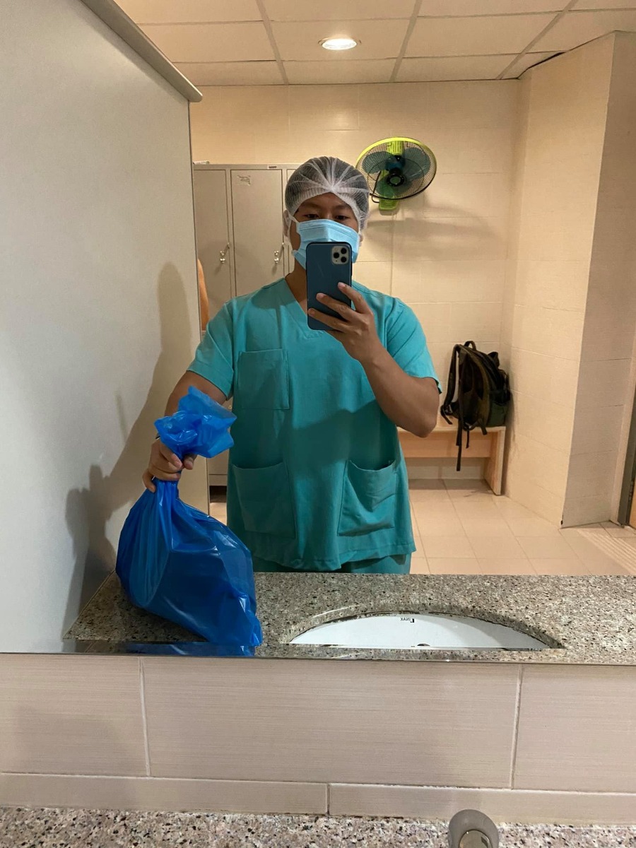 [Góc review Bệnh Viện Quốc Tế Hạnh Phúc] 

Tại trong đây có đúng 2 vợ chồng với nhau nên mình phải tìm hiểu từ A đến Z nên mới có bài review này chứ có ông bà nội ngoại lo thì mình chắc cũng ko biết gì luôn. 😅

Đúng ra là ban đầu mình ko biết đến bệnh viện này đâu, loanh quanh Vinmec với Việt Pháp, Từ Dũ. Nhưng đến khi tìm hiểu thì mới thấy nó đáng tiền ae ạ, nó chỉ đắt hơn Vin tí ti thôi nhưng sắt ra miếng.

Nói về chất lượng thì top Sài Gòn rồi từ đội ngũ bác sĩ cho đến chuyên môn và luôn áp dụng công nghệ mới nhất. Còn dịch vụ thì chả khác gì book phòng trên agoda có cả phòng view sông nữa. 🤣

Mình thì được vào phòng mổ cùng với vợ thì thấy riêng ekip đã hơn 10 người hỗ trợ liên tục cùng với bác sĩ mổ và cũng may đợt này mình book được bác Đức trưởng khoa nên yên tâm hẳn. Rồi trong phòng mổ còn được nghe nhạc thư giãn nữa, bác sĩ bật mấy bài về mẹ nghe cảm động lắm luôn hiuhiu. ❤️

Sau khi mổ xong thì trong thời gian 5 hôm ở viện, ngày nào cũng có bác sĩ khám cho mẹ và khám cho bé đến thăm hàng ngày. Bé thì ngày tắm 1 lần mẹ thì được massage vai gáy với gội đầu. Thường thì đẻ mổ sẽ đau mà đến đêm ngày thứ 1 vợ mình đã tự đi lại được rồi, trộm vía. ❤️

Ăn uống thì người đi cùng ngày 3 bữa còn bà bầu 4 bữa kèm hoa quả và có cả minibar, đồ ăn ngon và đẹp mắt   nghỉ ngơi thì người đi cùng có giường riêng hoặc thích thì nằm trên sofa bed cũng được.

Còn ở bên ngoài lúc nào cũng có y tá trực 24/7 ấn chuông là có người vào và ở đây có một cái hay nữa là bệnh viện luôn hướng tới việc nuôi con bằng sữa mẹ nên luôn luôn hỗ trợ vợ mình rất nhiệt tình những ngày đầu để làm sao sữa về nuôi Thóc. Nói chung là từ bác sĩ, y tá đến các bạn vệ sinh rồi phục vụ đều nhẹ nhàng và nhiệt tình lắm nên cảm giác đang đi nghỉ dưỡng chứ ko phải ở bệnh viện.

Review ngắn gọn thế để cho các ae sau này đi đẻ có thêm lựa chọn cho vợ, mình là nóc mà nên dù gì cũng nên chủ động với cả bây giờ đâu có ai đẻ 5-7 con nữa đâu, cùng lắm là 3-4 thôi nên là khuyên ae cứ chọn chỗ nào đẻ cho “mẹ tròn con vuông” là quan trọng nhất, ko nên để hối hận điều gì, rồi vợ mình tâm lý thoải mái thì mình cũng nhẹ đầu nữa =))))))

À có lưu ý nữa là ae nào có bảo hiểm thì khi đăng ký đẻ cứ báo là ko có bảo hiểm nhé, mình trả tiền trước rồi sau đó lấy hóa đơn về claim với bảo hiểm sau. Vì mức giá của bệnh viện dành cho người có bảo hiểm luôn cao hơn nhé.

Cuối cùng tên con là Trọng Phúc con xin chào các cô chú ạ ❤️❤️❤️