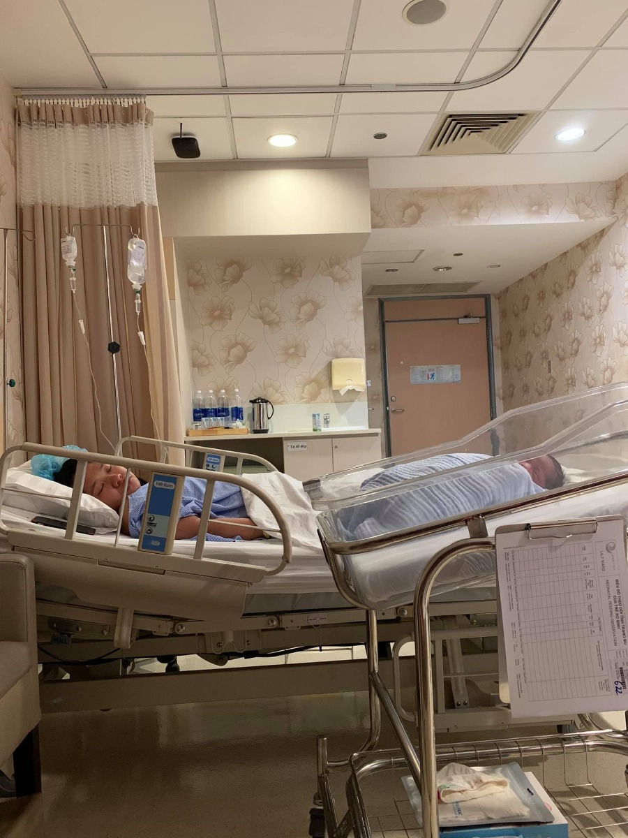 [Góc review Bệnh Viện Quốc Tế Hạnh Phúc] 

Tại trong đây có đúng 2 vợ chồng với nhau nên mình phải tìm hiểu từ A đến Z nên mới có bài review này chứ có ông bà nội ngoại lo thì mình chắc cũng ko biết gì luôn. 😅

Đúng ra là ban đầu mình ko biết đến bệnh viện này đâu, loanh quanh Vinmec với Việt Pháp, Từ Dũ. Nhưng đến khi tìm hiểu thì mới thấy nó đáng tiền ae ạ, nó chỉ đắt hơn Vin tí ti thôi nhưng sắt ra miếng.

Nói về chất lượng thì top Sài Gòn rồi từ đội ngũ bác sĩ cho đến chuyên môn và luôn áp dụng công nghệ mới nhất. Còn dịch vụ thì chả khác gì book phòng trên agoda có cả phòng view sông nữa. 🤣

Mình thì được vào phòng mổ cùng với vợ thì thấy riêng ekip đã hơn 10 người hỗ trợ liên tục cùng với bác sĩ mổ và cũng may đợt này mình book được bác Đức trưởng khoa nên yên tâm hẳn. Rồi trong phòng mổ còn được nghe nhạc thư giãn nữa, bác sĩ bật mấy bài về mẹ nghe cảm động lắm luôn hiuhiu. ❤️

Sau khi mổ xong thì trong thời gian 5 hôm ở viện, ngày nào cũng có bác sĩ khám cho mẹ và khám cho bé đến thăm hàng ngày. Bé thì ngày tắm 1 lần mẹ thì được massage vai gáy với gội đầu. Thường thì đẻ mổ sẽ đau mà đến đêm ngày thứ 1 vợ mình đã tự đi lại được rồi, trộm vía. ❤️

Ăn uống thì người đi cùng ngày 3 bữa còn bà bầu 4 bữa kèm hoa quả và có cả minibar, đồ ăn ngon và đẹp mắt   nghỉ ngơi thì người đi cùng có giường riêng hoặc thích thì nằm trên sofa bed cũng được.

Còn ở bên ngoài lúc nào cũng có y tá trực 24/7 ấn chuông là có người vào và ở đây có một cái hay nữa là bệnh viện luôn hướng tới việc nuôi con bằng sữa mẹ nên luôn luôn hỗ trợ vợ mình rất nhiệt tình những ngày đầu để làm sao sữa về nuôi Thóc. Nói chung là từ bác sĩ, y tá đến các bạn vệ sinh rồi phục vụ đều nhẹ nhàng và nhiệt tình lắm nên cảm giác đang đi nghỉ dưỡng chứ ko phải ở bệnh viện.

Review ngắn gọn thế để cho các ae sau này đi đẻ có thêm lựa chọn cho vợ, mình là nóc mà nên dù gì cũng nên chủ động với cả bây giờ đâu có ai đẻ 5-7 con nữa đâu, cùng lắm là 3-4 thôi nên là khuyên ae cứ chọn chỗ nào đẻ cho “mẹ tròn con vuông” là quan trọng nhất, ko nên để hối hận điều gì, rồi vợ mình tâm lý thoải mái thì mình cũng nhẹ đầu nữa =))))))

À có lưu ý nữa là ae nào có bảo hiểm thì khi đăng ký đẻ cứ báo là ko có bảo hiểm nhé, mình trả tiền trước rồi sau đó lấy hóa đơn về claim với bảo hiểm sau. Vì mức giá của bệnh viện dành cho người có bảo hiểm luôn cao hơn nhé.

Cuối cùng tên con là Trọng Phúc con xin chào các cô chú ạ ❤️❤️❤️