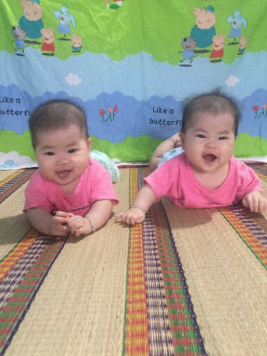 Hai em lúc đc 6 tháng, trộm vía đang chơi thử các bài lẫy lật trên app, hợp tác lắm các mẹ ạ