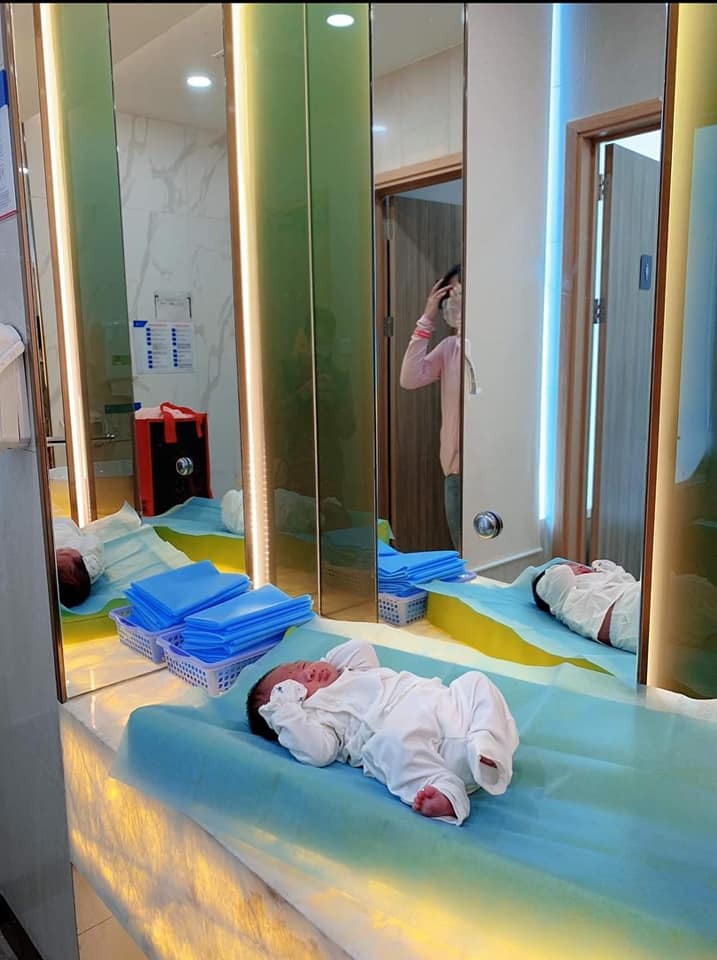 Review sinh ở bệnh viện quốc tế mỹ

Nhiều Bạn Nhắn Tin Hỏi Hoa Sanh AIH Có Tốt Không ? Hôm Nay Rảnh Ngồi Review Cho các Bạn Co Ý Định Sinh AIH Ạ.
 Hoa Dự Sanh 5/12 Nhưng Sanh Sớm Hơn Dự Định 8/11 Đã Vỡ Ối Rồi Trong Khi lúc Đó Mình Mẹ Em Mình chưa Lên Kịp. 6 h sáng Vỡ Ối Bắt Xe Qua Benh Viện, Không Chuẩn Bị trước Gì Cả Minh Đi Người Không , Bệnh Viện Nhận Ca Của Mình K co Giấy tờ Người Thân Gì Hết ( Khúc Này Mẹ Mình Đang Bật Đèn Ưu tiên Chạy qua Bệnh viện 😂) Đây La Điểm Cộng Cho bệnh Viện cho mình lên Phòng chờ sanh luôn trong khi chưa ứng viện lần nào, Bác Sĩ Y Tá Vẫn Rất ân Cần với Bệnh Nhân ❤️
♥Về Bác Sĩ , Điều Dưỡng
 Mình Lên Phòng Chờ Sanh lúc 7 h sáng, Y tá Bác Sĩ Vãn liên tục ra vào thăm nom minh ( Nửa Tiếng sau mẹ, Chồng Minh mới Lên tới) Làm Thủ Tục Ứng Viện. Bạn Gấu Nhà Mình Hơi Lì 8 h tối mới chịu ra.
♥Về Phòng sanh 
Sạch Sẽ, Đẹp Đẽ 😀, Mình Chọn Phòng Sanh 4 In 1 Gọi Bác Sĩ Riêng , Mình Gọi Bác Hiền , Bệnh Viện Sẽ Liên Hệ Với Bác Khi Bạn Yêu Cầu. lúc Sanh bác Sĩ Y tá Vui Vẻ dạy Cách lấy hơi để rặn, Mình chịu đau dở nên Gây Tê Màng cứng ,không biết các m thì sao chứ bác gây tê màng cứng cho mình ko đau nè, thế là 3 hơi rặn là ra em Gấu. mình Chỉ bị đau lúc cơn gò lên mạnh. Sanh Xong Bác Còn chụp Cho Cái Hình Làm Kỉ niệm Vì Trường Hợp Của Em Gấu Bác Nói Đỡ Được Ca Này Bác Rất Vui Thấy Gia đình rất may mắn Vì Mình Bị Nhau Tiền đạo ma lúc Bầu không phát Hiện.Khám Hậu Sản Sau sinh Tính Tiền Trong Gói Sinh luon ạ, Sau Sanh Được Đội Ngũ bệnh Viện Đến Tặng quà cho bé ạ .
♥️Về Đồ Ăn 
Ngày 3 Bữa Chính , 2 Bữa Phụ Đầy Đủ Dinh Dưỡng Cho sản Phụ, Được Chọn Món Á Hoặc Món Âu. Đồ Ăn Với Mình Là Ngon Chỉ Chờ Tới Bữa Ăn Thôi.😌
♥️ Tổng Thiệt Hại 
Con Mình Sinh sớm mình ở lại thêm ngày, Từ ngày 8/11 -12/11 Là 65 Triệu. ( Chi tiết Dưới Hình Nè)
❤️❤️❤️TỔNG QUAN : Benh vien Dịch Vụ Tốt , Bác Sĩ Ân Cần Nhẹ Nhàng  từ Từ dũ Các bệnh viện lớn hơn 10 năm Kinh nghiệm mới được tuyển , phòng ốc sạch sẽ đẹp đẽ, Có Cái Gội Đầu tự gội nha các Mom 😂600k/ lần Gội .
Nhìn chung Đáng Đồng tiền bỏ ra , Kết là ráng làm kiếm tiền tập 2 vào đây đẻ nữa 🥰

Nguồn #ngọc_hoa