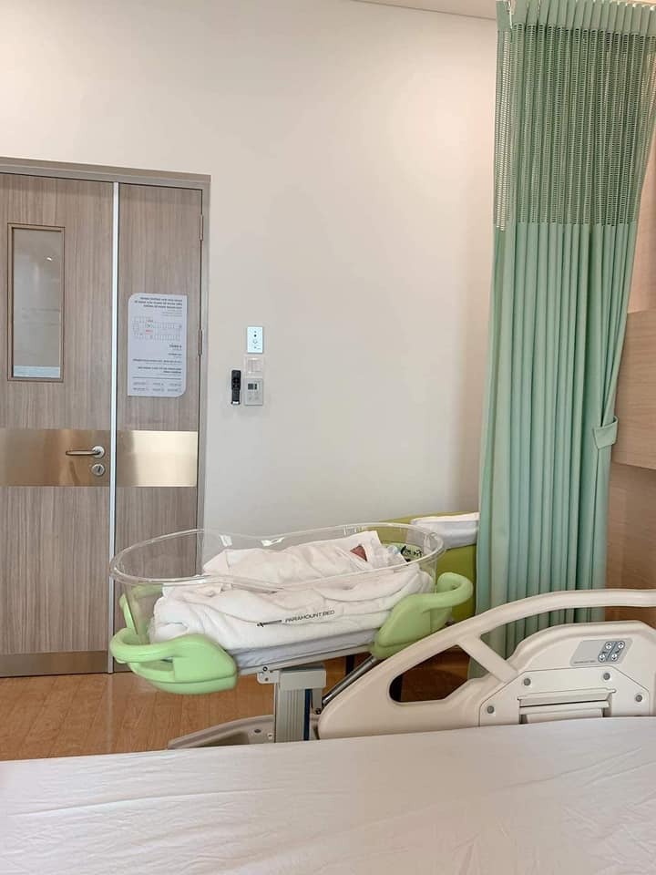 Review sinh ở bệnh viện quốc tế mỹ

Nhiều Bạn Nhắn Tin Hỏi Hoa Sanh AIH Có Tốt Không ? Hôm Nay Rảnh Ngồi Review Cho các Bạn Co Ý Định Sinh AIH Ạ.
 Hoa Dự Sanh 5/12 Nhưng Sanh Sớm Hơn Dự Định 8/11 Đã Vỡ Ối Rồi Trong Khi lúc Đó Mình Mẹ Em Mình chưa Lên Kịp. 6 h sáng Vỡ Ối Bắt Xe Qua Benh Viện, Không Chuẩn Bị trước Gì Cả Minh Đi Người Không , Bệnh Viện Nhận Ca Của Mình K co Giấy tờ Người Thân Gì Hết ( Khúc Này Mẹ Mình Đang Bật Đèn Ưu tiên Chạy qua Bệnh viện 😂) Đây La Điểm Cộng Cho bệnh Viện cho mình lên Phòng chờ sanh luôn trong khi chưa ứng viện lần nào, Bác Sĩ Y Tá Vẫn Rất ân Cần với Bệnh Nhân ❤️
♥Về Bác Sĩ , Điều Dưỡng
 Mình Lên Phòng Chờ Sanh lúc 7 h sáng, Y tá Bác Sĩ Vãn liên tục ra vào thăm nom minh ( Nửa Tiếng sau mẹ, Chồng Minh mới Lên tới) Làm Thủ Tục Ứng Viện. Bạn Gấu Nhà Mình Hơi Lì 8 h tối mới chịu ra.
♥Về Phòng sanh 
Sạch Sẽ, Đẹp Đẽ 😀, Mình Chọn Phòng Sanh 4 In 1 Gọi Bác Sĩ Riêng , Mình Gọi Bác Hiền , Bệnh Viện Sẽ Liên Hệ Với Bác Khi Bạn Yêu Cầu. lúc Sanh bác Sĩ Y tá Vui Vẻ dạy Cách lấy hơi để rặn, Mình chịu đau dở nên Gây Tê Màng cứng ,không biết các m thì sao chứ bác gây tê màng cứng cho mình ko đau nè, thế là 3 hơi rặn là ra em Gấu. mình Chỉ bị đau lúc cơn gò lên mạnh. Sanh Xong Bác Còn chụp Cho Cái Hình Làm Kỉ niệm Vì Trường Hợp Của Em Gấu Bác Nói Đỡ Được Ca Này Bác Rất Vui Thấy Gia đình rất may mắn Vì Mình Bị Nhau Tiền đạo ma lúc Bầu không phát Hiện.Khám Hậu Sản Sau sinh Tính Tiền Trong Gói Sinh luon ạ, Sau Sanh Được Đội Ngũ bệnh Viện Đến Tặng quà cho bé ạ .
♥️Về Đồ Ăn 
Ngày 3 Bữa Chính , 2 Bữa Phụ Đầy Đủ Dinh Dưỡng Cho sản Phụ, Được Chọn Món Á Hoặc Món Âu. Đồ Ăn Với Mình Là Ngon Chỉ Chờ Tới Bữa Ăn Thôi.😌
♥️ Tổng Thiệt Hại 
Con Mình Sinh sớm mình ở lại thêm ngày, Từ ngày 8/11 -12/11 Là 65 Triệu. ( Chi tiết Dưới Hình Nè)
❤️❤️❤️TỔNG QUAN : Benh vien Dịch Vụ Tốt , Bác Sĩ Ân Cần Nhẹ Nhàng  từ Từ dũ Các bệnh viện lớn hơn 10 năm Kinh nghiệm mới được tuyển , phòng ốc sạch sẽ đẹp đẽ, Có Cái Gội Đầu tự gội nha các Mom 😂600k/ lần Gội .
Nhìn chung Đáng Đồng tiền bỏ ra , Kết là ráng làm kiếm tiền tập 2 vào đây đẻ nữa 🥰

Nguồn #ngọc_hoa