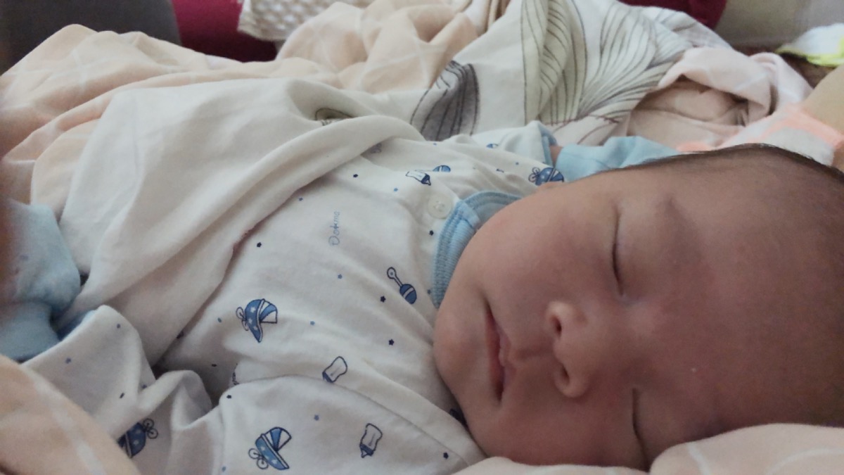 E sinh đk 1 tháng giờ ms ngoi lên chào các mom. Cảm ơn app mamibabi đã giúp e suất quá trình thai giáo. E cho nghe nhạc và đọc kể chuyện nhiều nên giờ sinh ra bé hay cười mà cũg khoái nghe đọc kể chuyện lắm nhé các mom, mỗi lần hát là hắn cười tít🤣🤣🤣