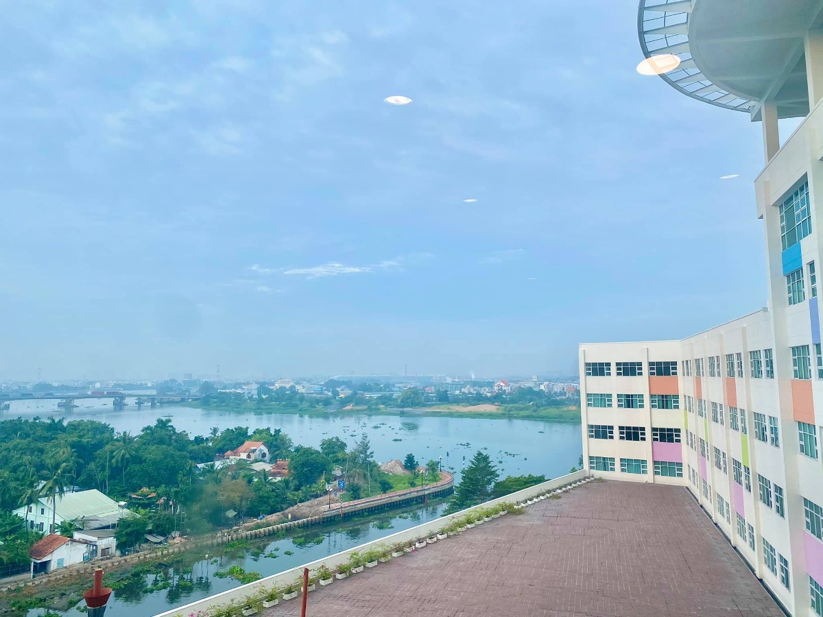 [Góc review Bệnh Viện Quốc Tế Hạnh Phúc] 

Tại trong đây có đúng 2 vợ chồng với nhau nên mình phải tìm hiểu từ A đến Z nên mới có bài review này chứ có ông bà nội ngoại lo thì mình chắc cũng ko biết gì luôn. 😅

Đúng ra là ban đầu mình ko biết đến bệnh viện này đâu, loanh quanh Vinmec với Việt Pháp, Từ Dũ. Nhưng đến khi tìm hiểu thì mới thấy nó đáng tiền ae ạ, nó chỉ đắt hơn Vin tí ti thôi nhưng sắt ra miếng.

Nói về chất lượng thì top Sài Gòn rồi từ đội ngũ bác sĩ cho đến chuyên môn và luôn áp dụng công nghệ mới nhất. Còn dịch vụ thì chả khác gì book phòng trên agoda có cả phòng view sông nữa. 🤣

Mình thì được vào phòng mổ cùng với vợ thì thấy riêng ekip đã hơn 10 người hỗ trợ liên tục cùng với bác sĩ mổ và cũng may đợt này mình book được bác Đức trưởng khoa nên yên tâm hẳn. Rồi trong phòng mổ còn được nghe nhạc thư giãn nữa, bác sĩ bật mấy bài về mẹ nghe cảm động lắm luôn hiuhiu. ❤️

Sau khi mổ xong thì trong thời gian 5 hôm ở viện, ngày nào cũng có bác sĩ khám cho mẹ và khám cho bé đến thăm hàng ngày. Bé thì ngày tắm 1 lần mẹ thì được massage vai gáy với gội đầu. Thường thì đẻ mổ sẽ đau mà đến đêm ngày thứ 1 vợ mình đã tự đi lại được rồi, trộm vía. ❤️

Ăn uống thì người đi cùng ngày 3 bữa còn bà bầu 4 bữa kèm hoa quả và có cả minibar, đồ ăn ngon và đẹp mắt   nghỉ ngơi thì người đi cùng có giường riêng hoặc thích thì nằm trên sofa bed cũng được.

Còn ở bên ngoài lúc nào cũng có y tá trực 24/7 ấn chuông là có người vào và ở đây có một cái hay nữa là bệnh viện luôn hướng tới việc nuôi con bằng sữa mẹ nên luôn luôn hỗ trợ vợ mình rất nhiệt tình những ngày đầu để làm sao sữa về nuôi Thóc. Nói chung là từ bác sĩ, y tá đến các bạn vệ sinh rồi phục vụ đều nhẹ nhàng và nhiệt tình lắm nên cảm giác đang đi nghỉ dưỡng chứ ko phải ở bệnh viện.

Review ngắn gọn thế để cho các ae sau này đi đẻ có thêm lựa chọn cho vợ, mình là nóc mà nên dù gì cũng nên chủ động với cả bây giờ đâu có ai đẻ 5-7 con nữa đâu, cùng lắm là 3-4 thôi nên là khuyên ae cứ chọn chỗ nào đẻ cho “mẹ tròn con vuông” là quan trọng nhất, ko nên để hối hận điều gì, rồi vợ mình tâm lý thoải mái thì mình cũng nhẹ đầu nữa =))))))

À có lưu ý nữa là ae nào có bảo hiểm thì khi đăng ký đẻ cứ báo là ko có bảo hiểm nhé, mình trả tiền trước rồi sau đó lấy hóa đơn về claim với bảo hiểm sau. Vì mức giá của bệnh viện dành cho người có bảo hiểm luôn cao hơn nhé.

Cuối cùng tên con là Trọng Phúc con xin chào các cô chú ạ ❤️❤️❤️