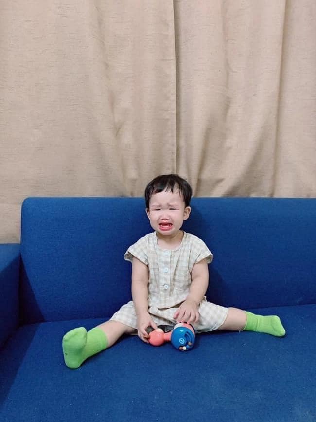“ĐẶC SẢN” CỦA NHÀ CÓ CON NHỎ MÙA GIÃN CÁCH 😀😀
Ngày vài trận đòn, gào thét khản cổ. 😭