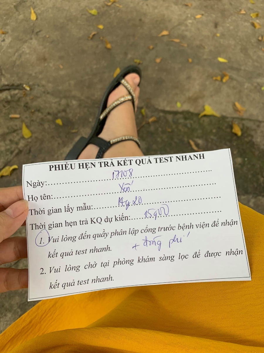 Đã hoàn thành mũi Vaccine Covid đầu tiên . 

-- Cảm thấy may mắn vì mình chọn được chổ tiêm sạch sẽ tiện nghi lại siêu vắng như vậy trong thời điểm này . 

Tuần trước thấy nhiều người đi tiêm ở ĐHYD rồi bv Hùng Vương mình cũng nôn nóng lắm , nhưng rồi bình tĩnh chờ đợi vì mấy bv đó rất đông sợ bị lây nhiễm chéo và đang bầu to ko đủ sức xếp hàng chờ đợi . 

❤ Rồi thấy được thông tin bv Mỹ Đức cho đăng kí chích cho các bạn bầu từ 13w trở lên mình đk liền , chờ đợi 2 ngày bên bv gọi lại và nhắn tin hẹn ngày chích . 

-- Quy trình chích ở đây cũng siêu đơn giản : nếu có giấy khám thai trong 1 tháng gần nhất thì ko cần khám lại , test nhanh Covid 300k và được chích thuốc Astra miễn phí . 

Đầu tiên tới khai báo y tế , sau đó test nhanh chờ 30p có kết quả sau đó trực tiếp lên lầu 4 để được tư vấn chích ( mình ghé lầu 1 để khám và siêu âm ) . 

-- Ko biết do mình là ca cuối chích hôm nay hay sao mà ko giai đoạn nào phải chờ số hết luôn , điền giấy xong được Bác sĩ tư vấn rồi đi thẳng qua chích - Mũi chích siêu nhẹ nhàng ko hề có cảm giác gì luôn . 
- Sau chích ngồi theo dõi cỡ 20p thì được đi đo tim thai lại dặn dò các thứ sau tiêm thì được về rồi ❤ 

Mình đánh giá bv Mỹ Đức cho chích đợt này 10/10 luôn , từ nhân viên tới y tá bác sĩ đều rất nhẹ nhàng từ tốn nhiệt tình thăm khám và tư vấn 

. Còn bệnh viện thì sạch sẽ tiện nghi , bánh kẹo đầy đủ cho mình ngồi chờ có ăn , có điều làm nhanh quá chưa kịp ăn gì :v 

Mấy bạn bầu trên 13w nhanh nhanh đăng kí chích cho kịp thuốc nghen