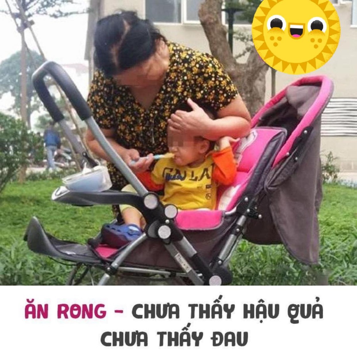 ĂN RONG - CHƯA THẤY HẬU QUẢ CHƯA THẤY ĐAU‼️

Bạn thấy cảnh này quen không?
- Ông đẩy cháu đằng trước, bà ôm bát cháo chạy theo sau,
- Giúp việc 1 tay đẩy xe, 1 tay cầm bát cháo, bà bế cháu, mẹ lăm lăm bát cháo bên cạnh
- Giúp việc vác cháu ngang hông, 1 tay bát cháo, 1 tay thìa, chạy quanh xóm ...

Và:
- Con chim kìa ! Há mồm! 1 miếng
- Ô tô kìa! Há mồm! Miếng nữa
- Bác bảo vệ kìa, không ăn bác bắt đi bây giờ! Há mồm! Được miếng nữa
- Ngào ộp kìa! Há mồm ra nhanh lên! Thêm 1 miếng
- Chú ơi nó không ăn đâu, bắt nó đi ạ! Há mồm ra! Lại được 1 miếng... ...

Mấy việc này hiển nhiên như sinh ra bầu trời là sẽ có trăng, có sao vậy....

Con ăn, cháu ăn thì cho ra ngoài, vừa đông vui, vừa được tám, con/cháu vừa ăn được hết phần hết suất. Nhất cử lưỡng tiện.

Khi còn nhỏ, ta cho con/cháu đi rong để đút ăn, trộm vía con/cháu ăn rất tốt, ta hoàn thành nhiệm vụ là mẹ/bà/giúp việc đảm, biết chăm con/cháu, ăn uống tốt, lên cân bụ bẫm, ai cũng khen

- Rồi đến 1 ngày, ta đau chân/ta bệnh, ta không đưa con/cháu đi ăn rong được. Ở trong nhà nhất quyết nó không ăn. Nó tuyệt thực.

- Rồi đến 1 ngày, ta không làm trò, không cho đi ăn rong nữa là con/cháu nó không thèm ăn. Nó tuyệt thực.

- Rồi đến 1 ngày, tự dưng thấy hệ tiêu hóa của con/cháu ta có vấn đề, ăn mãi không thấy hấp thụ được, liên tục rối loạn tiêu hóa.

- Rồi đến 1 ngày, trong nhà thì tiệt trùng mà con/cháu thì vẫn bị chân tay miệng mà không hiểu tại sao.

- Rồi đến 1 ngày, cứ thấy bên ngoài có bệnh gì là y rằng con nhiễm ngay bệnh đó, thế nó mới vi diệu.

❎CÓ GÌ ĐÂU MÀ VI DIỆU: Khi cho con/cháu đi ăn rong, tức là chúng ta dùng các ngoại cảnh bên ngoài để con/cháu không tập trung vào bữa ăn và nhét cho con/cháu ăn một cách thụ động.

Khi ăn thụ động thì não bộ không chỉ huy hệ tiêu hóa hoạt động chủ động, hệ tiêu hóa lúc này hoạt động một cách miễn cưỡng, các dung dịch tiêu hóa cũng tiết ra 1 cách miễn cưỡng, dạ dày cũng co bóp 1 cách miễn cưỡng, dẫn đến hiện tượng không hấp thu được hết chất dinh dưỡng, cũng không tiêu hóa được hết thực phẩm, cuối cùng làm hại cho hệ tiêu hóa.

Hệ tiêu hóa bị hại ngày này qua tháng khác thì có gặp các vấn đề về tiêu hóa không, cơ thể có nạp có đủ chất được không, ăn có lớn được không? Khi cho con/cháu đi ăn rong tức là có bao nhiêu vi trùng vi khuẩn ở bên ngoài, ta hốt hết vào bát cháo rồi cố công nhét hết cái đống vi khuẩn đó vào mồm con/cháu.

Bệnh từ đây mà ra chứ đâu nữa. Hãy thử tưởng tượng: Khi cho con/cháu đi ăn rong, đang đứng trong thang máy, thằng bên cạnh hắt hơi 1 cái, bát cháo hứng cho hết, rồi nhét vào mồm con/cháu. Bệnh không?

Và khi cho con/cháu đi ăn rong, bát cháo mà để cả tiếng bên ngoài, bưng đi hết chỗ này chỗ khác. Người lớn ăn thử xem nó còn ngon không mà cứ bắt con/cháu mình ăn cho hết.

❎VẬY NGUYÊN NHÂN TỪ ĐÂU RA?
- Vì ông bà, bố mẹ không có đủ kiến thức về cách thiết lập thói quen ăn uống của con
- Vì ông bà, bố mẹ chỉ muốn con cháu ăn nhiều, bất chấp hậu quả
- Vì ông bà, bố mẹ chưa thấy hậu quả nên chưa thấy đau

❎THẾ KHÔNG MUỐN ĐAU THÌ PHẢI LÀM THẾ NÀO?
Với những bạn mới bắt đầu ăn dặm, thiết lập thói quen ngồi vào ghế khi ăn và tuyệt đối không đi ăn rong ngay từ khi bắt đầu.

Làm ngay từ đầu rất dễ. Vì trẻ không có sự so sánh giữa đi ăn rong và ngồi ăn. Mặc định ăn là ngồi ghế, và cứ mãi là như vậy Khi con có hiện tượng không muốn ngồi ghế để ăn, ăn uống không tập trung, cho con 3 cơ hội để con ngồi ăn lại trong ghế, nếu cả 3 cơ hội vẫn không hợp tác để tiếp tục ăn thì cho con ra khỏi ghế và kết thúc bữa ăn.

Để dần dần trẻ biết rằng là: "À, không ngồi ghế ăn cho tử tế là không được ăn, mình phải ngồi tử tế thôi không là mình sẽ đói" Không phải tự nhiên mà phương pháp ăn dặm kiểu Nhật (ADKN) và ăn dặm bé chỉ huy (BLW), bắt buộc trẻ phải ngồi ghế khi ăn. Chỉ có ăn dặm truyền thống (ADTT) của chúng ta mới có hiện tượng này.

❎CÒN ĐỐI VỚI NHỮNG BẠN QUEN ĂN RONG RỒI THÌ LÀM THẾ NÀO?
Áp dụng QUY LUẬT CÂN BẰNG trong nuôi con thuận tự nhiên. Cho con được đói, ĐÓI THÌ CON SẼ ĂN! Sử dụng phương pháp CHO CON ĐƯỢC ĐÓI: Đến bữa là ngồi vào bàn ăn, không đi ăn rong, đòi đi ăn rong là kết thức bữa ăn.

Để con được đói! Yên tâm là không đứa trẻ nào tự để mình chết đói cả (trừ trường hợp bệnh lý)
👍Nhưng cho con ĐƯỢC ĐÓI LÀ PHẢI ĐÚNG CÁCH! Đúng cách là như thế nào?

🍀 Xác định vấn đề của con có phải là đòi đi ăn rong mới ăn hay không?

🍀. Nếu đúng, thì đến bữa ăn, con đòi đi ăn rong chúng ta không đáp ứng, con sẽ không ăn, không sao cả, ta tôn trọng con

🍀 Ta cắt hoàn toàn bữa phụ, sữa, đồ ăn vặt ... Chỉ ăn các bữa chính

🍀 Đến bữa chính tiếp theo, ta lại cho con ăn, và tất nhiên là không đi ăn rong, có thể con sẽ tiếp tục không ăn, không sao cả. Ta tôn trọng quyền quyết định của con

🍀 Đến tối trước khi đi ngủ, ta xem con có dấu hiệu đói lả không, nếu có thì có thể cho con uống hộp sữa, nếu không thì không sao cả. Cứ kệ con.

🍀 Không đứa trẻ nào tự bỏ đói mình quá 48h, sau đó sẽ đói ngấu nghiến đòi ăn, đến bữa chính dọn ra cho ăn, nhưng ăn chỉ được 1 ít lại sẽ bắt đầu mè nheo.

Không sao cả, cho 3 cơ hội để tiếp tục, nếu không hợp tác thì kết thúc bữa ăn. Và cứ kiên trì thực hiện dần dần như vậy, mỗi ngày lượng ăn của con sẽ tự tăng lên 1 chút (tất nhiên là không đi ăn rong).

Thói quen 1 con người, kể cả người lớn, trẻ con đều cần khoảng 3-4 tuần để thiết lập được. Để sửa thói quen này cho con thì ta cũng cần kiên trì trong khoảng đó thời gian, thì sẽ có kết quả.

Sau khi lượng ăn và thói quen ăn uống của con tốt dần lên thì bổ sung dần lại các bữa phụ con. Có 2 điều tiên quyết để bỏ được việc đi ăn rong của con và giúp con ngồi vào bàn ăn chung với gia đình đó là:

- Thống nhất được trong gia đình về phương pháp rèn lại thói quen ăn uống cho con, mẹ thì quyết rèn, mà ông bà vừa thấy cháu đói đã dí ngay cho cái bánh với hộp sữa thì con không được đói, và con KHÔNG ĐƯỢC ĐÓI THÌ KHÔNG BAO GIỜ SỬA được cái gì hết.

- Mẹ phải thương con ĐÚNG CÁCH, VỮNG TIN VÀ KIÊN TRÌ. Thương con 1 cách mù quáng chỉ làm hại con thôi, vừa sáng quyết tâm cho con đói để rèn thói quen ăn uống, đến chiều thấy nó đói lả lướt thương quá lại cho ăn vặt lại. Kết quả là lại như cũ, chả có gì thay đổi cả. Mẹ cần lựa chọn giữa việc:
- Để con được đói thật sự vài hôm, sau đó có thể ăn ít 1 thời gian, chấp nhận có thể sẽ sụt cân, nhưng sau 3-4 tuần thì thói quen ăn uống tốt hẳn lên và bắt đầu ăn trở lại,

- Với việc cứ kéo dài mãi cái thói quen ăn uống tệ hại của con và chui vào cái vòng luẩn quẩn không thoát được ra.

Mẹ hãy NẮM VỮNG KIẾN THỨC, VỮNG TIN VÀ KIÊN TRÌ thì sẽ thành công Đẻ con là BẢN NĂNG Làm mẹ là THIÊN CHỨC Chăm con là TRÁCH NHIỆM Muốn chăm con tốt thì phải có KIẾN THỨC Muốn có kiến thức thì phải HỌC Hãy là mẹ THÔNG THÁI - Mẹ không thông thái thì CON KHỔ!!

Nguồn: Sưu tầm