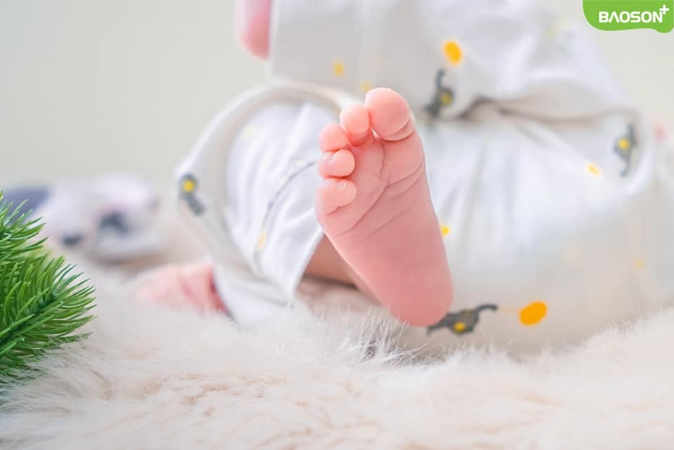 👏 Review đi đẻ ở bệnh viện Bảo Sơn 👏

Chào các mẹ, mình sinh bé được 2 tháng rồi mà hôm nay mới có thời gian review về Bảo Sơn đc. Mình viết khá dài nhưng sẽ cố gắng mạch lạc nhất có thể để các mẹ tiện tham khảo ạ.

0️⃣ VỀ CHI PHÍ

Mình đăng ký gói sinh thường năm 2020 và được khuyến mại khoảng 20% gì đó ko nhớ rõ, nên ban đầu mình trả tầm 19tr.

Sau đó vì mình quyết định mổ gấp (vẫn trong giờ hc) nên trả thêm 13tr là tiền chênh giữa gói mổ và gói thường.

Nếu mom nào muốn chuyển mổ mà ko gấp thì nên đky lên gói mổ trước tầm 1 2 ngày thì được hưởng khuyến mại như lúc đky gói (vd nếu mình đky mổ trước 1 ngày thì ko phải trả 13tr mà chỉ trả 10.4tr thôi).
Các mẹ ib cho đội CSKH để biết các chi phí mới nhất nhé ạ.

1️⃣ VỀ CHĂM SÓC KHÁCH HÀNG 

Riêng khoản này mình đánh giá 5* không chê vào đâu.
Mình tham gia hội thảo đợt đầu tháng 11/2020 để xem viện thế nào. Song hôm đó, chưa ngồi được nửa buổi thì bụng mình bỗng đau tức dữ dội, nên mình định qua viện khám luôn. Rất cảm động vì chị CSKH dìu mình qua viện và nhờ bác Cốc khám miễn phí, bác còn lấy cả giấy bút ra vẽ phác hình dạng cổ tử cung để giải thích. Hôm đó mình đã cọc luôn gói 12w và ra về với 1 túi rất nhiều quà cho mẹ và bé mà ai đến hội thảo cũng có. Nghĩ lại có khi em bé thúc mẹ chốt deal nên mới tự nhiên đau bụng như thế ^^

Sau khi chốt gói 12w, những lúc phát sinh vấn đề gì không kịp ra viện, mình hay làm phiền chị Thảo CSKH hỏi bác sĩ hộ, từ việc check đơn thuốc đau răng có an toàn không, đều được hỗ trợ rất nhiệt tình. Về sau có vấn đề sức khỏe mình alo thẳng bác Cốc, bác Phê luôn, kể cả nửa đêm. Ngoài ra cứ thi thoảng thắc mắc gì lại ib chị Thảo đều được giải đáp cặn kẽ.

Viện cũng gọi điện/sms báo lịch khám định kỳ và tư vấn nên đi hôm nào đỡ đông.

2️⃣ VỀ KHÁM THAI

Khám thai chủ yếu liên quan đến: siêu âm, làm xét nghiệm, đọc kết quả, tư vấn dinh dưỡng,... Vì mình may mắn có một thai kỳ khỏe mạnh nên chỉ tập trung review siêu âm và tư vấn dinh dưỡng thôi ạ.

À trước tiên mình sẽ trả lời câu hỏi này của nhiều mẹ:

👉BẢO SƠN CÓ ĐÔNG KHÔNG VÀ NÊN ĐI KHÁM GIỜ NÀO?

Cuối 2020 mình đi thì viện hầu như chỉ đông sáng thứ hai hàng tuần, nhưng từ giữa 2021 mình thấy lượng khách tăng mạnh, sáng nào cũng đông, ngồi full tầng 3 luôn (tốt cho viện nhưng mình thì ko thích ^^). BS đông nhất vào buổi sáng (cũng như nhiều viện khác thôi), nên các mẹ nếu không có xét nghiệm quan trọng thì có thể đi vào đầu giờ chiều sẽ rất vắng. Buổi chiều thì nên đến muộn nhất lúc 3h thôi ạ.

👉SIÊU ÂM

Mạnh tay vote 5* cho bs Thảo, nhẹ tay vote 2* cho bs khác.
5* cho bác Thảo vì nhẹ nhàng, bác xưng “mình” nghe rất yêu, đặc biệt là siêu âm rất kĩ, chỉ cho mình từng bộ phận của con kèm giải thích (hôm cuối hứng lên bác soi cả 2 chiếc lỗ mũi của con hihi). Các thông số cũng khá chuẩn, cân nặng con mình chỉ lệch 1 lạng.

Bs khác: Nếu viện đông quá hoặc bác Thảo đi vắng thì viện sẽ sắp xếp cho mình siêu âm với bs Tuấn hoặc bs Hoàng. Mình đoán là 2 bs này ko chuyên khoa sản, và máy siêu âm tầng 1 thì cũ. Bs Hoàng chụp phần não thất bên trái không đúng (9.6mm) và kết luận con mình bị giãn não thất (trong khi mình chụp lại nơi khác và sau này bs Thảo siêu âm lại chỉ tầm 7-8mm, mà kể cả chụp đúng thì trên 10mm mới được kết luận là giãn); cân nặng còn bị chênh tới 3 lạng. Bs Tuấn cũng chụp mình ngay trước sinh và kêu đầu cháu to (giọng kiểu khá nghiêm trọng) trong khi lưỡng đỉnh 96mm vẫn trong phạm vi bình thường. Đây là điểm mình ko hài lòng nhất, và sau này trước khi đến khám mình luôn gọi hotline hỏi trước là hôm nay ai siêu âm, đến viện có đông mình cũng ráng chờ để vào siêu âm bs Thảo.

Note thêm chút, như các mẹ đã biết thì sau 32w ko sâ 5D nữa, nhưng sẽ chụp ảnh màu mặt con lúc 36w làm hồ sơ sinh, và lần khám cuối mình có nhờ bsi chụp cho xem mặt con nữa, nên trước khi về bsi dừng hình tivi để mình lấy điện thoại chụp lại. Nếu các mẹ thấy ko phiền và viện ko đông thì có thể nhờ bác ạ.

👉TƯ VẤN DINH DƯỠNG

Nhiều mom thắc mắc là ko đc gặp bsi tư vấn dinh dưỡng thì mình xác nhận là cái này ko có trong lộ trình thăm khám thông thường, mẹ nào có nhu cầu thì mới gặp bsi Lan (cạnh phòng lấy  nước tiểu và đọc kết quả).

Bsi Lan nhiệt tình, kê cho mình chế độ ăn uống chi tiết, phù hợp với thể trạng.

Mình chỉ ko thích việc kê thuốc bổ quá liều. Nếu mẹ nào khắt khe về khoản này giống mình thì nên cân nhắc kỹ trước khi mua thuốc bổ theo chỉ định của bs. Như mình uống Procare đã đủ acid folic, nhưng viên sắt Coo Newcare viện kê cũng có 600mcg acid folic, chưa kể bác kê thêm cả  viên cũng 600mcg uống hàng ngày nữa. Mình có hỏi thì bác bảo ko sao, nhưng các mẹ có thể search Gg để tham khảo thêm.

👉ĂN NHẸ MỖI LẦN KHÁM

Khoản này siêu thích và chắc là ưu đãi độc nhất của BS so với các viện khác ạ. Mỗi lần đi khám theo gói mình đều xơi ngon lành súp bí ngô ngon lắm luôn. Menu còn có cháo, bánh mì, phở gà,... cũng ngon. Nhà hàng của ks có view và decor cũng đẹp nữa.

3️⃣ SINH MỔ & GIẢM ĐAU

👉TRẢI NGHIỆM SINH MỔ

Trước tiên, mình khẳng định là BS rất khuyến khích sinh thường, kể cả đã quá ngày dự sinh mấy ngày. Như mình 40w5d bác Phê khám trong bấm ối cho ra máu để kích thích cơn gò, nhưng sau mình chuyển mổ vì quá ngày dự sinh sẽ phải đi khám liên tục đâm ra mệt mỏi, sốt ruột quá.

Toàn bộ khâu chuẩn bị diễn ra rất nhanh, chỉ trong 20p là mình từ phòng khám tầng 3 leo lên bàn mổ. Trong khoảng 20p đó, mình thay váy, thụt phân, ký cam kết mổ và quyết định luôn có dùng giảm đau bằng bơm truyền tự động ko.

Ko biết các mẹ khác thế nào nhưng mình khá phê lúc thụt phân vì cả thai kì mình bị táo bón =)) Có 1 xi lanh bơm thuốc vào hậu môn và chỉ sau 1-2p là mình đi ngoài được cạn kiệt, ko chút đau đớn.

Trong lúc đó, chồng mình được nghe hướng dẫn làm da tiếp da, đi tắm sạch sẽ, nằm nghiêng ráo nước, chờ con về.

Thụt phân và ký giấy tờ xong là mình được đẩy lên phòng mổ trên tầng 7. Trong 10-15p đợi bác Phê vào mổ thì ekip buôn chuyện huyên náo lắm, liên tục hỏi mình cho mình đỡ lo và đảm bảo mình đang tỉnh táo. Sau đó lần lượt 2 mũi tiêm liền nhau - gây tê tủy sống và giảm đau bằng bơm truyền tự động, hơi buốt một chút. Khoảng 5p sau thuốc ngấm, một tấm vải che để mình không nhìn được xuống dưới. Nhưng qua chiếc đèn rọi, mình nhìn được cái bụng mình đang phản chiếu lên đó dù không rõ lắm. Rồi bắt đầu cảm giác các bác cứ giằng xé và véo cái bụng mình trong vài phút, sau đỉnh điểm là tức bụng đến mức hơi khó thở trong khoảng 10s và vẫn qua chiếc đèn mình thấy nước ối được bơm ra. Chỉ trong 5p con mình đã chào đời rồi, mình được hôn con 1 lúc rồi con được cho đi da tiếp da với bố. Sau đấy là màn khâu vết mổ, vẫn qua chiếc đèn rọi, mình thấy tay bác Phê khâu điêu luyện và tiếng chỉ khâu vào bụng nghe tách tách vui tai phết.

Mình nằm phòng hồi sức khá lâu, phải tầm 3 tiếng mới nhấc được hai chân và hông lên (nếu hết thuốc tê nhanh hơn thì nhanh được về với con hơn hay sao ấy). Nhưng có lẽ nhờ vậy mà chồng mình được nằm da tiếp da với con cũng tận 3 tiếng đó. Phòng nằm da tiếp da là một phòng riêng ở tầng 5 chứ ko bị tính vào thời gian nhận phòng.
Khi mình về phòng thì bắt đầu tính thời gian nhận phòng, được bàn giao đồ đạc. Vài tiếng sau thì rút ống thông tiểu và bắt đầu tập đi lại.
Trước ngày ra viện các mẹ sẽ được siêu âm lại ổ bụng ạ.

👉GIẢM ĐAU KHI SINH MỔ

Mình dùng giảm đau bằng bơm truyền tự động. Cái này tính phí ngoài khoảng 3 triệu và phải quyết định luôn trước khi mổ vì nó được tiêm vào lưng ngay sau mũi gây tê tủy sống. Các mẹ nên tìm hiểu luôn, kể cả ai từ đầu định đẻ thường như mình, vì nếu phải phát sinh mổ thì mình cũng dễ quyết định.

Về cơ bản bơm truyền tự động như mình truyền nước lúc sốt ạ, trong khoảng 48h lúc nào cũng đeo theo người, nhưng xịn xò ở cái là lúc nào đau quá thì bấm 1 cái nút để tăng lượng thuốc thêm chút, sẽ thấy mát mát ở lưng là thuốc về. 

Mình chỉ ko thích vì cái chai khá nặng và vướng, có lúc mình đứng dậy đi wc, làm rơi vỡ luôn cái vỏ chai và mũi kim bị động nên đau.

Mặc dù dùng giảm đau thì chắc chắn đỡ đau, nhưng có lẽ do cơ địa nên mình vẫn đau ko ngủ nổi và phải xin thêm viên giảm đau nhét vào hậu môn (viên này free, cứ đau là gọi y tá họ đặt cho, mà viên này đút vào thấy nhẹ ngay). Đến tận hôm ra viện, lưng mình vẫn còng xuống và chân thì líu ríu vì đau quá, về nhà tầm 10 ngày mới đi lại bình thường được.

4️⃣ VỀ CHĂM SÓC KHI LƯU VIỆN

👉TIỆN NGHI TRONG PHÒNG

Điều hòa: viện khuyến cáo bật 28 độ nhưng đẻ xong mình vã mồ hôi liên tục nên có lúc phải hạ xuống 26 độ, quấn con ấm là được. Mẹ nào nằm phía trong gần điều hòa thì mát, còn nằm gần cửa ra vào phải kéo giường dịch ra thẳng cửa gió điều hòa mới mát.

Người nhà nằm giường gấp, đệm bọc da, giường này trông lịch sự nhưng rất nặng với thành giường hơi vướng. Ngoài ra, viện ko phát chăn cho người nhà, điểm này mình ko hài lòng một chút vì đêm mẹ mình lạnh, phải nhờ người mang chăn vào, nên lúc ra viện lại tay xách nách mang.

Tủ quần áo có mắc áo cao đến trần nhà nên mình không treo được 🙁
Viện đã thay toàn bộ đệm cứng cho sản phụ từ đợt giữa tháng 6
WC bên ngoài nên nếu nói là phòng khép kín thì ko đúng lắm, nhưng viện nhỏ nên đi vài bước chân là tới.

👉ĐỒ DÙNG CÁ NHÂN

Phát một lần: bỉm Caryn cho mẹ & bỉm Moony cho bé (đủ dùng); 1 túi khăn ướt Mamamy 100c (đủ dùng); 1 cốc nhựa; 1 bàn chải; nước muối, Betadine (để y tá vệ sinh hàng ngày),

Thay hằng ngày: váy mẹ, full set quần áo cho bé.
Viện có sẵn: Sữa Hipp, bình sữa, máy tiệt trùng

=> Các mẹ nên mang theo: 
- quần áo cho mẹ và con khi ra viện; 
- máy hút sữa (mình ko mang, sữa về chậm ko có dụng cụ kích, dễ bị cương lên thành tắc)
- khăn sữa khoảng 5c (như con mình thì 1c của viện hàng ngày là ko đủ)
- bàn chải, kem đánh răng cho người nhà
- KHÔNG cần mang quần lót giấy hay bvs Mama vì ở viện đóng bỉm Caryn
- kem hăm (nên có để các cô bôi luôn ở viện khi tắm)
- viện kê VitaminD3+K, nước muối sinh lý Fysoline, kem hăm, sữa tắm, lotion dưỡng da của Mustela. Các mẹ có thể chủ động mua trước hoặc mua loại khác. Sữa tắm và lotion nếu mua thì về nhà mới dùng, còn những loại kia mình tự dùng luôn cho bé từ hôm thứ 2 ở viện.
- sữa tươi không đường (bs dinh dưỡng khuyến khích uống ấm để sữa nhanh về, ko nên uống sữa đặc kiểu sữa Ông Thọ)

👉CHĂM SÓC MẸ & BÉ

Hàng ngày có các bác sĩ thăm khám thường xuyên; Vệ sinh vùng kín và thay bỉm cho mẹ 2 lần/ngày vào sáng, chiều (mẹ thấy bẩn thì gọi vào thay thêm); Thay ga giường, lót chống thấm, thay váy mẹ, tắm bé 1 lần/ngày vào sáng; Tiêm kháng sinh: 2 lần/ngày vào sáng, chiều.
Bé được tiêm Vitamin K và tiêm phòng viêm gan B (trc khi tiêm vgB y tá sẽ đến tận giường cho mình check lọ vaccine rồi con được đi tiêm).
Bsi tư vấn các gói sàng lọc sau sinh cho con

Đồ ăn: sản phụ ngày 4 bữa, chọn menu từ tối hôm trước. Cơm cũng dễ ăn và no căng bụng, nhưng có những món làm từ đồ đông lạnh thấy rõ luôn. Người nhà được phát voucher ăn sáng bên khách sạn (mình ko up phòng riêng nên ko có cơm ng nhà).

Về đội ngũ y tá mình đánh giá mọi người đều rất nhiệt tình nhưng trình độ thì không tương đương nhau. Mẹ nào sinh mổ rồi sẽ nhớ có một van nhựa màu hồng mình giữ ở tay 2-3 ngày để tiêm thuốc. Mỗi khi thuốc kháng sinh vào mình đau buốt dữ dội nhưng họ kêu mình chịu đau kém, đến khi 2 mũi tiêm cuối có 1 chị y tá mới nói chỗ van hồng đó đã bị lệch ven và tiêm vào mu bàn tay thì mình ko hề đau tí nào luôn 🙁 nên nếu mẹ nào thấy buốt một cách bất thường thì cứ mạnh dạn ý kiến ạ.

Sữa mẹ: cô Sinh lực điền và các chị rất nhiệt tình nặn sữa giúp mình, đến ngày thứ 2 mình có chút sữa non, nhưng em bé nhà mình ko ngậm được ti mẹ. Nếu lúc đó các cô chỉnh giúp mình tư thế bú và khớp ngậm luôn thì tốt quá, mong là các mẹ sau sẽ được hỗ trợ thêm khoản này.
Sữa công thức: các cô ưu tiên cho bé bú mẹ và cố gắng hạn chế sữa ngoài nhưng có lúc hơi cực đoan, mình nói vậy vì bé nhà mình có lúc đói cáu gắt đỏ tím mặt vì mãi ko ti đc mẹ nhưng có bs nào đó bảo cứ cho ti mẹ đi nên các chị y tá cũng ko dám pha sữa ngay. Viện dùng bình Pigeon có van chống sặc cũng khá ổn, dùng xong các cô tiệt trùng giúp luôn.

  👉 RA VIỆN

Nhận quà của bv (mình có balo, bỉm, miếng lót thấm sữa, sữa Hipp)
Có người đến nhắc nộp giấy tờ để thanh toán, claim bảo hiểm và làm giấy chứng sinh cho con. 
Con đc phát sổ tiêm chủng 
Cảm động vì lúc ra về còn có y tá đi theo cầm đồ giúp và tiễn ra tận xe nữa.

5️⃣ VỀ TÁI KHÁM SAU SINH & ẢNH NEWBORN

👉TÁI KHÁM

Được tái khám miễn phí trong 1 tháng sau sinh cho mẹ và bé. 
Con được khám nhi trên tầng 6, đo cân nặng, chiều cao, xem có biểu hiện bệnh lý gì không, tư vấn ăn ngủ,... Ở BS ko đo vòng đầu của con.
Mẹ được siêu âm lại xem tử cung còn dịch ko, vết mổ ổn chưa,... và khám với bác sĩ. Tuy nhiên hôm mình đi khám, sau khi siêu âm xong, gặp cô Sinh với bác Cốc ko biết đang vội gì mà chỉ cho mình vào phòng xem vết mổ lành chưa và hỏi còn sản dịch ko, xong 2 người đi luôn. Mong các mẹ sau sẽ được khám kỹ hơn.

👉ẢNH NEWBORN

Nếu lúc sinh chưa chụp bộ ảnh newborn thì sẽ chụp trong phòng khám nhi luôn. Quần áo của mình, còn concept thì tùy theo ekip chứ mình ko được chọn. Viện ko trả ảnh gốc mà chỉ trả files đã chỉnh sửa rồi, chỉnh màu hơi quá nhưng mình thấy cũng đẹp, góc chụp khá đa dạng.

6️⃣ LỜI KHUYÊN CHO CÁC MẸ

Hãy ghi nhớ quyền lợi của mình và chính sách của viện, đừng ngại hỏi nếu có quyền lợi nào chưa được dùng đến hoặc viện ko đề cập đến, như da tiếp da (nếu mình ko chủ động đăng ký thì họ sẽ ko hỏi bố đâu để cho tiếp da với con), xác nhận giờ checkout phòng (hỏi trước để chủ động dọn đồ và làm thủ tục xuất viện), chiếu plasma theo ưu đãi, nhắc chụp newborn,... Mình đã chứng kiến các mẹ cùng phòng và tái khám rồi vẫn ko biết mình được hưởng những gì, hoặc ko thấy viện nhắc là bỏ qua luôn, như vậy thiệt cho mình lắm ạ.

------

Mình tạm gác lại bài chia sẻ ở đây. Mặc dù trải nghiệm ko hoàn toàn trọn vẹn nhưng mình thấy vẫn ổn và đúng đắn khi chọn BS và sẽ cân nhắc lại ở tập 2 ^^ Chúc các mẹ và các bé luôn khỏe mạnh và happy với BS ạ.