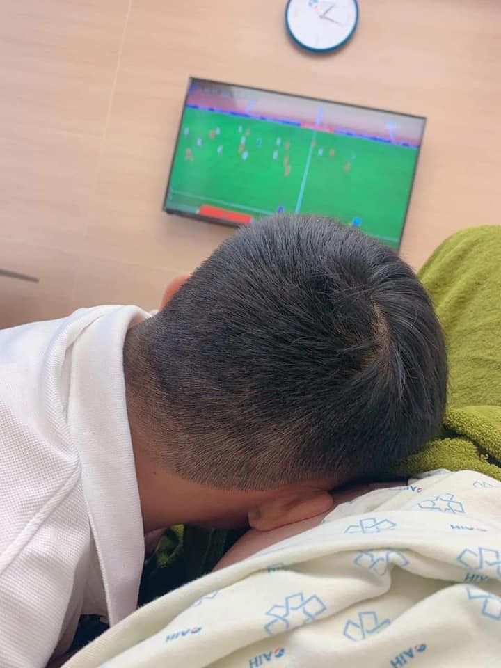 Review sinh ở bệnh viện quốc tế mỹ

Nhiều Bạn Nhắn Tin Hỏi Hoa Sanh AIH Có Tốt Không ? Hôm Nay Rảnh Ngồi Review Cho các Bạn Co Ý Định Sinh AIH Ạ.
 Hoa Dự Sanh 5/12 Nhưng Sanh Sớm Hơn Dự Định 8/11 Đã Vỡ Ối Rồi Trong Khi lúc Đó Mình Mẹ Em Mình chưa Lên Kịp. 6 h sáng Vỡ Ối Bắt Xe Qua Benh Viện, Không Chuẩn Bị trước Gì Cả Minh Đi Người Không , Bệnh Viện Nhận Ca Của Mình K co Giấy tờ Người Thân Gì Hết ( Khúc Này Mẹ Mình Đang Bật Đèn Ưu tiên Chạy qua Bệnh viện 😂) Đây La Điểm Cộng Cho bệnh Viện cho mình lên Phòng chờ sanh luôn trong khi chưa ứng viện lần nào, Bác Sĩ Y Tá Vẫn Rất ân Cần với Bệnh Nhân ❤️
♥Về Bác Sĩ , Điều Dưỡng
 Mình Lên Phòng Chờ Sanh lúc 7 h sáng, Y tá Bác Sĩ Vãn liên tục ra vào thăm nom minh ( Nửa Tiếng sau mẹ, Chồng Minh mới Lên tới) Làm Thủ Tục Ứng Viện. Bạn Gấu Nhà Mình Hơi Lì 8 h tối mới chịu ra.
♥Về Phòng sanh 
Sạch Sẽ, Đẹp Đẽ 😀, Mình Chọn Phòng Sanh 4 In 1 Gọi Bác Sĩ Riêng , Mình Gọi Bác Hiền , Bệnh Viện Sẽ Liên Hệ Với Bác Khi Bạn Yêu Cầu. lúc Sanh bác Sĩ Y tá Vui Vẻ dạy Cách lấy hơi để rặn, Mình chịu đau dở nên Gây Tê Màng cứng ,không biết các m thì sao chứ bác gây tê màng cứng cho mình ko đau nè, thế là 3 hơi rặn là ra em Gấu. mình Chỉ bị đau lúc cơn gò lên mạnh. Sanh Xong Bác Còn chụp Cho Cái Hình Làm Kỉ niệm Vì Trường Hợp Của Em Gấu Bác Nói Đỡ Được Ca Này Bác Rất Vui Thấy Gia đình rất may mắn Vì Mình Bị Nhau Tiền đạo ma lúc Bầu không phát Hiện.Khám Hậu Sản Sau sinh Tính Tiền Trong Gói Sinh luon ạ, Sau Sanh Được Đội Ngũ bệnh Viện Đến Tặng quà cho bé ạ .
♥️Về Đồ Ăn 
Ngày 3 Bữa Chính , 2 Bữa Phụ Đầy Đủ Dinh Dưỡng Cho sản Phụ, Được Chọn Món Á Hoặc Món Âu. Đồ Ăn Với Mình Là Ngon Chỉ Chờ Tới Bữa Ăn Thôi.😌
♥️ Tổng Thiệt Hại 
Con Mình Sinh sớm mình ở lại thêm ngày, Từ ngày 8/11 -12/11 Là 65 Triệu. ( Chi tiết Dưới Hình Nè)
❤️❤️❤️TỔNG QUAN : Benh vien Dịch Vụ Tốt , Bác Sĩ Ân Cần Nhẹ Nhàng  từ Từ dũ Các bệnh viện lớn hơn 10 năm Kinh nghiệm mới được tuyển , phòng ốc sạch sẽ đẹp đẽ, Có Cái Gội Đầu tự gội nha các Mom 😂600k/ lần Gội .
Nhìn chung Đáng Đồng tiền bỏ ra , Kết là ráng làm kiếm tiền tập 2 vào đây đẻ nữa 🥰

Nguồn #ngọc_hoa