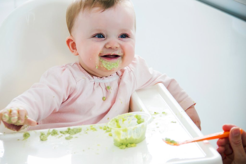 THỰC ĐƠN ĂN DẶM CHO BÉ 6 THÁNG TUỔI 

🍲 CÁC PHƯƠNG PHÁP ĂN DẶM CHO BÉ 6 THÁNG TUỔI 

Có 3 phương pháp ăn dặm cho bé 6 tháng mẹ có thể áp dụng là ăn dặm truyền thống, ăn dặm kiểu Nhật và ăn dặm tự chỉ huy BLW 

🍲 LỊCH ĂN DẶM CHO BÉ 6 THÁNG

Bé 6 tháng bắt đầu làm quen với việc ăn dặm bằng cách ăn 1 bữa/ngày. Mẹ có thể cho bé ăn vào buổi sáng, trưa hoặc chiều nhưng không nên cho bé ăn quá sát giờ đi ngủ. Tốt nhất, mẹ nên cho bé ăn cùng gia đình để tiện lợi cho mẹ và giúp bé có thói quen ăn cùng mọi người. 

🍲 TỔNG HỢP CÁC MÓN ĂN DẶM CHO BÉ 6 THÁNG 

Thực đơn ăn dặm cho bé 6 tháng tuổi sẽ được bắt đầu bằng gạo và các loại rau củ quả tươi ngon. Tùy từng phương pháp ăn dặm mà cách chế biến sẽ khác nhau. Mẹ có thể tham khảo cách làm tại link dưới đây: 

- Ăn dặm truyền thống >>> https://mamibabi.com.vn/thuc-don-an-dam?type=3&period=1&p=1 
- Ăn dặm kiểu Nhật >>> https://mamibabi.com.vn/thuc-don-an-dam?type=4&period=1&p=1 
- Ăn dặm tự chỉ huy BLW >>> https://mamibabi.com.vn/thuc-don-an-dam?type=5&period=5&p=1 

🍲 THỰC ĐƠN ĂN DẶM CHO BÉ 6 THÁNG TĂNG CÂN 

6 tháng tuổi là thời điểm bé bắt đầu ăn dặm. Mục đích lớn nhất của việc này là giúp bé làm quen với thực phẩm mới và tạo thói quen ăn dặm mỗi ngày. Lượng bé ăn và việc bé tăng cân không phải là điều mẹ cần chú trọng.

Tuy vậy trong trường hợp bé ở tình trạng thiếu cân, suy dinh dưỡng; mẹ có thể áp dụng thực đơn ăn dặm cho bé 6 tháng tăng cân bằng cách: 

- Thêm dầu ăn dặm và phô-mai vào bột/cháo của bé với một lượng vừa phải, đủ để bé ăn ngon miệng mà không bị ngán. 
- Cho bé ăn các món dầm kèm sữa như bơ dầm sữa, chuối dầm sữa. 
- Cho bé ăn tăng lượng gạo trong mỗi bữa.
- Nên cho bé ăn xay nhuyễn theo ăn dặm truyền thống hoặc ăn dặm kiểu Nhật vì các phương pháp này thường giúp bé ăn được nhiều hơn so với ăn dặm tự chỉ huy BLW (do ở giai đoạn đầu BLW bé chưa quen và chưa thành thạo kỹ năng nên thường chưa ăn được nhiều).