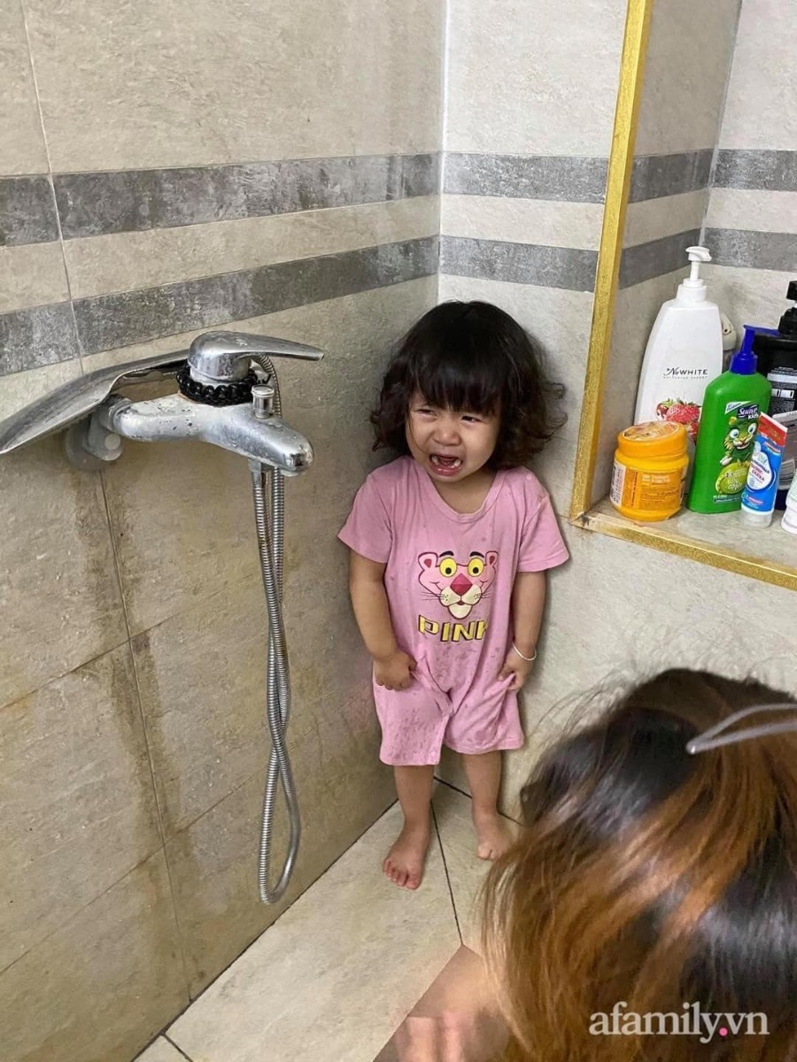 “ĐẶC SẢN” CỦA NHÀ CÓ CON NHỎ MÙA GIÃN CÁCH 😀😀
Ngày vài trận đòn, gào thét khản cổ. 😭