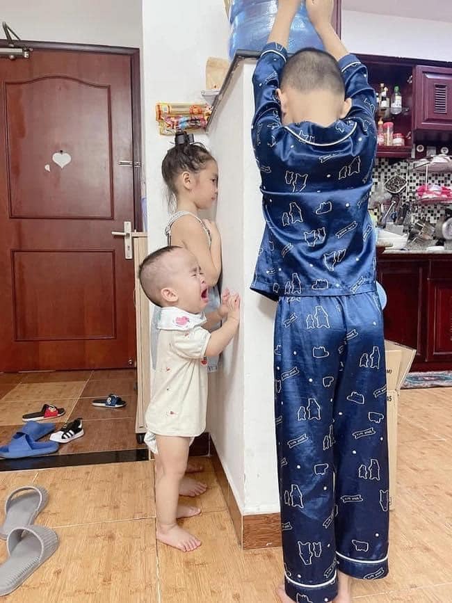“ĐẶC SẢN” CỦA NHÀ CÓ CON NHỎ MÙA GIÃN CÁCH 😀😀
Ngày vài trận đòn, gào thét khản cổ. 😭