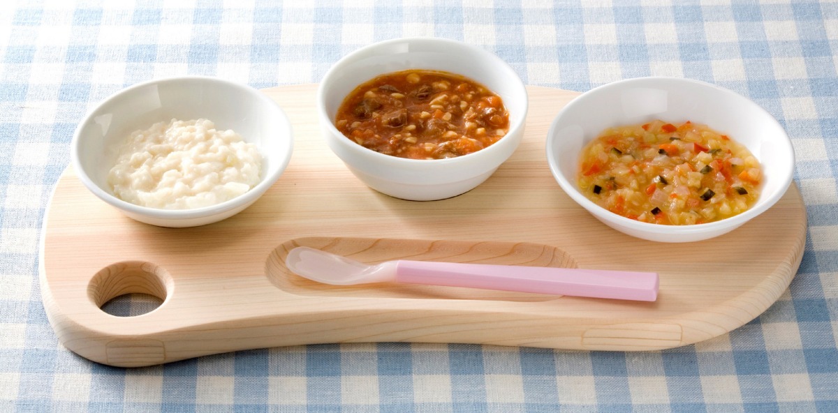 THỰC ĐƠN CHO BÉ ĂN DẶM 6 THÁNG

6 tháng là thời điểm mẹ có thể cho bé bắt đầu ăn dặm với 1 bữa/ngày. Mẹ lưu ý: ở thời điểm này, sữa vẫn là dinh dưỡng chính của bé. Ăn dặm chỉ có nghĩa là ăn thêm. Vì vậy mẹ không cần quá căng thẳng về việc bé cần ăn được bao nhiêu. 

Điều quan trọng là mẹ giúp bé làm quen với thực phẩm mới và cách ăn mới. Việc này sẽ giúp bé hình thành thói quen ăn dặm mỗi ngày và ăn ngày một tốt hơn. 

Dưới đây là thực đơn cho bé ăn dặm 6 tháng theo 3 phương pháp: 

Ăn dặm truyền thống >>> https://mamibabi.com.vn/thuc-don-an-dam?type=3&period=1&p=1
Ăn dặm kiểu Nhật >>> https://mamibabi.com.vn/thuc-don-an-dam?type=4&period=1&p=1
Ăn dặm tự chỉ huy BLW >>> https://mamibabi.com.vn/thuc-don-an-dam?type=5&period=5&p=1 

#andam #andamtuchihuy #andamtruyenthong #andamkieunhat #congthucandam