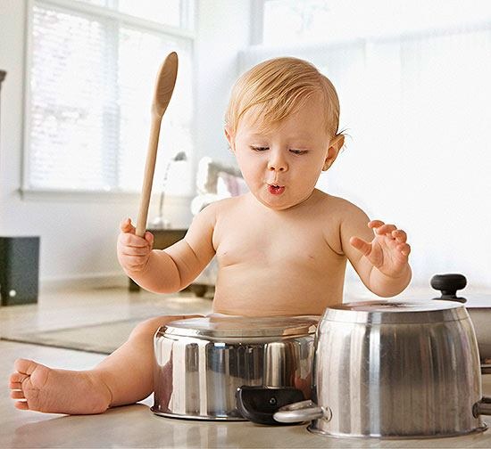 CHƠI VỚI TRẺ NHƯ THẾ NÀO?

Một thông điệp gần đây mà các nhà giáo dục trẻ nhỏ tại Anh muốn gửi đến cha mẹ: Các hoạt động vui chơi trong thời gian ấu thơ và thiếu niên sẽ giúp trẻ trở thành 1 người biết suy nghĩ để nhận thức tốt và thành công cho bản thân. Giống như Thiên tài vật lý Einstein từng nói: "Chơi là dạng thức cao nhất của khám phá". Các bé phải trải qua sự rèn luyện, hình thành thói quen tự suy nghĩ thông qua các hoạt động vui chơi.

Hãy tận dụng thời gian này để cùng trẻ sáng tạo để mùa hè của trẻ không bị đánh cắp bởi dịch bệnh.

5 KỸ NĂNG CẦN CÓ TRONG TRÒ CHƠI VỚI TRẺ
Đã đến lúc bạn cần đưa ra 2 quyết định quan trọng. 2 điều này sẽ quyết định con bạn như thế nào sau này.

1. Dành thời gian chơi với con

2. Đã chơi, cần phải đầu tư trò chơi, không cần đầu tư tiền bạc, chỉ cần đầu tư 5 điều sau. Không cần 1 buổi chơi có hết cả 5, chỉ cần mỗi buổi có ít nhất 1 là đủ. Duy trì mỗi tháng có đủ 5 là được.

A. TRÒ CHƠI NÊN CHO TRẺ SỬ DỤNG ĐÔI TAY
Các trò chơi mà trẻ sử dụng đôi tay càng tích cực thì trẻ càng suy nghĩ tốt vì trẻ bắt não bộ làm việc nhiều hơn để điều khiển đôi tay ấy. Hãy bắt đầu suy nghĩ như thế nào là sử dụng đôi tay tích cực? Liệu "Nhấn - kéo - thả " có tích cực hơn "cắt- xé - vẽ"?

Đây là 1 số trò chơi gợi ý:
Cùng trẻ làm nhà thùng giấy cho bé chơi: Chọn 1 thùng giấy carton to, vẽ các đường để có cửa chui ra vào, cắt 2 ô vuông cho 2 cửa sổ. Trẻ có thể phụ bạn cắt các đường này hoặc các hình trang trí để dán vào ngôi nhà của bé.

Cùng trẻ làm bánh chơi đồ hàng bằng cát hay đất sét: Mua những cái khuôn và 1 ít cát sạch/đất sét để trẻ nặn, cắt, làm bánh từ khuôn. Cho bánh lên xe để vận chuyển, Xe có thể đi qua đường hẹp (vẽ 2 đường thẳng song song trên bề mặt làm cung đường hẹp), xe đi qua nước, xe đi qua đường dốc....

B. TRÒ CHƠI NÊN CHO BÉ KHÁI NIỆM VỀ CÂN BẰNG
Giữ cân bằng là điều luôn diễn ra hằng ngày từ tinh thần đến vật lý như việc giữ cân bằng trong cuộc sống, giữ cân bằng về công việc -gia đình, giữ cân bằng cơ thể khi đi qua khoảng hẹp. Bạn biết không? Mất cân bằng không phải là điều xấu, biết lấy lại cân bằng và đừng để mình mất cân bằng nhiều quá thì sẽ không ảnh hưởng đến chất lượng cuộc sống. Khái niệm về cân bằng trẻ cần hiểu từ sớm, bắt đầu từ khái niệm vật lý. Khi hiểu về khái niệm này trẻ sẽ hiểu khái niệm phi vật lý.

Đây là 1 số trò chơi gợi ý:
a. Làm sao con đi mà không đụng đường vẽ hẹp này?
b. Nhảy lò co
c. Đi đường dốc mà không làm đổ hạt đậu đựng trong dĩa nhựa như 1 trò chơi thử thách
d. 1 chiếc cân đòn gánh thăng bằng, điều gì xảy ra khi con cho 1 hạt đậu vào 1 bên?
e. Chiếc ly nước đã đầy tràn, điều gì sẽ xảy ra khi con nhỏ thêm 1 giọt vào đó?
Đó là 1 số trò chơi và thí nghiệm vui để cho trẻ hình thành khái niệm cần cho cân bằng.

C. TRÒ CHƠI NÊN CHO TRẺ SỬ DỤNG ÓC PHÁN ĐOÁN
Nghe trừu tượng hoặc quá toán học, nhưng thực tế có nhiều trò chơi rất bình dân, nhưng dạy trẻ óc phán đoán rất tốt.
Đây là 1 số trò chơi gợi ý bạn có thể chơi.
a. Chụp banh từ bạn ném
b. Tự thẩy banh lên cao và chụp banh khi rơi xuống.
c. Chơi cờ vua
d. Đá banh vào cầu môn hoặc ném banh vào lỗ
e. 1 số thí nghiệm vui: cùng 1 quả trứng gà, khi luộc và khi còn sống, cái nào sẽ rơi xuống đáy thau nước khi bỏ cả 2 vào nước cùng lúc.


D. TRÒ CHƠI NÊN CHO TRẺ BIẾT THÊM TỪ VỰNG VÀ NGÔN NGỮ
Khi bạn chơi 1 trò chơi với trẻ, hãy suy nghĩ xem có bao nhiêu ngôn ngữ liên quan đến nó mà trẻ cần biết.

Ví dụ, trò ném banh trên vạch trắng trên sân, đây là 1 số ngôn ngữ dùng trong trò chơi:

Vạch trắng là "vạch mức", nghĩa là vạch con phải ném trên nó thì mới tính điểm.

Vạch màu vàng dưới đất là vạch đứng ném, nghĩa là con phải đứng đây ném, không được bước lên hoặc xa hơn.

bạn biết tại sao chúng ta cần nói nhiều ngôn ngữ trong trò chơi không? Bởi vì trẻ sẽ học khi trải nghiệm chơi nó nhanh hơn khi ngồi học trên bàn. Hơn nữa, trẻ cũng quen với quy định và luật chơi- một kỹ luật cần thiết mà mọi người chơi phải tuân thủ. Cuộc sống cũng là 1 trò chơi với các luật chơi cần tuân thủ.

E. TRÒ CHƠI NÊN CHO TRẺ BIẾT VỀ KHÔNG GIAN VÀ CẤU TRÚC
Khái niệm về không gian là khá trừu tượng. Người có thể nhìn ra không gian khi họ biết đặt mình vào 1 vị trí nhìn đúng. Một không gian có những chiều của nó. Chúng ta quen nhìn ở 1 góc, chỉ muốn nhìn ở chiều quen thuộc và ưa mắt, khi ai đó quay chiều khác đi, ta không quen nữa trở thành những người dễ bị dẫn đường của cảm xúc như lo sợ, lạc lối và hành động thiếu suy nghĩ. Người biết suy nghĩ dễ dàng thoát ra không gian nhỏ bé của họ, nhìn 1 sự vật nhiều chiều hơn, đa góc hơn và tầm hiểu biết họ cũng rộng hơn.
Một số trò chơi làm tốt thông điệp này là:

a. Trốn tìm rèn luyện không gian và suy đoán sự xuất hiện và biến mất
b. Xếp hình bằng giấy thủ công (VD. xếp giấy origami đơn giản)
c. Chơi bò trong đường hầm
d. Chơi với các hình khối, đếm mặt phẳng, đếm góc, đếm cạnh.
e. Các khái niệm lớn nhỏ, bẻ cong của ống hút trong nước...

THỜI GIAN BAO NHIÊU KHI CHƠI CÙNG TRẺ?
Nếu bạn là người bận rộn cũng đừng quá nản lòng. Chơi với trẻ không đòi hỏi bạn dành quá nhiều thời gian của bạn, nhưng nếu bạn dành ít nhất 2 ngày cuối tuần, tầm 30-60 phút mỗi ngày để chơi cùng trẻ với các định hướng trên, đó là bạn đang đầu tư rất lớn cho con của bạn. Một đứa trẻ biết chơi đúng sẽ trở thành 1 người biết suy nghĩ-đó sẽ là công dân ưu tú của tương lai. Đã đến lúc bạn cần bỏ xuống vài thứ như điện thoại, ipad... để suy nghĩ về cách "đầu tư" cho con trẻ

Notes
Connected Kids: Safe, Strong, Secure (2006). American Academy of Pediatrics
Young Children Learn A Lot When They Play( 11/19/2009). AAP news