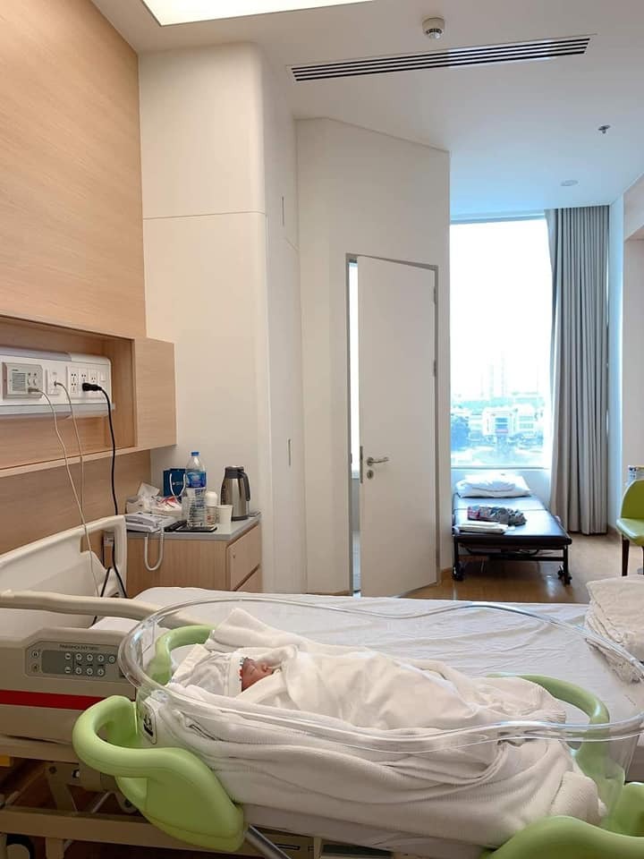 Review sinh ở bệnh viện quốc tế mỹ

Nhiều Bạn Nhắn Tin Hỏi Hoa Sanh AIH Có Tốt Không ? Hôm Nay Rảnh Ngồi Review Cho các Bạn Co Ý Định Sinh AIH Ạ.
 Hoa Dự Sanh 5/12 Nhưng Sanh Sớm Hơn Dự Định 8/11 Đã Vỡ Ối Rồi Trong Khi lúc Đó Mình Mẹ Em Mình chưa Lên Kịp. 6 h sáng Vỡ Ối Bắt Xe Qua Benh Viện, Không Chuẩn Bị trước Gì Cả Minh Đi Người Không , Bệnh Viện Nhận Ca Của Mình K co Giấy tờ Người Thân Gì Hết ( Khúc Này Mẹ Mình Đang Bật Đèn Ưu tiên Chạy qua Bệnh viện 😂) Đây La Điểm Cộng Cho bệnh Viện cho mình lên Phòng chờ sanh luôn trong khi chưa ứng viện lần nào, Bác Sĩ Y Tá Vẫn Rất ân Cần với Bệnh Nhân ❤️
♥Về Bác Sĩ , Điều Dưỡng
 Mình Lên Phòng Chờ Sanh lúc 7 h sáng, Y tá Bác Sĩ Vãn liên tục ra vào thăm nom minh ( Nửa Tiếng sau mẹ, Chồng Minh mới Lên tới) Làm Thủ Tục Ứng Viện. Bạn Gấu Nhà Mình Hơi Lì 8 h tối mới chịu ra.
♥Về Phòng sanh 
Sạch Sẽ, Đẹp Đẽ 😀, Mình Chọn Phòng Sanh 4 In 1 Gọi Bác Sĩ Riêng , Mình Gọi Bác Hiền , Bệnh Viện Sẽ Liên Hệ Với Bác Khi Bạn Yêu Cầu. lúc Sanh bác Sĩ Y tá Vui Vẻ dạy Cách lấy hơi để rặn, Mình chịu đau dở nên Gây Tê Màng cứng ,không biết các m thì sao chứ bác gây tê màng cứng cho mình ko đau nè, thế là 3 hơi rặn là ra em Gấu. mình Chỉ bị đau lúc cơn gò lên mạnh. Sanh Xong Bác Còn chụp Cho Cái Hình Làm Kỉ niệm Vì Trường Hợp Của Em Gấu Bác Nói Đỡ Được Ca Này Bác Rất Vui Thấy Gia đình rất may mắn Vì Mình Bị Nhau Tiền đạo ma lúc Bầu không phát Hiện.Khám Hậu Sản Sau sinh Tính Tiền Trong Gói Sinh luon ạ, Sau Sanh Được Đội Ngũ bệnh Viện Đến Tặng quà cho bé ạ .
♥️Về Đồ Ăn 
Ngày 3 Bữa Chính , 2 Bữa Phụ Đầy Đủ Dinh Dưỡng Cho sản Phụ, Được Chọn Món Á Hoặc Món Âu. Đồ Ăn Với Mình Là Ngon Chỉ Chờ Tới Bữa Ăn Thôi.😌
♥️ Tổng Thiệt Hại 
Con Mình Sinh sớm mình ở lại thêm ngày, Từ ngày 8/11 -12/11 Là 65 Triệu. ( Chi tiết Dưới Hình Nè)
❤️❤️❤️TỔNG QUAN : Benh vien Dịch Vụ Tốt , Bác Sĩ Ân Cần Nhẹ Nhàng  từ Từ dũ Các bệnh viện lớn hơn 10 năm Kinh nghiệm mới được tuyển , phòng ốc sạch sẽ đẹp đẽ, Có Cái Gội Đầu tự gội nha các Mom 😂600k/ lần Gội .
Nhìn chung Đáng Đồng tiền bỏ ra , Kết là ráng làm kiếm tiền tập 2 vào đây đẻ nữa 🥰

Nguồn #ngọc_hoa