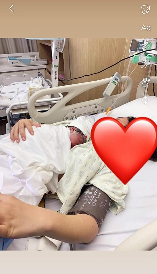 Review sinh ở bệnh viện quốc tế mỹ

Nhiều Bạn Nhắn Tin Hỏi Hoa Sanh AIH Có Tốt Không ? Hôm Nay Rảnh Ngồi Review Cho các Bạn Co Ý Định Sinh AIH Ạ.
 Hoa Dự Sanh 5/12 Nhưng Sanh Sớm Hơn Dự Định 8/11 Đã Vỡ Ối Rồi Trong Khi lúc Đó Mình Mẹ Em Mình chưa Lên Kịp. 6 h sáng Vỡ Ối Bắt Xe Qua Benh Viện, Không Chuẩn Bị trước Gì Cả Minh Đi Người Không , Bệnh Viện Nhận Ca Của Mình K co Giấy tờ Người Thân Gì Hết ( Khúc Này Mẹ Mình Đang Bật Đèn Ưu tiên Chạy qua Bệnh viện 😂) Đây La Điểm Cộng Cho bệnh Viện cho mình lên Phòng chờ sanh luôn trong khi chưa ứng viện lần nào, Bác Sĩ Y Tá Vẫn Rất ân Cần với Bệnh Nhân ❤️
♥Về Bác Sĩ , Điều Dưỡng
 Mình Lên Phòng Chờ Sanh lúc 7 h sáng, Y tá Bác Sĩ Vãn liên tục ra vào thăm nom minh ( Nửa Tiếng sau mẹ, Chồng Minh mới Lên tới) Làm Thủ Tục Ứng Viện. Bạn Gấu Nhà Mình Hơi Lì 8 h tối mới chịu ra.
♥Về Phòng sanh 
Sạch Sẽ, Đẹp Đẽ 😀, Mình Chọn Phòng Sanh 4 In 1 Gọi Bác Sĩ Riêng , Mình Gọi Bác Hiền , Bệnh Viện Sẽ Liên Hệ Với Bác Khi Bạn Yêu Cầu. lúc Sanh bác Sĩ Y tá Vui Vẻ dạy Cách lấy hơi để rặn, Mình chịu đau dở nên Gây Tê Màng cứng ,không biết các m thì sao chứ bác gây tê màng cứng cho mình ko đau nè, thế là 3 hơi rặn là ra em Gấu. mình Chỉ bị đau lúc cơn gò lên mạnh. Sanh Xong Bác Còn chụp Cho Cái Hình Làm Kỉ niệm Vì Trường Hợp Của Em Gấu Bác Nói Đỡ Được Ca Này Bác Rất Vui Thấy Gia đình rất may mắn Vì Mình Bị Nhau Tiền đạo ma lúc Bầu không phát Hiện.Khám Hậu Sản Sau sinh Tính Tiền Trong Gói Sinh luon ạ, Sau Sanh Được Đội Ngũ bệnh Viện Đến Tặng quà cho bé ạ .
♥️Về Đồ Ăn 
Ngày 3 Bữa Chính , 2 Bữa Phụ Đầy Đủ Dinh Dưỡng Cho sản Phụ, Được Chọn Món Á Hoặc Món Âu. Đồ Ăn Với Mình Là Ngon Chỉ Chờ Tới Bữa Ăn Thôi.😌
♥️ Tổng Thiệt Hại 
Con Mình Sinh sớm mình ở lại thêm ngày, Từ ngày 8/11 -12/11 Là 65 Triệu. ( Chi tiết Dưới Hình Nè)
❤️❤️❤️TỔNG QUAN : Benh vien Dịch Vụ Tốt , Bác Sĩ Ân Cần Nhẹ Nhàng  từ Từ dũ Các bệnh viện lớn hơn 10 năm Kinh nghiệm mới được tuyển , phòng ốc sạch sẽ đẹp đẽ, Có Cái Gội Đầu tự gội nha các Mom 😂600k/ lần Gội .
Nhìn chung Đáng Đồng tiền bỏ ra , Kết là ráng làm kiếm tiền tập 2 vào đây đẻ nữa 🥰

Nguồn #ngọc_hoa