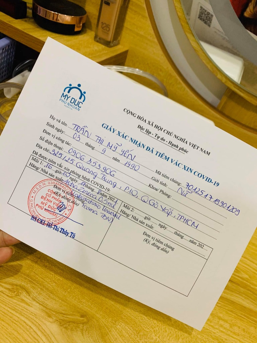 Đã hoàn thành mũi Vaccine Covid đầu tiên . 

-- Cảm thấy may mắn vì mình chọn được chổ tiêm sạch sẽ tiện nghi lại siêu vắng như vậy trong thời điểm này . 

Tuần trước thấy nhiều người đi tiêm ở ĐHYD rồi bv Hùng Vương mình cũng nôn nóng lắm , nhưng rồi bình tĩnh chờ đợi vì mấy bv đó rất đông sợ bị lây nhiễm chéo và đang bầu to ko đủ sức xếp hàng chờ đợi . 

❤ Rồi thấy được thông tin bv Mỹ Đức cho đăng kí chích cho các bạn bầu từ 13w trở lên mình đk liền , chờ đợi 2 ngày bên bv gọi lại và nhắn tin hẹn ngày chích . 

-- Quy trình chích ở đây cũng siêu đơn giản : nếu có giấy khám thai trong 1 tháng gần nhất thì ko cần khám lại , test nhanh Covid 300k và được chích thuốc Astra miễn phí . 

Đầu tiên tới khai báo y tế , sau đó test nhanh chờ 30p có kết quả sau đó trực tiếp lên lầu 4 để được tư vấn chích ( mình ghé lầu 1 để khám và siêu âm ) . 

-- Ko biết do mình là ca cuối chích hôm nay hay sao mà ko giai đoạn nào phải chờ số hết luôn , điền giấy xong được Bác sĩ tư vấn rồi đi thẳng qua chích - Mũi chích siêu nhẹ nhàng ko hề có cảm giác gì luôn . 
- Sau chích ngồi theo dõi cỡ 20p thì được đi đo tim thai lại dặn dò các thứ sau tiêm thì được về rồi ❤ 

Mình đánh giá bv Mỹ Đức cho chích đợt này 10/10 luôn , từ nhân viên tới y tá bác sĩ đều rất nhẹ nhàng từ tốn nhiệt tình thăm khám và tư vấn 

. Còn bệnh viện thì sạch sẽ tiện nghi , bánh kẹo đầy đủ cho mình ngồi chờ có ăn , có điều làm nhanh quá chưa kịp ăn gì :v 

Mấy bạn bầu trên 13w nhanh nhanh đăng kí chích cho kịp thuốc nghen