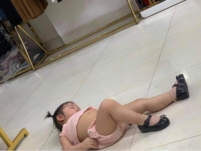 “ĐẶC SẢN” CỦA NHÀ CÓ CON NHỎ MÙA GIÃN CÁCH 😀😀
Ngày vài trận đòn, gào thét khản cổ. 😭