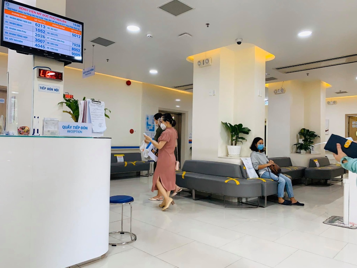 Đã hoàn thành mũi Vaccine Covid đầu tiên . 

-- Cảm thấy may mắn vì mình chọn được chổ tiêm sạch sẽ tiện nghi lại siêu vắng như vậy trong thời điểm này . 

Tuần trước thấy nhiều người đi tiêm ở ĐHYD rồi bv Hùng Vương mình cũng nôn nóng lắm , nhưng rồi bình tĩnh chờ đợi vì mấy bv đó rất đông sợ bị lây nhiễm chéo và đang bầu to ko đủ sức xếp hàng chờ đợi . 

❤ Rồi thấy được thông tin bv Mỹ Đức cho đăng kí chích cho các bạn bầu từ 13w trở lên mình đk liền , chờ đợi 2 ngày bên bv gọi lại và nhắn tin hẹn ngày chích . 

-- Quy trình chích ở đây cũng siêu đơn giản : nếu có giấy khám thai trong 1 tháng gần nhất thì ko cần khám lại , test nhanh Covid 300k và được chích thuốc Astra miễn phí . 

Đầu tiên tới khai báo y tế , sau đó test nhanh chờ 30p có kết quả sau đó trực tiếp lên lầu 4 để được tư vấn chích ( mình ghé lầu 1 để khám và siêu âm ) . 

-- Ko biết do mình là ca cuối chích hôm nay hay sao mà ko giai đoạn nào phải chờ số hết luôn , điền giấy xong được Bác sĩ tư vấn rồi đi thẳng qua chích - Mũi chích siêu nhẹ nhàng ko hề có cảm giác gì luôn . 
- Sau chích ngồi theo dõi cỡ 20p thì được đi đo tim thai lại dặn dò các thứ sau tiêm thì được về rồi ❤ 

Mình đánh giá bv Mỹ Đức cho chích đợt này 10/10 luôn , từ nhân viên tới y tá bác sĩ đều rất nhẹ nhàng từ tốn nhiệt tình thăm khám và tư vấn 

. Còn bệnh viện thì sạch sẽ tiện nghi , bánh kẹo đầy đủ cho mình ngồi chờ có ăn , có điều làm nhanh quá chưa kịp ăn gì :v 

Mấy bạn bầu trên 13w nhanh nhanh đăng kí chích cho kịp thuốc nghen