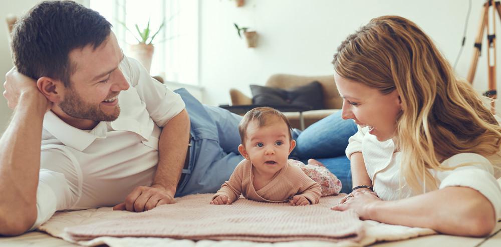 TUMMY TIME - TẬP NẰM SẤP - “BÀI TẬP VÀNG” CHO TRẺ SƠ SINH

Các mẹ đã từng nghe đến Tummy time - tập nằm sấp cho trẻ sơ sinh chưa ạ? Đây là một trong những kĩ năng đầu đời mẹ nên tập cho bé vì rất nhiều lợi ích như: 

- Não: Phát triển, đẩy nhanh khả năng nhận thức và phân tích trong cấu trúc sâu của não bộ. 
- Đầu: Phối hợp tốt với lưng và tay trong chuỗi phát triển cấu trúc sâu não bộ và ngăn đầu bẹp/méo/rụng tóc
- Mắt: Tăng khả năng tập trung và mở rộng khổ nhìn 
- Cổ: Cơ cổ phát triển linh hoạt, phối hợp tốt với mắt khi muốn di chuyển tầm nhìn 
- Lưng: Phát triển cơ và hỗ trợ uốn dáng thẳng, căn chỉnh khung xương linh hoạt để dẻo dai khi lớn lên 
- Cánh tay: Tăng sức cho cánh tay để có khả năng chống đỡ cơ thể, trườn bò tốt 
- Chân: Phát triển nhóm cơ ở chân phục vụ cho kỹ năng bò và đi lại 
- Bàn tay: Tăng tính linh hoạt sử dụng các ngón tay trong chống đỡ và cầm nắm  
- Bụng: Tiêu hóa tốt hơn, tránh được tình trạng đầy hơi táo bón 
- Hông: Phát triển cơ hông và tăng phối hợp với chân

Và dưới đây là 3 bài viết giúp mẹ hiểu rõ nhất về Tummy time và cách ứng dụng an toàn cho bé ngay từ những ngày đầu mới sinh. 

1. Cách tập cho bé nằm sấp qua video  >>> https://mamibabi.com.vn/news/786/tummy-time-newborn-bai-tap-vang-giup-tre-so-sinh-thong-minh-va-linh-hoat  

2. Tummy time và 6 kiến thức quan trọng mẹ phải biết >>> https://mamibabi.com.vn/news/772/tummy-time-6-kien-thuc-quan-trong-me-nhat-dinh-phai-biet 

3. 20 cách Tummy time hay nhất cho trẻ sơ sinh >>> ​​https://mamibabi.com.vn/news/773/tong-hop-20-cach-thuc-hien-tummy-time-hay-nhat-cho-tre-so-sinh 

#tummytime #giaoducsom #thongminhsom #vandongsom