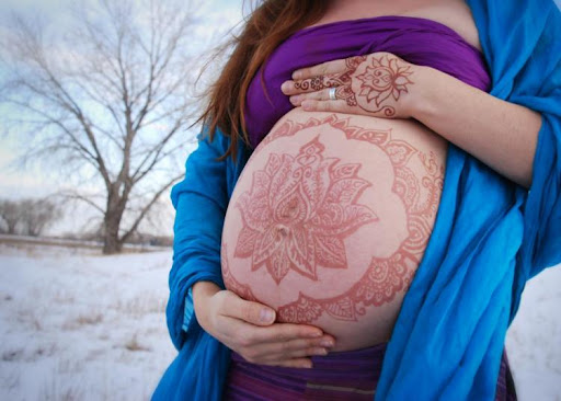 NGẮM NHỮNG CHIẾC BỤNG MANDALA TUYỆT ĐẸP CỦA CÁC MẸ BẦU

Mandala là một hình tròn với nhiều chi tiết đơn giản hoặc phức tạp, biểu thị vũ trụ thu nhỏ. Mandala gắn liền với Phật giáo, tượng trưng cho sự hoàn hảo, tròn đầy, viên mãn. Có 2 khía cạnh thuộc Mandala là Thai tạng giới và Kim cương giới. Trong đó,”Thai tạng là lý, Kim Cương là trí". Thai tạng giới mô tả vũ trụ như bào thai mẹ bao bọc con, biểu hiện cho đại tâm từ bi của Phật; còn Kim cương giới biểu hiện cho trí tuệ viên mãn của Phật. 

Trong đời sống hiện đại, Mandala mang nhiều họa tiết cách điệu và được ứng dụng trong đa dạng lĩnh vực của đời sống như hội họa, điêu khắc, nội thất… Nhiều người mẹ đã vẽ lên bụng mình những họa tiết Mandala đẹp mắt với mong muốn ghi lại những khoảnh khắc thiêng liêng khi mang bầu, và mong con ra đời tròn trịa, viên mãn. 

Xin mời các mẹ cùng chiêm ngưỡng những bụng bầu được vẽ Mandala đẹp tuyệt nhé!