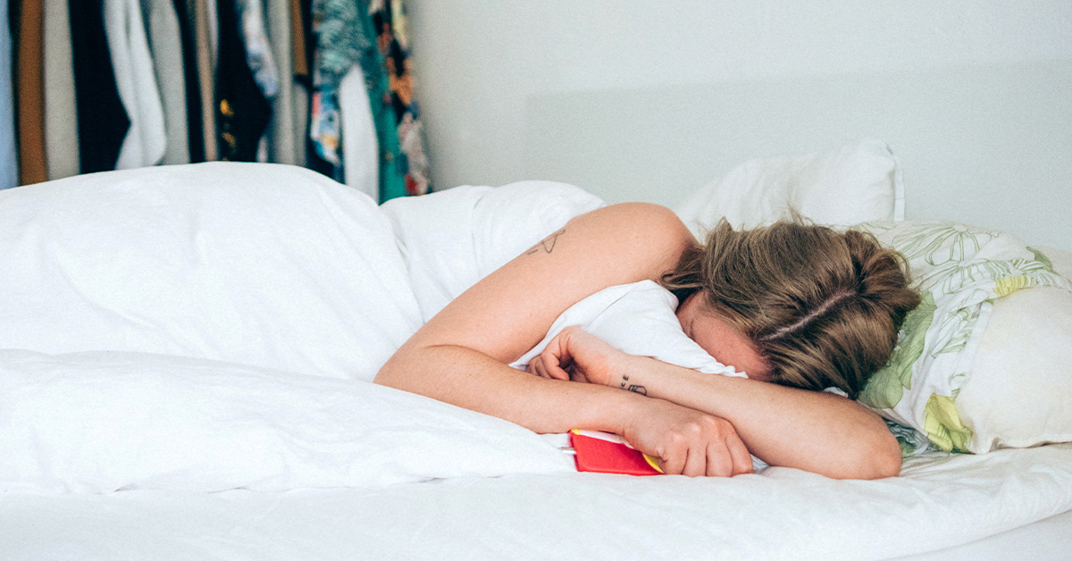 MẸ ƠI ĐỪNG KHÓC! 

Khóc trong thai kỳ. Một số người nghĩ rằng đó là điều bình thường bởi bà bầu tâm trạng thất thường, khóc khi mang thai là điều hoàn toàn có thể hiểu được. Tuy vậy, trong nhiều trường hợp, khóc khi mang thai là một biểu hiện của trầm cảm.

Ở góc độ khoa học, mẹ bầu có thể khóc vì 3 lý do chính là: 
- Sự thay đổi của hoóc-môn estrogen và progesterone
- Lo lắng, sợ hãi, nhất là khi thai nhi có nguy cơ xảy ra các vấn đề không mong muốn, hoặc lo về kinh tế, sinh nở…
- Những bất đồng trong cuộc sống và công việc hàng ngày 

Khóc khi mang thai có thể trở thành trầm cảm nếu kèm theo các dấu hiệu như:
- Buồn bã không lý do 
- Thường có cảm giác tội lỗi, tự trách móc bản thân
- Cảm thấy bản thân “vô tích sự" 
- Ngủ quá ít hoặc quá nhiều
- Không tập trung, hay lơ đãng
- Có ý định gây nguy hiểm cho bản thân và người khác. 

Trong một số trường hợp, trầm cảm khi mang thai có thể tự khỏi. Nhưng nếu tình trạng này diễn ra ngày một nặng hơn, mẹ nên tới gặp bác sĩ để được tư vấn và giúp đỡ kịp thời mẹ nhé! 

Để hạn chế phần nào tình trạng trầm cảm khi mang thai, mẹ nên: 
- Ăn và ngủ điều độ
- Vận động nhẹ nhàng
- Tìm cho mình một vài thú vui trong cuộc sống như vẽ tranh, cắm hoa, học ngoại ngữ…
- Trò chuyện cùng người tin tưởng
- Xin kinh nghiệm từ những người mẹ đi trước
- Thiền 
- Thai giáo mỗi ngày cho con: nghe nhạc, đọc truyện, trò chuyện cùng con…