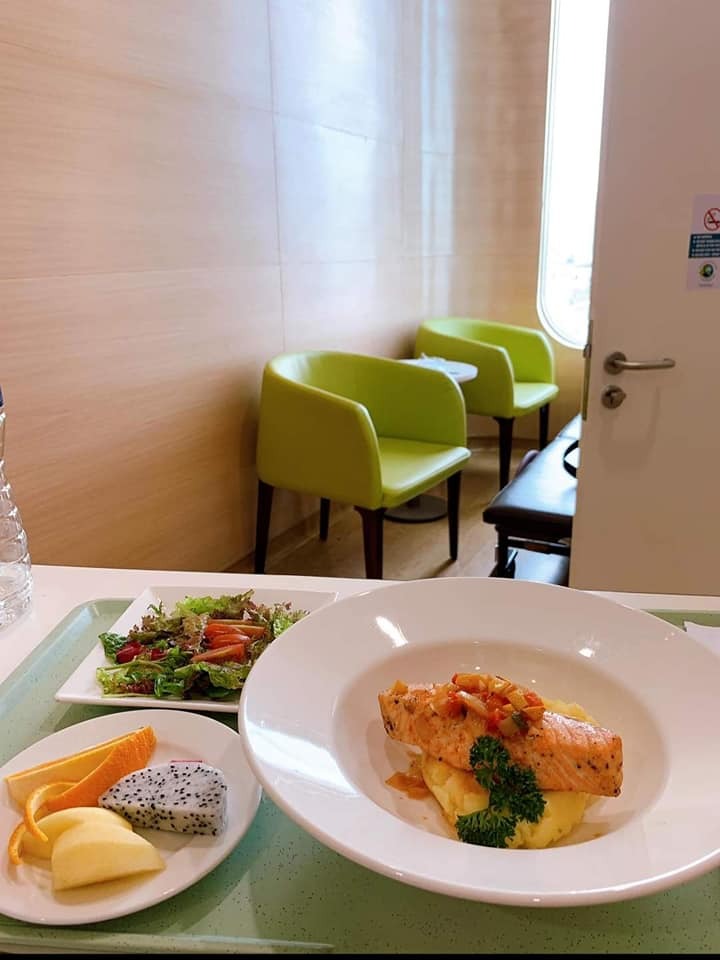 Review sinh ở bệnh viện quốc tế mỹ

Nhiều Bạn Nhắn Tin Hỏi Hoa Sanh AIH Có Tốt Không ? Hôm Nay Rảnh Ngồi Review Cho các Bạn Co Ý Định Sinh AIH Ạ.
 Hoa Dự Sanh 5/12 Nhưng Sanh Sớm Hơn Dự Định 8/11 Đã Vỡ Ối Rồi Trong Khi lúc Đó Mình Mẹ Em Mình chưa Lên Kịp. 6 h sáng Vỡ Ối Bắt Xe Qua Benh Viện, Không Chuẩn Bị trước Gì Cả Minh Đi Người Không , Bệnh Viện Nhận Ca Của Mình K co Giấy tờ Người Thân Gì Hết ( Khúc Này Mẹ Mình Đang Bật Đèn Ưu tiên Chạy qua Bệnh viện 😂) Đây La Điểm Cộng Cho bệnh Viện cho mình lên Phòng chờ sanh luôn trong khi chưa ứng viện lần nào, Bác Sĩ Y Tá Vẫn Rất ân Cần với Bệnh Nhân ❤️
♥Về Bác Sĩ , Điều Dưỡng
 Mình Lên Phòng Chờ Sanh lúc 7 h sáng, Y tá Bác Sĩ Vãn liên tục ra vào thăm nom minh ( Nửa Tiếng sau mẹ, Chồng Minh mới Lên tới) Làm Thủ Tục Ứng Viện. Bạn Gấu Nhà Mình Hơi Lì 8 h tối mới chịu ra.
♥Về Phòng sanh 
Sạch Sẽ, Đẹp Đẽ 😀, Mình Chọn Phòng Sanh 4 In 1 Gọi Bác Sĩ Riêng , Mình Gọi Bác Hiền , Bệnh Viện Sẽ Liên Hệ Với Bác Khi Bạn Yêu Cầu. lúc Sanh bác Sĩ Y tá Vui Vẻ dạy Cách lấy hơi để rặn, Mình chịu đau dở nên Gây Tê Màng cứng ,không biết các m thì sao chứ bác gây tê màng cứng cho mình ko đau nè, thế là 3 hơi rặn là ra em Gấu. mình Chỉ bị đau lúc cơn gò lên mạnh. Sanh Xong Bác Còn chụp Cho Cái Hình Làm Kỉ niệm Vì Trường Hợp Của Em Gấu Bác Nói Đỡ Được Ca Này Bác Rất Vui Thấy Gia đình rất may mắn Vì Mình Bị Nhau Tiền đạo ma lúc Bầu không phát Hiện.Khám Hậu Sản Sau sinh Tính Tiền Trong Gói Sinh luon ạ, Sau Sanh Được Đội Ngũ bệnh Viện Đến Tặng quà cho bé ạ .
♥️Về Đồ Ăn 
Ngày 3 Bữa Chính , 2 Bữa Phụ Đầy Đủ Dinh Dưỡng Cho sản Phụ, Được Chọn Món Á Hoặc Món Âu. Đồ Ăn Với Mình Là Ngon Chỉ Chờ Tới Bữa Ăn Thôi.😌
♥️ Tổng Thiệt Hại 
Con Mình Sinh sớm mình ở lại thêm ngày, Từ ngày 8/11 -12/11 Là 65 Triệu. ( Chi tiết Dưới Hình Nè)
❤️❤️❤️TỔNG QUAN : Benh vien Dịch Vụ Tốt , Bác Sĩ Ân Cần Nhẹ Nhàng  từ Từ dũ Các bệnh viện lớn hơn 10 năm Kinh nghiệm mới được tuyển , phòng ốc sạch sẽ đẹp đẽ, Có Cái Gội Đầu tự gội nha các Mom 😂600k/ lần Gội .
Nhìn chung Đáng Đồng tiền bỏ ra , Kết là ráng làm kiếm tiền tập 2 vào đây đẻ nữa 🥰

Nguồn #ngọc_hoa