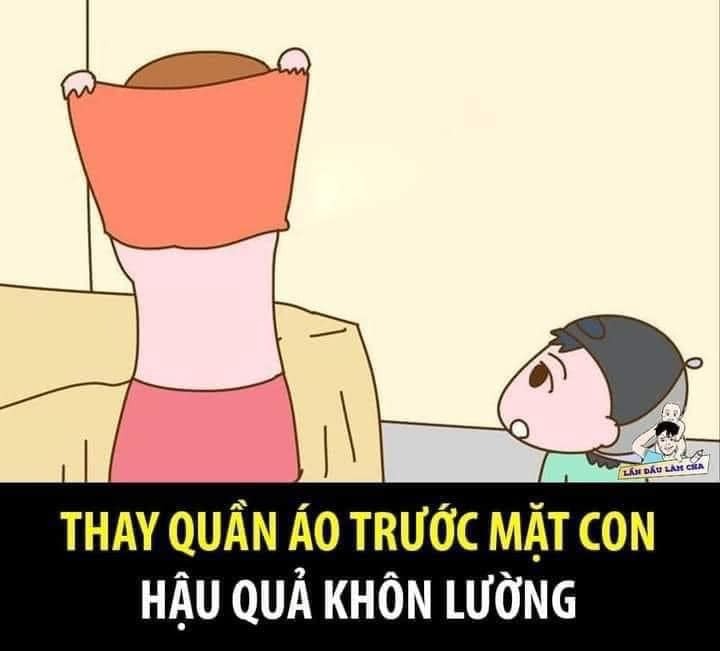 THAY QUẦN ÁO TRƯỚC MẶT CON - 3 TÁC HẠI CỦA KHÔN LƯỜNG

Nhiều cha mẹ thường xuyên thay quần áo trước mặt con vì cho rằng "đều là người nhà" mà không biết rằng việc này ảnh hưởng tiêu cực đến sự phát triển tâm sinh lý của trẻ.

Theo các nhà khoa học, trẻ từ 3-6 tuổi dần dần hình thành ý thức về giới tính. Chúng bắt đầu có sự quan tâm về việc mình xuất hiện từ đâu, con trai, con gái khác nhau thế nào? Thế nên, sau khi trẻ có nhận thức về giới tính, việc hồn nhiên thay quần áo trước mặt con của cha mẹ có thể gây ra 3 vấn đề lớn:

🔔Ý thức về giới tính của trẻ em bị mờ nhạt:

Nếu cha mẹ, con cái sống chung lâu ngày mà không có sự phân định rạch ròi về giới tính, ví dụ tắm chung, ngủ chung, thay quần áo trước mặt con... thì hiểu biết của đứa trẻ về sự khác biệt giới tính cũng rất mờ nhạt.

Khi lớn hơn, trẻ không có ý thức giữ khoảng cách với bạn khác giới. Trẻ trai có thể có xu hướng nữ tính hóa, cư xử, ăn mặc như mẹ mình. Trẻ gái có thể hồn nhiên, thiếu ý tứ khi để lộ cơ thể trước mặt bạn trai. Điều này có thể ảnh hưởng không tốt đến sự phát triển tâm, sinh lý con trẻ.

🔔 Ảnh hưởng tiêu cực đến sức khỏe tinh thần của trẻ:

Khi trẻ bắt đầu có sự tò mò về giới tính, việc ngủ, tắm chung với cha mẹ, hay cha mẹ thay quần áo trước mặt đứa trẻ... có thể khiến cho trẻ có phản ứng sinh lý với cơ thể người khác giới. Khi trẻ còn ở tuổi vị thành niên, điều này là vô cùng n.guy hiể.m, bởi nó có thể thôi thúc những hành vi vi phạm đạo đức, luật pháp.

Khi phát hiện trẻ có những hành vi hay biểu hiện tâm lý bất thường, cha mẹ cần có thái độ thẳng thắn trò chuyện với con, thay vì né tránh, mặc kệ, khiến các vấn đề tâm lý của trẻ xuất hiện dày đặc hơn. Thậm chí, trẻ có thể cảm thấy tự ti vì chính những bất thường của mình, thậm chí bị xã hội loại trừ, vì chính tâm lý đó.

🔔Trẻ có ý thức bảo vệ bản thân kém:

Khi trẻ không có sự hiểu biết rõ về khác biệt giới tính, ý thức tự bảo vệ bản thân của trẻ yếu. Điều này có thể khiến trẻ không biết cách bảo vệ quyền riêng tư của mình, dẫn tới việc dễ bị kẻ xấu lợi dụng.

👉👉Trẻ ngày nay trưởng thành sớm hơn về cả thể chất lẫn tư duy, vì thế, cha mẹ không nên lấy cái cớ "con còn nhỏ" để lơ là việc dạy dỗ con các bài học quan trọng về giới tính. Sự thờ ơ hay ngại ngùng của cha mẹ sẽ khiến trẻ có một cái nhìn thiếu khoa học, chính xác, sự phát triển từ có cũng có thể bị lệch lạc.