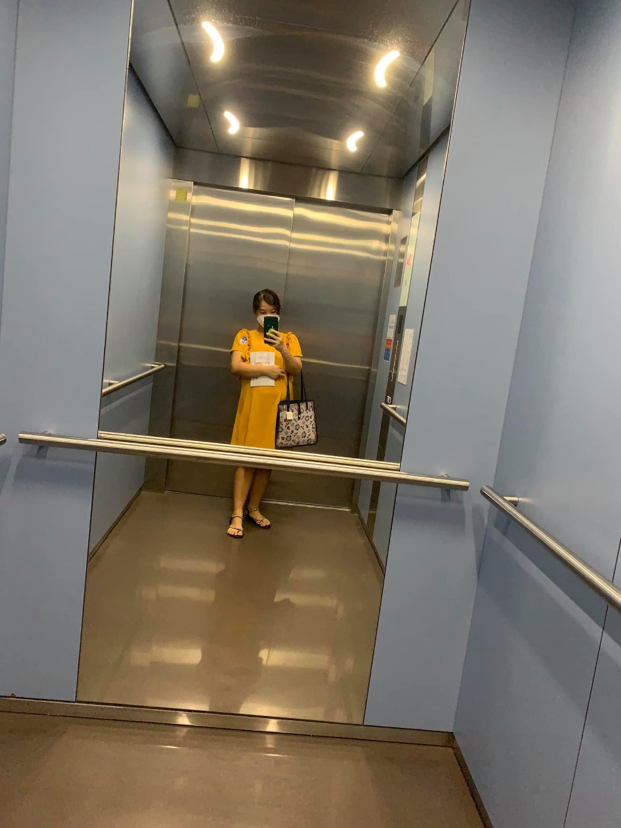 Đã hoàn thành mũi Vaccine Covid đầu tiên . 

-- Cảm thấy may mắn vì mình chọn được chổ tiêm sạch sẽ tiện nghi lại siêu vắng như vậy trong thời điểm này . 

Tuần trước thấy nhiều người đi tiêm ở ĐHYD rồi bv Hùng Vương mình cũng nôn nóng lắm , nhưng rồi bình tĩnh chờ đợi vì mấy bv đó rất đông sợ bị lây nhiễm chéo và đang bầu to ko đủ sức xếp hàng chờ đợi . 

❤ Rồi thấy được thông tin bv Mỹ Đức cho đăng kí chích cho các bạn bầu từ 13w trở lên mình đk liền , chờ đợi 2 ngày bên bv gọi lại và nhắn tin hẹn ngày chích . 

-- Quy trình chích ở đây cũng siêu đơn giản : nếu có giấy khám thai trong 1 tháng gần nhất thì ko cần khám lại , test nhanh Covid 300k và được chích thuốc Astra miễn phí . 

Đầu tiên tới khai báo y tế , sau đó test nhanh chờ 30p có kết quả sau đó trực tiếp lên lầu 4 để được tư vấn chích ( mình ghé lầu 1 để khám và siêu âm ) . 

-- Ko biết do mình là ca cuối chích hôm nay hay sao mà ko giai đoạn nào phải chờ số hết luôn , điền giấy xong được Bác sĩ tư vấn rồi đi thẳng qua chích - Mũi chích siêu nhẹ nhàng ko hề có cảm giác gì luôn . 
- Sau chích ngồi theo dõi cỡ 20p thì được đi đo tim thai lại dặn dò các thứ sau tiêm thì được về rồi ❤ 

Mình đánh giá bv Mỹ Đức cho chích đợt này 10/10 luôn , từ nhân viên tới y tá bác sĩ đều rất nhẹ nhàng từ tốn nhiệt tình thăm khám và tư vấn 

. Còn bệnh viện thì sạch sẽ tiện nghi , bánh kẹo đầy đủ cho mình ngồi chờ có ăn , có điều làm nhanh quá chưa kịp ăn gì :v 

Mấy bạn bầu trên 13w nhanh nhanh đăng kí chích cho kịp thuốc nghen