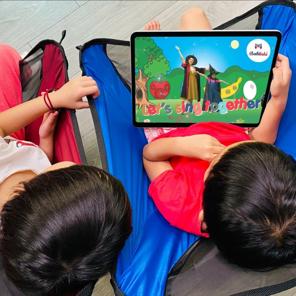 TRẺ DÙNG ĐIỆN THOẠI NHIỀU - LÀM SAO ĐỂ GIÚP TRẺ SỬ DỤNG MÀN HÌNH ĐIỆN TỬ HIỆU QUẢ

Gần đây tờ New York Post có đưa ra một vấn đề “Nếu như ngày xưa ông bà hay dụ trẻ bằng bánh kẹo thì ngày nay ông bà lại dụ trẻ bằng thời gian xem màn hình”.

Thực ra đó là kết quả từ một nghiên cứu dẫn đầu bởi những nhà khoa học Mỹ và Israel khi khảo sát về thời gian dùng màn hình của trẻ từ 2-7 tuổi. Trẻ con ngày nay được sinh ra bị bủa vây bởi sự phát triển nhanh của công nghệ thời đại số. Việc cấm trẻ tuyệt đối không được sử dụng thiết bị điện tử là một điều rất khó. Ngay cả ông bà cũng hiểu để thích nghi cách để “chiều chuộng” con trẻ. Điều quan trọng là cha mẹ cần biết cách để giúp trẻ phát triển tốt nhất trong thời đại số này.

BAO NHIÊU THỜI GIAN TRẺ ĐƯỢC KHUYÊN SỬ DỤNG MÀN HÌNH
Theo Viện Hàn Lâm Nhi Khoa Mỹ, tùy theo độ tuổi của trẻ mà tổng thời gian sử dụng màn hình khác nhau

● Dưới 1.5 tuổi: trẻ không nên sử dụng màn hình từ các loại thiết bị như điện thoại, TV, ipad… thậm chí đó là một chương trình giáo dục hay video âm nhạc, trừ lúc gọi video cho người thân.

● 1.5 tuổi - 5 tuổi: Trẻ nên có tổng thời gian sử màn hình từ tất cả các thiết bị nên dưới 60 phút/ngày. Ưu tiên chọn các chương trình giải trí mang tính giáo dục hoặc phát triển kỹ năng.

● 6-12 tuổi: Không có tổng thời gian giới hạn sử dụng cho độ tuổi này, nhưng độ tuổi này nên khuyến khích các hoạt động sử dụng màn hình lành mạnh như giáo dục, phát triển kỹ năng, giao tiếp... Hướng tới khoảng 20 phút cho hoạt động trên màn hình thì nên có ít nhất 5-10 phút rời khỏi màn hình để mắt được nghỉ ngơi.

Cha mẹ không nên để trẻ tự do xem gì cũng được. Thay vào đó cha mẹ nên quy định thời gian, lựa chọn những chương trình giáo dục khoa học hợp độ tuổi để giúp trẻ có thời gian trên màn hình lành mạnh cũng như học được nhiều kỹ năng, đặc biệt độ tuổi 3-10 tuổi là giai đoạn thuận lợi cho rất nhiều thứ phát triển như ngôn ngữ, trí nhớ,…

TẬN DỤNG THỜI GIAN TRÊN MÀN HÌNH CỦA TRẺ CHO CÁC HOẠT ĐỘNG MANG LẠI LỢI ÍCH
1. Học ngoại ngữ
Tại sao học ngoại ngữ lại quan trọng ở độ tuổi sớm?
Bởi vì, trước 10 tuổi, đặc biệt thời điểm từ 3 - 7 tuổi, là thời điểm vàng cho các kỹ năng ngoại ngữ được phát triển vì lúc này 3 kỹ năng cùng phát triển là: khả năng nghe chính xác âm, khả năng nói bắt chước và khả năng nhận thức thông qua các hoạt động giao tiếp vui chơi. Do đó, các bài học tiếng Anh thông qua tương tác nói và nghe ở độ tuổi này sẽ giúp trẻ phát huy khả năng sử dụng tiếng Anh như người bản ngữ.

Ngày nay có rất nhiều ứng dụng trên điện thoại (app) được sử dụng trong hoạt động giáo dục ngôn ngữ. Hơn nữa, một số app còn ứng dụng thêm công nghệ live interactive video như app học tiếng Anh Babilala để tăng sự tương tác và sự hứng thú cho người học. Khi lựa chọn ứng dụng học tiếng Anh cho trẻ cha mẹ cần quan tâm các điều sau:

● Các bài học tiếng Anh nên thú vị và tập trung vào những khái niệm mà trẻ đã hiểu trong tiếng mẹ đẻ. Theo đó trẻ không phải học hai thứ cùng một lúc, một khái niệm và một ngôn ngữ mới, mà chỉ đơn giản là học tiếng Anh để nói về những thứ gì đó quen thuộc với trẻ. Ứng dụng nên hướng tới phát triển 4 kỹ năng ngôn ngữ cho trẻ gồm nghe, nói, đọc, viết một cách tự nhiên thông qua các hoạt động vui chơi, kể chuyện, ca hát hơn là các bài học và bài tập khô khan nhàm chán.

● Thời gian mỗi bài học chỉ nên dưới 10 phút. Theo TS. Yavuz, ĐH Balikesir, các app giáo dục tương tác với trẻ nên dưới 10 phút vì đó là khoảng thời gian trẻ giữ được sự tập trung và sự hứng thú cao nhất trong các hoạt động.

● Những nghiên cứu gần đây cho thấy các ứng dụng điện thoại hiện nay có tính chất tương tác (interactive) với người học tốt hơn trước thông qua cho phép trẻ chạm, nghe, nói, hoặc trả lời… chứ không đơn thuần chỉ 1 chiều từ thầy cô. Cũng do sự tương tác 2 chiều làm những ứng dụng dạng interactive app này làm trẻ hứng thú vào các hoạt động của bài học, từ đó giúp trẻ ghi nhớ và phát triển ngôn ngữ tốt hơn.

2. Các kỹ năng khác
Bên cạnh ngoại ngữ, đây cũng là giai đoạn phát triển tốt một số kỹ năng như: giúp trẻ rèn luyện trí nhớ và toán học qua các chương trình đánh cờ, học đàn phím piano… hoặc giúp trẻ học cách tìm hiểu thông tin về động vật, thiên nhiên, môi trường và văn hóa các nước thông qua internet. Nhưng, trên hết trẻ nên được học trong môi trường vui chơi và khơi dậy sự tò mò của trẻ là chính.

CÁCH ĐỂ GIỚI HẠN THỜI GIAN SỬ DỤNG MÀN HÌNH VÔ BỔ CỦA TRẺ
Chúng ta thường nghĩ: cứ cho trẻ 1 chương trình giáo dục thật tốt thì trẻ sẽ có lợi ích. Nhưng, điều này là chưa đủ, đặc biệt trong giai đoạn độ tuổi nhỏ này.

Đầu tiên, cha mẹ cần dành thời gian để trải nghiệm cùng trẻ dù đó là học tiếng Anh trên các ứng dụng điện thoại hay vui chơi một trò nào đó. Một câu nói tôi rất thích của mẹ Teresa "khi nào tình yêu được tính, nó không phải bao nhiêu lần bạn làm, mà là bao nhiêu tình yêu bạn đặt vào để làm nó!" Với trẻ, nuôi dạy trẻ không phải bao nhiêu lần bạn dành thời gian chơi với trẻ, mà là bao nhiêu tình yêu, sự sáng tạo và công sức bạn thực sự đem vào với trẻ. Nếu làm được như vậy, hạt giống sẽ nảy mầm!

Tưởng tượng rằng: nếu như bạn cho trẻ học ở trường quốc tế có phương pháp giáo dục hiện đại hoặc đăng ký cho trẻ một cái ứng dụng dạy tiếng Anh rất tốt, nhưng cha mẹ chỉ bận tâm đến số tiền học phí mỗi tháng hay điểm số, mà không dành thời gian quan sát và hiểu sự hứng thú của trẻ thông qua tương tác với trẻ và giáo viên của trẻ thì hạt giống sẽ khó nảy mầm.

TS. Bagner, ĐH International Florida, Mỹ từng nhấn mạnh các interactive app có thể mang lợi ích tăng tương tác, hứng thú vào việc học ngôn ngữ và kỹ năng của trẻ, đặc biệt nếu có thêm sự hiện diện của cha mẹ. Một nghiên cứu gần đây tại ĐH Harvard cũng cho thấy việc sử dụng interactive app có thể gia tăng kết nối giữa cha mẹ và trẻ trong phát triển ngôn ngữ.

Notes
Blatt J. et al. (2021) Can Interactive Apps Promote Parent-Child Conversations in Low-Income Families?
Griffith SF, et al. (2020) Apps As Learning Tools: A Systematic Review. Pediatrics. 145(1):e20191579.
Galit Nimrod, Dafna Lemish, Nelly Elias. (2019) Grandparenting with media: patterns of mediating grandchildren’s media use. Journal of Family Studies 0:0, pages 1-19