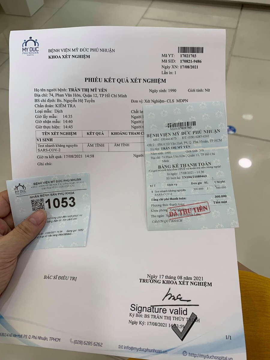 Đã hoàn thành mũi Vaccine Covid đầu tiên . 

-- Cảm thấy may mắn vì mình chọn được chổ tiêm sạch sẽ tiện nghi lại siêu vắng như vậy trong thời điểm này . 

Tuần trước thấy nhiều người đi tiêm ở ĐHYD rồi bv Hùng Vương mình cũng nôn nóng lắm , nhưng rồi bình tĩnh chờ đợi vì mấy bv đó rất đông sợ bị lây nhiễm chéo và đang bầu to ko đủ sức xếp hàng chờ đợi . 

❤ Rồi thấy được thông tin bv Mỹ Đức cho đăng kí chích cho các bạn bầu từ 13w trở lên mình đk liền , chờ đợi 2 ngày bên bv gọi lại và nhắn tin hẹn ngày chích . 

-- Quy trình chích ở đây cũng siêu đơn giản : nếu có giấy khám thai trong 1 tháng gần nhất thì ko cần khám lại , test nhanh Covid 300k và được chích thuốc Astra miễn phí . 

Đầu tiên tới khai báo y tế , sau đó test nhanh chờ 30p có kết quả sau đó trực tiếp lên lầu 4 để được tư vấn chích ( mình ghé lầu 1 để khám và siêu âm ) . 

-- Ko biết do mình là ca cuối chích hôm nay hay sao mà ko giai đoạn nào phải chờ số hết luôn , điền giấy xong được Bác sĩ tư vấn rồi đi thẳng qua chích - Mũi chích siêu nhẹ nhàng ko hề có cảm giác gì luôn . 
- Sau chích ngồi theo dõi cỡ 20p thì được đi đo tim thai lại dặn dò các thứ sau tiêm thì được về rồi ❤ 

Mình đánh giá bv Mỹ Đức cho chích đợt này 10/10 luôn , từ nhân viên tới y tá bác sĩ đều rất nhẹ nhàng từ tốn nhiệt tình thăm khám và tư vấn 

. Còn bệnh viện thì sạch sẽ tiện nghi , bánh kẹo đầy đủ cho mình ngồi chờ có ăn , có điều làm nhanh quá chưa kịp ăn gì :v 

Mấy bạn bầu trên 13w nhanh nhanh đăng kí chích cho kịp thuốc nghen