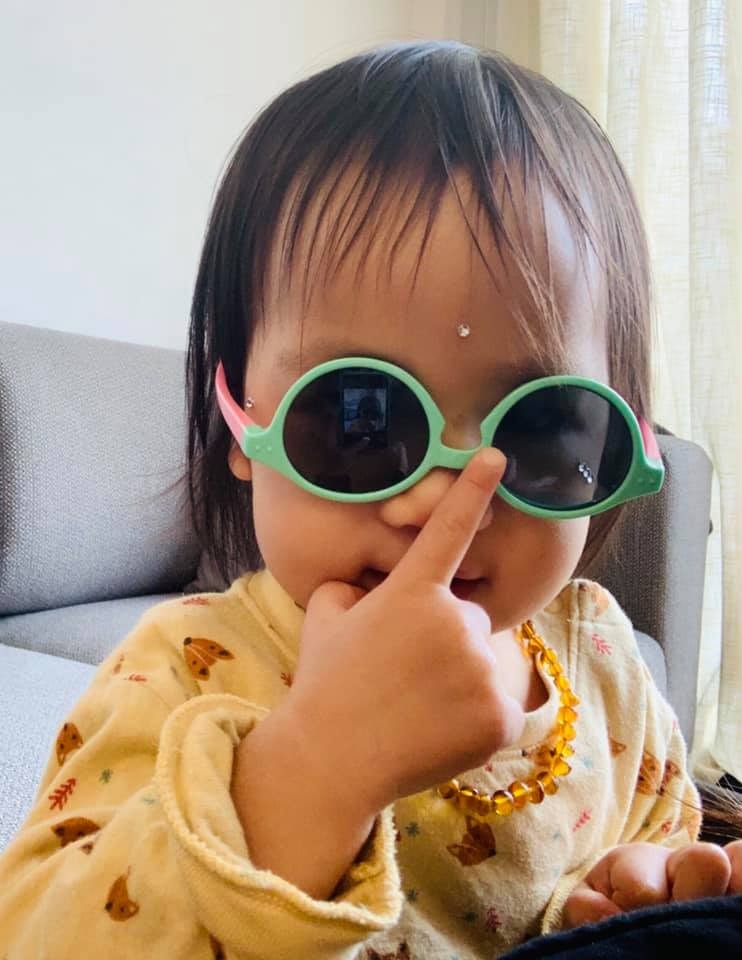 <câu chuyện và bài học: làm gì khi trẻ nói bậy, nói dối, nói xấu??>

🔆SỰ THẬT - THE TRUTH🔆
🔺The F*ck word and the F*ck sign🔺

Hồi lâu rồi, tầm khi bạn Fi khoảng 3-4 tuổi, bạn đang ngồi ban công ngó sang nhà hàng xóm, tự dưng bạn ý nhìn thấy điều gì đó bất bình và bật ra “F*ck“ gì đó. Bố mẹ nghe thấy và có hơi shock 1 chút do không nghĩ bạn ý nghe và dùng luôn từ “F*” sớm vậy. May quá là bố mẹ đã từng trao đổi với nhau về chủ đề “xử lý ra sao khi còn dùng từ bậy?”. Liệu có nên giấu con về việc nói bậy không hay nên giải thích, hướng dẫn con về việc này một cách thành thật nhất. Rất may cả hai cùng thống nhất quan điểm là nếu con không học từ bố mẹ thì sẽ đi tìm hiểu thông tin và học từ người khác. Vì thế cách giải quyết chỉ có một đó là khi con bắt đầu nghe/học lỏm được các từ nói bậy từ bên ngoài, thậm chí là từ bố mẹ, người thân trong gia đình thì nên thẳng thắn giải thích cho con hiểu, đặc biệt không nên cấm cản con sử dụng từ ngữ như vậy. Suy cho cùng chúng ta đôi lúc vẫn nói bậy chửi bậy dăm câu khi chúng ta bực tức với ai. Điều quan trọng chúng ta ý thức được tác hại của những lời chửi tục đó để không sử dụng bừa bãi, gây ra sự xúc phạm không đáng có với người khác. Đấy là cái mà chúng ta là bố mẹ cần giúp cho con trẻ hiểu.

Lần đó bạn còn bé chưa thực sự hiểu được những khái niệm phức tạp nên bố mẹ chị giải thích đơn giản là: từ “F*” là từ không tốt, và dùng khi chúng ta thực sự rất giận dữ. Tuy nhiên từ này rất bất lịch sự (rude) nên người bé (small people) không thể dùng với người lớn (big people). Dù con có tức giận với bác hàng xóm vì chuyện abc đến đâu nhưng vì bác là người lớn con là người bé thì mình không thể dùng được. Nếu con thực sự rất tức giận với bạn con hoặc bạn nhỏ hơn con, con có thể dùng. Nhưng nếu dùng con có thể sẽ làm bạn buồn (upset) vì con đã nói từ bất lịch sự với bạn. Như thế mình sẽ không được tử tế lắm (not kind) và bạn có thể không chơi với con nữa. Thế nên cái này con tự quyết định nhé! (bạn Fi trước giờ toàn nghe giải thích bằng tiếng Anh nên bố mẹ lúc nào cũng phải tìm từ đơn giản mà biết chắc là bạn đã biết khi giải thích cho bạn hiểu về 1 khái niệm khó).

Tương tự, cách đây 2 hôm bạn Fi mặc một bộ quần áo khá ngầu để đi học. Bố bảo cho bố chụp 1 kiểu ảnh để kỷ niệm hình con mặc bộ này nhé. Bạn ý bảo ok và bảo con tạo dáng với ngón tay như thế này nhé rồi bạn ý cười toe toét kiểu chữa ngượng khi giơ ngón giữa lên tạo ký hiệu chữ “F*ck”. Bạn ý đâu đó vẫn nhớ lờ mờ câu chuyện hơn 2 năm trước về từ “F*” mà bạn nhỡ miệng bật ra. Lần này bạn lại học lỏm cách nói “F” bằng ký hiệu, chả trách bạn thấy thẹn khi giơ nó ra trước mặt bố để tạo dáng. Sáng hôm sau khi ăn sáng cùng bố, bạn đã mạnh dạn hỏi bố về ký hiệu này. Bạn hỏi nó nghĩa là gì, tại sao người ta lại dùng nó, v.v. Bố đã trả lời thành thật cho bạn biết như trước kia bố đã từng nói. Bố bảo đây là 1 ký hiệu rất bất lịch sự vì nó là hình của bộ phận sinh dục nam. Con đâu có để cho người khác nhìn thấy bộ phận sinh dục của mình, và cũng không muốn người khác lộ bộ phận sinh dục của họ trước mặt con đúng không? Đó quả thật là rất bất lịch sự, rất tệ hại. Tuy nhiên đôi lúc người lớn vẫn dùng ký hiệu này khi gặp người hoặc việc gì đó rất là ác hay rất bất lịch sự để làm mình rất rất phẫn nộ. Tuy nhiên thường mình chỉ dùng với người mà mình không yêu quý. Lý do là người yêu quý mình hay mình yêu quý dù có làm cho mình buồn và tức giận thì mình cũng không thể dùng cách bất lịch sự để đáp trả- như vậy là thiếu tôn trọng. Khi con dùng ký hiệu này mà người kia cảm thấy bị xúc phạm thì họ có thể sẽ tức giận lại con và có thể làm cho con đau, hoặc làm cho con tức giận hơn hoặc làm cho con sợ. Bởi vậy con nên cân nhắc kỹ trước khi sử dụng ký hiệu này.
Bố chia sẻ thêm là 1 ký hiệu tay vui mà bạn bè gia đình người thân có thể làm với nhau khi tức nhau đó là 2 bàn tay nắm thành hình 2 quả đấm và gõ gõ vào nhau (bố mẹ học từ series “Friends”). Đây là cách thể hiện sự tức giận bằng ký hiệu một cách lịch sự hơn, không làm cho người nhận cảm thấy bị xúc phạm. Lúc đó bạn ý mới ồ lên bảo là “à hoá ra thi thoảng mẹ vẫn dùng ký hiệu đó với bố đó à, đó là lúc mẹ tức bố à, là lúc bố làm sai gì à?”- rồi phá lên cười khoái chí 😅🤣.
Hôm nay đón bạn, mẹ cũng lại hỏi bạn về câu chuyện “the F* sign” rồi tỉ tê với bạn về ký hiệu này với một nội dung tương tự như bố nói. Điều này để bạn hiểu rằng bố mẹ luôn là 1 Team! Thông tin từ 2 người luôn giống nhau, mà thông tin đã khớp nhau thì thông tin đó phải là thông tin tin cậy và chính xác.

Bố mẹ luôn quan điểm là bất cứ vấn đề gì của cuộc sống mà bạn thắc mắc đều cần được giải đáp một cách thành thực nhất. Bên cạnh đó giữa lời bố mẹ nói phải có sự đồng nhất để tránh gây hoang mang cho bạn. Tất cả các khái niệm khó của cuộc sống bố mẹ đều thẳng thắn chia sẻ với bạn, hướng dẫn giải thích cụ thể. Tuổi đến đâu thì giải thích nông/sâu đến đó. Dần dần bạn sẽ nhớ vì thường 1 vấn đề nó sẽ xuất hiện nhiều lần ở các thời điểm khác nhau nên bố mẹ sẽ có cơ hội nói đi nói lại. Mưa dầm thấm lâu!!

Bố mẹ mong bạn có cái nhìn đúng đắn về mọi việc dù là tốt hay xấu. Cuộc sống này không hoàn hảo, bố mẹ không hoàn hảo và bạn cũng không hoàn hảo. Do đó cái mà chúng ta có thể bám vào đó là sự thật! Chỉ có xây dựng mối quan hệ gia đình, xã hội, người với người trên nền tảng của sự thật thì mối quan hệ đó mới bền vững. Lấp liếm, vòng vo, che giấu sự thật sẽ gặp phải những hậu quả về sự tổn thương, mất mát từ đó hệ thống giá trị, niềm tin sẽ lung lay và gây hoang mang to lớn. Các cụ đã bảo: “đi đêm lắm lâu ngày cũng gặp ma/ cái kim trong bọc lâu ngày cũng lòi ra” - quả đúng thật là như vậy. Sự thật sớm muộn gì rồi cũng sẽ đánh bại sự dối trá.

Bố mẹ mong bạn luôn dũng cảm để sống một cuộc sống chân thật❗️