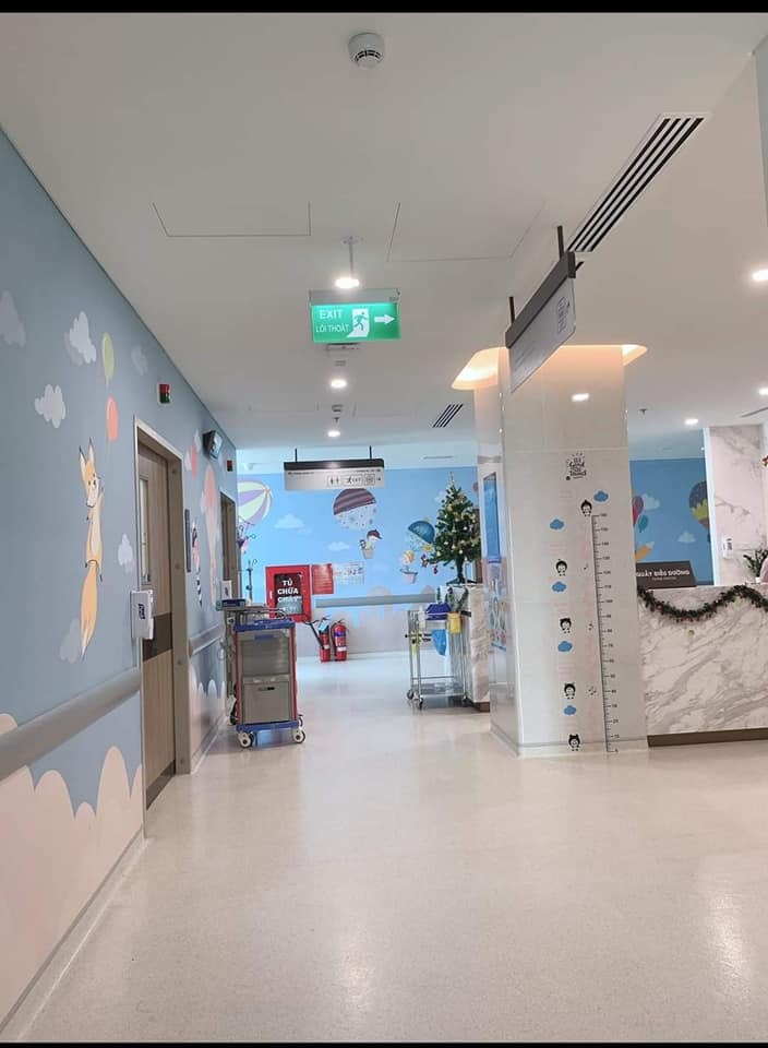 Review sinh ở bệnh viện quốc tế mỹ

Nhiều Bạn Nhắn Tin Hỏi Hoa Sanh AIH Có Tốt Không ? Hôm Nay Rảnh Ngồi Review Cho các Bạn Co Ý Định Sinh AIH Ạ.
 Hoa Dự Sanh 5/12 Nhưng Sanh Sớm Hơn Dự Định 8/11 Đã Vỡ Ối Rồi Trong Khi lúc Đó Mình Mẹ Em Mình chưa Lên Kịp. 6 h sáng Vỡ Ối Bắt Xe Qua Benh Viện, Không Chuẩn Bị trước Gì Cả Minh Đi Người Không , Bệnh Viện Nhận Ca Của Mình K co Giấy tờ Người Thân Gì Hết ( Khúc Này Mẹ Mình Đang Bật Đèn Ưu tiên Chạy qua Bệnh viện 😂) Đây La Điểm Cộng Cho bệnh Viện cho mình lên Phòng chờ sanh luôn trong khi chưa ứng viện lần nào, Bác Sĩ Y Tá Vẫn Rất ân Cần với Bệnh Nhân ❤️
♥Về Bác Sĩ , Điều Dưỡng
 Mình Lên Phòng Chờ Sanh lúc 7 h sáng, Y tá Bác Sĩ Vãn liên tục ra vào thăm nom minh ( Nửa Tiếng sau mẹ, Chồng Minh mới Lên tới) Làm Thủ Tục Ứng Viện. Bạn Gấu Nhà Mình Hơi Lì 8 h tối mới chịu ra.
♥Về Phòng sanh 
Sạch Sẽ, Đẹp Đẽ 😀, Mình Chọn Phòng Sanh 4 In 1 Gọi Bác Sĩ Riêng , Mình Gọi Bác Hiền , Bệnh Viện Sẽ Liên Hệ Với Bác Khi Bạn Yêu Cầu. lúc Sanh bác Sĩ Y tá Vui Vẻ dạy Cách lấy hơi để rặn, Mình chịu đau dở nên Gây Tê Màng cứng ,không biết các m thì sao chứ bác gây tê màng cứng cho mình ko đau nè, thế là 3 hơi rặn là ra em Gấu. mình Chỉ bị đau lúc cơn gò lên mạnh. Sanh Xong Bác Còn chụp Cho Cái Hình Làm Kỉ niệm Vì Trường Hợp Của Em Gấu Bác Nói Đỡ Được Ca Này Bác Rất Vui Thấy Gia đình rất may mắn Vì Mình Bị Nhau Tiền đạo ma lúc Bầu không phát Hiện.Khám Hậu Sản Sau sinh Tính Tiền Trong Gói Sinh luon ạ, Sau Sanh Được Đội Ngũ bệnh Viện Đến Tặng quà cho bé ạ .
♥️Về Đồ Ăn 
Ngày 3 Bữa Chính , 2 Bữa Phụ Đầy Đủ Dinh Dưỡng Cho sản Phụ, Được Chọn Món Á Hoặc Món Âu. Đồ Ăn Với Mình Là Ngon Chỉ Chờ Tới Bữa Ăn Thôi.😌
♥️ Tổng Thiệt Hại 
Con Mình Sinh sớm mình ở lại thêm ngày, Từ ngày 8/11 -12/11 Là 65 Triệu. ( Chi tiết Dưới Hình Nè)
❤️❤️❤️TỔNG QUAN : Benh vien Dịch Vụ Tốt , Bác Sĩ Ân Cần Nhẹ Nhàng  từ Từ dũ Các bệnh viện lớn hơn 10 năm Kinh nghiệm mới được tuyển , phòng ốc sạch sẽ đẹp đẽ, Có Cái Gội Đầu tự gội nha các Mom 😂600k/ lần Gội .
Nhìn chung Đáng Đồng tiền bỏ ra , Kết là ráng làm kiếm tiền tập 2 vào đây đẻ nữa 🥰

Nguồn #ngọc_hoa