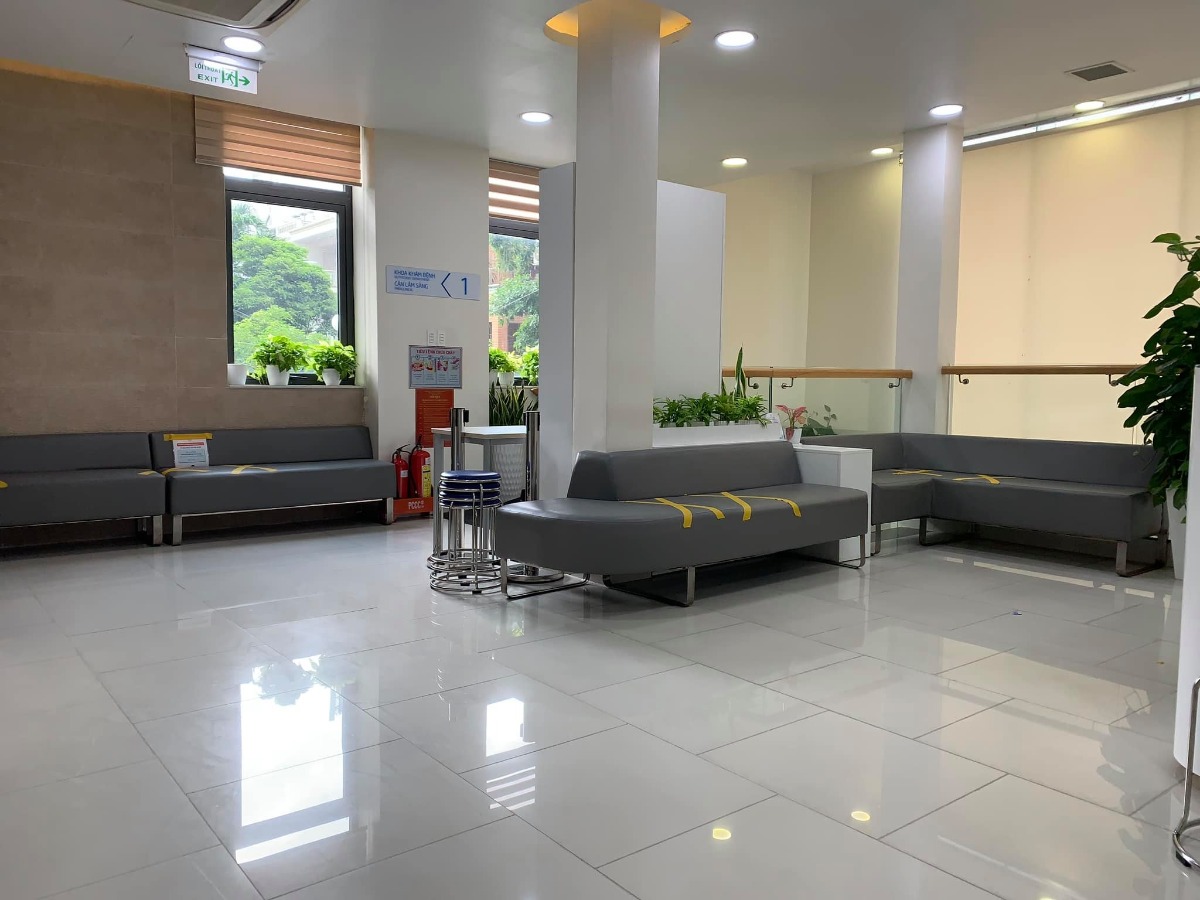 Đã hoàn thành mũi Vaccine Covid đầu tiên . 

-- Cảm thấy may mắn vì mình chọn được chổ tiêm sạch sẽ tiện nghi lại siêu vắng như vậy trong thời điểm này . 

Tuần trước thấy nhiều người đi tiêm ở ĐHYD rồi bv Hùng Vương mình cũng nôn nóng lắm , nhưng rồi bình tĩnh chờ đợi vì mấy bv đó rất đông sợ bị lây nhiễm chéo và đang bầu to ko đủ sức xếp hàng chờ đợi . 

❤ Rồi thấy được thông tin bv Mỹ Đức cho đăng kí chích cho các bạn bầu từ 13w trở lên mình đk liền , chờ đợi 2 ngày bên bv gọi lại và nhắn tin hẹn ngày chích . 

-- Quy trình chích ở đây cũng siêu đơn giản : nếu có giấy khám thai trong 1 tháng gần nhất thì ko cần khám lại , test nhanh Covid 300k và được chích thuốc Astra miễn phí . 

Đầu tiên tới khai báo y tế , sau đó test nhanh chờ 30p có kết quả sau đó trực tiếp lên lầu 4 để được tư vấn chích ( mình ghé lầu 1 để khám và siêu âm ) . 

-- Ko biết do mình là ca cuối chích hôm nay hay sao mà ko giai đoạn nào phải chờ số hết luôn , điền giấy xong được Bác sĩ tư vấn rồi đi thẳng qua chích - Mũi chích siêu nhẹ nhàng ko hề có cảm giác gì luôn . 
- Sau chích ngồi theo dõi cỡ 20p thì được đi đo tim thai lại dặn dò các thứ sau tiêm thì được về rồi ❤ 

Mình đánh giá bv Mỹ Đức cho chích đợt này 10/10 luôn , từ nhân viên tới y tá bác sĩ đều rất nhẹ nhàng từ tốn nhiệt tình thăm khám và tư vấn 

. Còn bệnh viện thì sạch sẽ tiện nghi , bánh kẹo đầy đủ cho mình ngồi chờ có ăn , có điều làm nhanh quá chưa kịp ăn gì :v 

Mấy bạn bầu trên 13w nhanh nhanh đăng kí chích cho kịp thuốc nghen