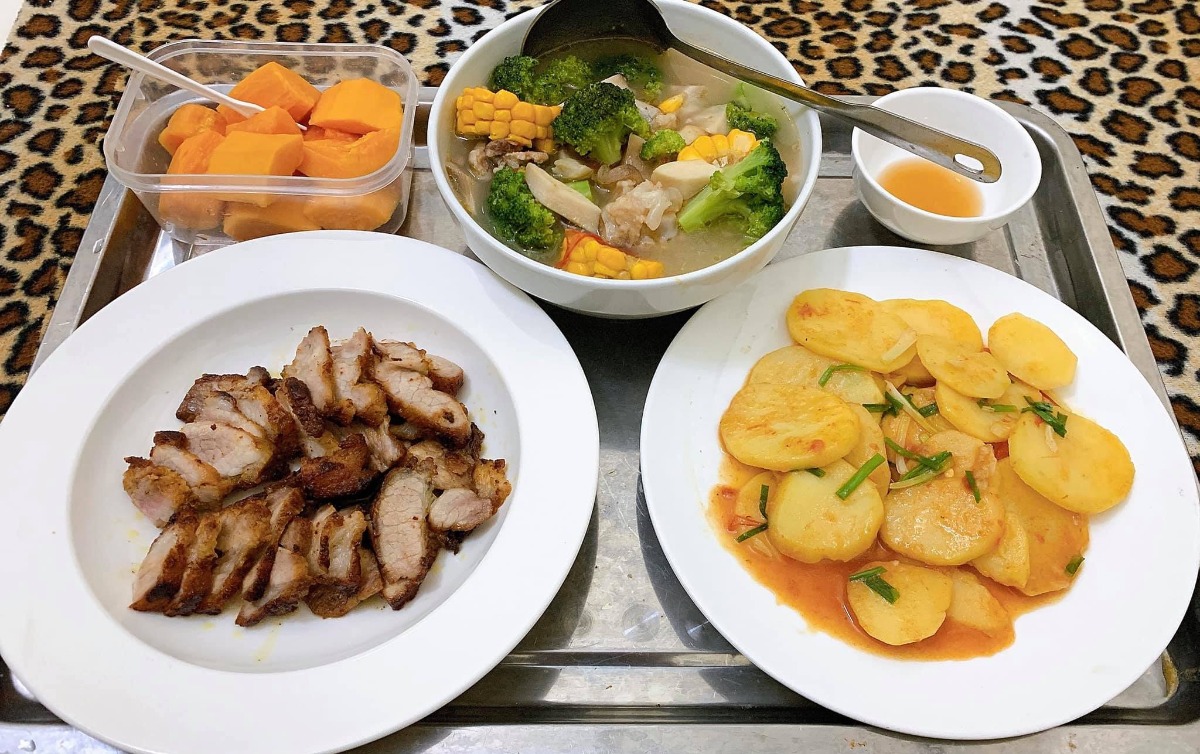 Xin chào cả nhà, em là ông bố nấu cơm cữ cho mẹ bầu sau sinh đây, ông bố cho vợ ăn củ cải bị các bác sĩ online nói đây ạ. Hai Vợ chồng hóng hớt linh tinh nên bay màu fb. Các bác đừng cười hay chỉ trích Vợ chồng em nhé 🤣

Nay e xin tổng hợp lại thực mẹ bầu sau sinh cho các ông bố bà mẹ tham khảo. Vợ e thích ăn gì e nấu cái đó và vì thời điểm cữ là mùa đông nên thực phẩm rau mùa cũng hơi hạn hẹp.. Nên e chỉ nấu được những món cơ bản như thế này thôi ạ. Các bác đóng góp để e nâng cao thực đơn tập 2 cho mẹ Bon. 🤩