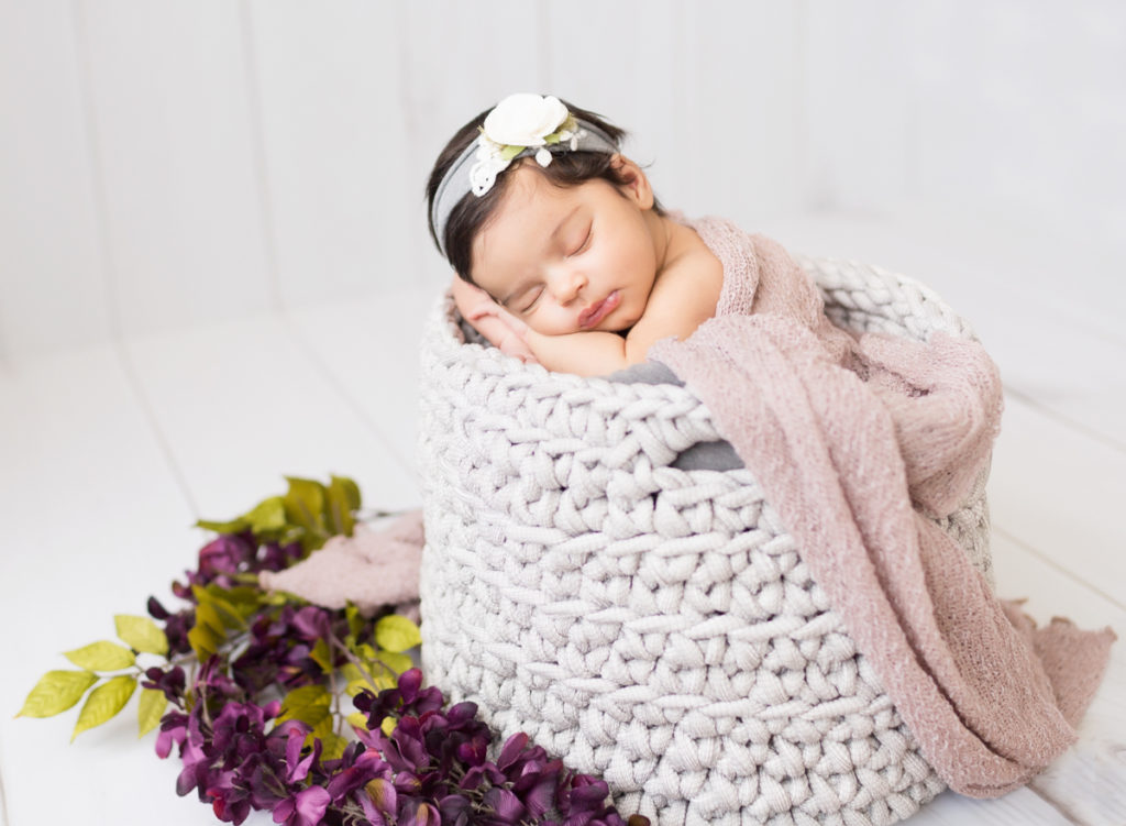 ĐỜI NÀY NHẤT ĐỊNH PHẢI CÓ MỘT CÔ CON GÁI <3 

Xin mời các mẹ cùng ngắm những bức ảnh bé sơ sinh chụp cùng hoa cực đáng yêu nhé! Ngắm những bức ảnh đẹp mỗi ngày chính là phương pháp thai giáo cảm xúc + thai giáo mỹ học hiệu quả, giúp mẹ và bé có tinh thần tốt, cảm xúc vui vẻ; đồng thời giúp bé yêu được tiếp xúc với cái đẹp ngay từ khi còn trong bụng mẹ.

Ngắm ảnh những em bé đáng yêu cũng giúp mẹ sinh ra những em bé xinh xắn giống như những bức ảnh mình đã ngắm đó ạ.  

Mẹ có thể tìm hiểu thêm về thai giáo cảm xúc tại link https://mamibabi.com.vn/newscategory/8/thai-giao-bang-cam-xuc 

Và tìm hiểu thêm về thai giáo mỹ thuật tại link https://mamibabi.com.vn/newscategory/37/thai-giao-my-thuat 

#thaigiaocamxuc #thai_giáo_cảm_xúc
#thaigiaomythuat #thai_giáo_mỹ_thuật 
#thaigiao #thai_giáo #thaigiáo #mangthai #babau