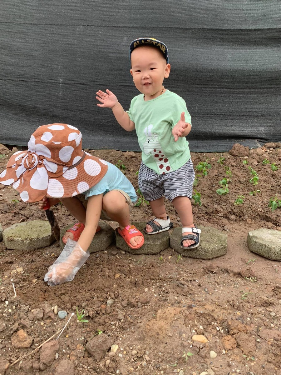 Chào mọi ng hiện tại m là bà mẹ của 3 nhóc.. Ở đây có mẹ nào đã từng trải qua cảm giác bà nội ck gọi là con cá rô đực vì lấy ck 3,5 năm mới đẻ dc k???😂Sau đây m xin phép kể hành trình đầy gian nan khi các con đến với m,và cả hành trình nuôi con đầy gian khổ của m nữa..🥲🥲
 M lấy ck năm 2013 sau khi hỏng thai 4lan m đã khám và chữa chạy khắp nơi từ tây y đến đông y,khám tất cả các bv lớn nhỏ.Từ trưởng khoa đến các giáo sư ai mách bsi nào giỏi,ai bảo ở đâu tốt m đều đến.Nhưng kq là cả 2 vk ck m đều bt k tìm ra nguyên nhân tại sao cứ có bầu là lại bị lưu😞Đến năm 2015 m quyết định đi bơm tt vào buồng tc ở pstw nhưng kq vẫn là con số 0 tròn chĩnh☹️Cuối cùng m tìm đến tâm linh ai mách ở đâu cầu con linh nhiệm m đều đi,mỗi lần đi về là nhà ck m lại thay đổi hướng giường hướng tủ để thay đổi phong thủy.Nhưng kq vẫn vậy đến đầu năm 2016 sau khi trải qua khoảng tg khá dài,với bnhieu điều đàm tiếu rằng(con này vô sinh,thằng này tt yếu,con này ăn lắm béo xí ra k đẻ nổi)mỗi lần ra đường là bnhieu lời xì sào nhòm ngó😣Đến ng trong nhà là bà nội ck m còn chỉ mặt mẹ ck m bảo là "Mày mua con cá rô đực về để thờ ak" Thật sự nghe đc câu đấy ng m như chết lặng,nó tủi thân 1 cách ghê gớm😩😩.K ai chịu hiểu rằng m chửa rất nhiều lần và đều bị lưu😭😭Chứ đâu phải k chửa bjo đâu!!Đúng là cái cảm giác khó tả các mẹ ạ😕Đến giữa năm 2016 2 vc quyết định k khám chữa hay thuốc thang j nữa,1 phần vì nản,1 phần vì tiền cũng đã cạn kiệt sau ngần đấy năm chữa chạy.Khi đi khám gặp nhau mn thường nói vui với nhau rằng đây là bệnh con nhà giàu😅vì đây là bệnh tiêu tốn tiền của 1 cách khủng khiếp ý mn ạ...Sau đó 2vc quyết định gom hết số tiền còn lại+thêm vay mượn để kinh doanh.Vì k thể cứ ở nhà mà đi chữa đẻ mãi đc,đến lúc con thì chưa thấy mà tiền đã k còn.Lúc đó 2 vc m đã thuê đc 1c cửa hàng nhỏ để kd quần áo,có gác xét và nhà vs có thể ở lại đc..Mọi việc khá thuận lợi nên cả 2 tâm lý khá thoải mái,k còn phải suy nghĩ nhiều nữa😊Và chuyện gì đến nó cũng đến cm ạ.Mở đc khoảng 3thang thì e có bầu lúc đó đúng vào mùa đá bóng,2vc bán hàng xong thức xuyên đêm để xem nào là cafe,bia và thực sự cả tháng bóng đá đó 2vc qh đc với nhau vài lần😂Sáng hôm đó khi leo từ gác xét xuống m thấy ra chút máu nghĩ là đến tháng nên cũng chẳng để ý j.Đến 2 hsau thì vẫn thấy ra chút máu mà k ra nhiều,m mới nói vơi ck là hay chửa nhỉ😅kiểu nói vui thôi chứ k nghĩ là chửa thậttt đâu vì sau ngần đấy năm mừng hụt nhiều rồi.Sau đấy m mua que thử và lên 2v mờ m còn bảo ck là hay que hỏng nhỉ và mua tiếp 3que để thử vào sáng hsau😂Kq là 2v tiếp và chắc chắn là chửa thật rùi,nhưng do bị lưu nhiều lần nên khi chửa là kèm theo 1 đống sự lo lắng trong đầu..Lúc đó m gọi cho mẹ đẻ m và báo là có bầu bà đã vội vàng bắt về nhà và đi khám xem tn để còn biết mà chữa chạy kịp thời🥲Sau khi 2 mẹ con đèo nhau đi khám thì bs báo thai đc 5w5d chưa có tim thai,lại hồi hộp lại lo lắng và gọi hỏi khắp nơi bsi nào giỏi để khám lại..Và đc 1ng cô chỉ cho bsi vinh ở pshn mà trước cô ấy theo.Khi về m gọi và đặt lịch khám vào sáng hsau,đêm hôm ý là 1 đêm k ngủ lo lắng đủ thứ trong đầu rằng sáng mai sẽ ra sao???Và ngày hsau cũng đến m chuẩn bị từ sớm để đi gặp bsi,sau khi khám và nói hết tiểu sử thai lưu của m thì bsi đã kê cho m thuốc nội tiết uống+ đặt và hẹn sau 1w khám lại...1w trôi qua đấy như dàii 1 thế kỉ cm ạ🥲🥲1 tuần với không khí lo lắng bao trùm trong nhà...Mn thì cố động viên rằng mọi chuyện ks đâu con khoẻ nên đừng quá lo lắng.Nhưng m thì k thể k lo đc,vì m đã phải đau khổ rất nhiều lần khi k giữ đc con rồi😭1w sau cũng đã đến m qua khám và thật sự vỡ oà khi bs thông báo đã có tim thai,m phải hỏi đi hỏi lại vì k tin nổi vào những j m vừa nghe đc😢do m có tiền sử bị lưu nên sau đó bs có kê cho m khá nhiều thuốc,để uống để đặt và để tiêm để giữ thai thai nữa.M phải tiêm mỗi ngày 2 mũi vào bắp đùii tiêm nhiều đến nỗi m k đi nổi vì đau nhức,từ khi đi khám về là m nằm treo chân 1w đi khám lại 1 lần..Mọi thứ khá ổn đến khi 12w bsi đo vtc và thông báo ctc của m tụt quá ngắn nguy cơ sẩy cao và đề nghị khâu cấp cứu luôn😓Sau khi khám m đc đưa sang phòng tiểu phẫu để khâu sống vì m bị kháng thuốc giảm đau😭Cảm giác lúc đó đúng là chết đi sống lại khi từng mũi kim đâm vào m đều cảm nhận đc rất rõ,2 tay bám chặt 2 môi mím đến tím bầm😭😭nó đau đến khủng khiếp...Sau khi nghỉ lại đến chiều tối để theo dõi thì m đc cho về,từ đó đến 35w m nằm treo chân và đều đặn uống+tiêm thuốc nội tiết hằng ngày và 1-2w đi khám 1 lần.Đúng là 1 khoảng tg dài đến đáng sợ😢36w m đc cắt chỉ (cắt chỉ cũng cắt sống luôn😭)và 38w m sinh thường bé đầu tiên nặng 3,6kg...Chuyện khá dài m viết theo cảm xúc nên có hơi lủng củng cm đọc thông cảm cho m nhé😅Các chuyện sau m xin kể chú thích ở từng ảnh nhé vì thật sự nó dàii quá m viết hết ở stt này khéo cm đọc phải kéo đến ngày mai mới hết mất😂Qua đây echỉ muốn chia sẻ hàng trình đầy vất vả gian nan của e thuii... chúc các mẹ có 1 thai kì khoẻ mạnh và bình an