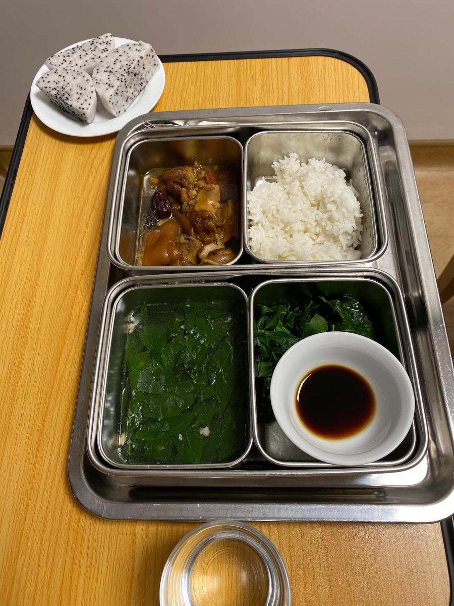 Xin chào các mom, nay mới có t.g viết về 5 ngày 4 đêm ở Hồng Ngọc - PTM ( e ở thêm 1 ngày).
E sinh mổ bé đầu tiên. Cả thai kỳ khoẻ mạnh chưa bao giờ nghĩ sẽ mổ các mom ạ. Đăng ký thai sản từ tuần 36 đợt tháng 6 đc km 15%. Khi khám ở HN thì tuần 38 bs phát hiện ra bất thường. E bị cuống rốn bám mép bánh rau là bệnh lý khá nguy hiểm ở thai nhi. Em theo khám BS Phương và BS Phương mổ cho e luôn. Nói về việc theo khám e k chọn Bs mà đến viện chọn ngẫu nhiên thôi. May mắn sao vào được bác Phương chứ hehe. Bác Phương lần nào thăm khám cũng rất nhẹ nhàng, ân cần. Sau khi phát hiện bất thường bác nhắc e cần phải cẩn thận và giải thích về bệnh lý và trường hợp có thể xảy ra. Hẹn e 3 ngày sau khám lại luôn để chốt đẻ ntn 😂. Bác trực tiếp thăm khám và cùng e đi siêu âm thì TH của e đẻ thường rất nguy hiểm và cần mổ lấy thai. Vì chuyển dạ là có nguy cơ suy thai. Sáng 2/9 khám thì chiều e lên bàn luôn. K thể tin nổi haha, lần đầu mổ nên e rất sợ và bỡ ngỡ, nằm trong phòng sinh khóc thì đc bác Phương và cả ekip động viên, thật ra e k sợ mổ mà e sợ nhất khoản tiêm gây tê vào lưng các mom ạ vì xem nhiều clip đẻ cái kim to như kim lợn vậy. Nhưng các mẹ nào sắp trải qua thì yên tâm nhé chỉ cần làm theo những gì Bs gây mê hướng dẫn thôi nó cũng như tiêm cây kim bé bé bthuong thôi ạ. Bs gây mê cho e là BS Thu Ba ( ở ngoài e gọi chị thôi vì chị trẻ xinh đẹp lắm ấy ạ) BS tiêm nhẹ nhàng đưa e vào cơn tê 🤣🤣. Cả ê kíp phủ chăn che các thứ đến đoạn đó e k còn thấy bên dưới nữa, cứ nghĩ mng vẫn đang chuẩn bị đồ để mổ thế mà 1 lúc sau chị Thu Ba bảo e chịu tức 1 chút để lấy e bé ra nhé thì e mới biết bác Phương mổ rồi 😂. Một lúc sau thì nghe thấy tiếng e bé. E bé đc da kề ra với mẹ luôn ấm áp hạnh phúc lắm ạ. Sau đấy tầm 20’ là bs khâu xong cho e, e đc chuyển lên hồi sức 4 tiếng rồi xuống với 2 bố con. Sau mổ đc truyền giảm đau và nhét giảm đau nên các mom đừng lo nhé, sẽ vẫn đau nhưng ở mức chịu  đc. Sang ngày thứ 2 thì e đã đứng dậy đi lại chậm chậm rồi cũng k đau quá nữa. Ngày thứ 4 là e k cần dùng giảm đau nữa. 
Về đồ ăn ở viện thì rất ngon ạ hôm nào e cũng ăn hết suất.
Các cô điều dưỡng và y tá nhiệt tình alo có mặt liền, hôm nào cũng có Bs đi kiểm tra vết mổ và Bs kiểm tra sức khoẻ của bé. 
Một lần nữa e xin cảm ơn BS Phương và ekip mổ cho e ngày 2/9 ạ ❤️