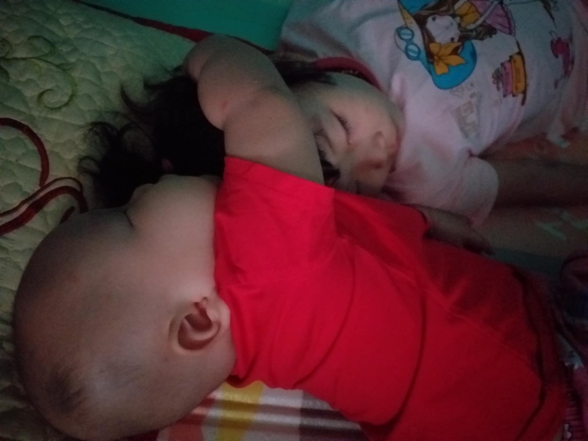 Chào mọi ng hiện tại m là bà mẹ của 3 nhóc.. Ở đây có mẹ nào đã từng trải qua cảm giác bà nội ck gọi là con cá rô đực vì lấy ck 3,5 năm mới đẻ dc k???😂Sau đây m xin phép kể hành trình đầy gian nan khi các con đến với m,và cả hành trình nuôi con đầy gian khổ của m nữa..🥲🥲
 M lấy ck năm 2013 sau khi hỏng thai 4lan m đã khám và chữa chạy khắp nơi từ tây y đến đông y,khám tất cả các bv lớn nhỏ.Từ trưởng khoa đến các giáo sư ai mách bsi nào giỏi,ai bảo ở đâu tốt m đều đến.Nhưng kq là cả 2 vk ck m đều bt k tìm ra nguyên nhân tại sao cứ có bầu là lại bị lưu😞Đến năm 2015 m quyết định đi bơm tt vào buồng tc ở pstw nhưng kq vẫn là con số 0 tròn chĩnh☹️Cuối cùng m tìm đến tâm linh ai mách ở đâu cầu con linh nhiệm m đều đi,mỗi lần đi về là nhà ck m lại thay đổi hướng giường hướng tủ để thay đổi phong thủy.Nhưng kq vẫn vậy đến đầu năm 2016 sau khi trải qua khoảng tg khá dài,với bnhieu điều đàm tiếu rằng(con này vô sinh,thằng này tt yếu,con này ăn lắm béo xí ra k đẻ nổi)mỗi lần ra đường là bnhieu lời xì sào nhòm ngó😣Đến ng trong nhà là bà nội ck m còn chỉ mặt mẹ ck m bảo là "Mày mua con cá rô đực về để thờ ak" Thật sự nghe đc câu đấy ng m như chết lặng,nó tủi thân 1 cách ghê gớm😩😩.K ai chịu hiểu rằng m chửa rất nhiều lần và đều bị lưu😭😭Chứ đâu phải k chửa bjo đâu!!Đúng là cái cảm giác khó tả các mẹ ạ😕Đến giữa năm 2016 2 vc quyết định k khám chữa hay thuốc thang j nữa,1 phần vì nản,1 phần vì tiền cũng đã cạn kiệt sau ngần đấy năm chữa chạy.Khi đi khám gặp nhau mn thường nói vui với nhau rằng đây là bệnh con nhà giàu😅vì đây là bệnh tiêu tốn tiền của 1 cách khủng khiếp ý mn ạ...Sau đó 2vc quyết định gom hết số tiền còn lại+thêm vay mượn để kinh doanh.Vì k thể cứ ở nhà mà đi chữa đẻ mãi đc,đến lúc con thì chưa thấy mà tiền đã k còn.Lúc đó 2 vc m đã thuê đc 1c cửa hàng nhỏ để kd quần áo,có gác xét và nhà vs có thể ở lại đc..Mọi việc khá thuận lợi nên cả 2 tâm lý khá thoải mái,k còn phải suy nghĩ nhiều nữa😊Và chuyện gì đến nó cũng đến cm ạ.Mở đc khoảng 3thang thì e có bầu lúc đó đúng vào mùa đá bóng,2vc bán hàng xong thức xuyên đêm để xem nào là cafe,bia và thực sự cả tháng bóng đá đó 2vc qh đc với nhau vài lần😂Sáng hôm đó khi leo từ gác xét xuống m thấy ra chút máu nghĩ là đến tháng nên cũng chẳng để ý j.Đến 2 hsau thì vẫn thấy ra chút máu mà k ra nhiều,m mới nói vơi ck là hay chửa nhỉ😅kiểu nói vui thôi chứ k nghĩ là chửa thậttt đâu vì sau ngần đấy năm mừng hụt nhiều rồi.Sau đấy m mua que thử và lên 2v mờ m còn bảo ck là hay que hỏng nhỉ và mua tiếp 3que để thử vào sáng hsau😂Kq là 2v tiếp và chắc chắn là chửa thật rùi,nhưng do bị lưu nhiều lần nên khi chửa là kèm theo 1 đống sự lo lắng trong đầu..Lúc đó m gọi cho mẹ đẻ m và báo là có bầu bà đã vội vàng bắt về nhà và đi khám xem tn để còn biết mà chữa chạy kịp thời🥲Sau khi 2 mẹ con đèo nhau đi khám thì bs báo thai đc 5w5d chưa có tim thai,lại hồi hộp lại lo lắng và gọi hỏi khắp nơi bsi nào giỏi để khám lại..Và đc 1ng cô chỉ cho bsi vinh ở pshn mà trước cô ấy theo.Khi về m gọi và đặt lịch khám vào sáng hsau,đêm hôm ý là 1 đêm k ngủ lo lắng đủ thứ trong đầu rằng sáng mai sẽ ra sao???Và ngày hsau cũng đến m chuẩn bị từ sớm để đi gặp bsi,sau khi khám và nói hết tiểu sử thai lưu của m thì bsi đã kê cho m thuốc nội tiết uống+ đặt và hẹn sau 1w khám lại...1w trôi qua đấy như dàii 1 thế kỉ cm ạ🥲🥲1 tuần với không khí lo lắng bao trùm trong nhà...Mn thì cố động viên rằng mọi chuyện ks đâu con khoẻ nên đừng quá lo lắng.Nhưng m thì k thể k lo đc,vì m đã phải đau khổ rất nhiều lần khi k giữ đc con rồi😭1w sau cũng đã đến m qua khám và thật sự vỡ oà khi bs thông báo đã có tim thai,m phải hỏi đi hỏi lại vì k tin nổi vào những j m vừa nghe đc😢do m có tiền sử bị lưu nên sau đó bs có kê cho m khá nhiều thuốc,để uống để đặt và để tiêm để giữ thai thai nữa.M phải tiêm mỗi ngày 2 mũi vào bắp đùii tiêm nhiều đến nỗi m k đi nổi vì đau nhức,từ khi đi khám về là m nằm treo chân 1w đi khám lại 1 lần..Mọi thứ khá ổn đến khi 12w bsi đo vtc và thông báo ctc của m tụt quá ngắn nguy cơ sẩy cao và đề nghị khâu cấp cứu luôn😓Sau khi khám m đc đưa sang phòng tiểu phẫu để khâu sống vì m bị kháng thuốc giảm đau😭Cảm giác lúc đó đúng là chết đi sống lại khi từng mũi kim đâm vào m đều cảm nhận đc rất rõ,2 tay bám chặt 2 môi mím đến tím bầm😭😭nó đau đến khủng khiếp...Sau khi nghỉ lại đến chiều tối để theo dõi thì m đc cho về,từ đó đến 35w m nằm treo chân và đều đặn uống+tiêm thuốc nội tiết hằng ngày và 1-2w đi khám 1 lần.Đúng là 1 khoảng tg dài đến đáng sợ😢36w m đc cắt chỉ (cắt chỉ cũng cắt sống luôn😭)và 38w m sinh thường bé đầu tiên nặng 3,6kg...Chuyện khá dài m viết theo cảm xúc nên có hơi lủng củng cm đọc thông cảm cho m nhé😅Các chuyện sau m xin kể chú thích ở từng ảnh nhé vì thật sự nó dàii quá m viết hết ở stt này khéo cm đọc phải kéo đến ngày mai mới hết mất😂Qua đây echỉ muốn chia sẻ hàng trình đầy vất vả gian nan của e thuii... chúc các mẹ có 1 thai kì khoẻ mạnh và bình an