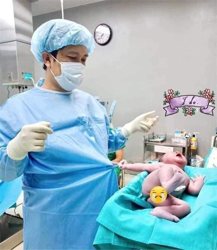 - Con không biết đâu, bác sĩ trả con vô bụng mẹ con đi, không chịu đâuuuuu...
- Oh, cái cậu này hay nhỉ, nợ tiền phòng hơn 9 tháng rồi