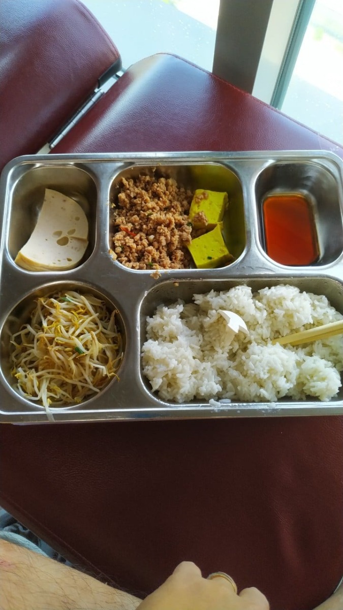 Review sinh viện 108. Em đẻ khu ND hôm 26.08 các mom ạ. 

Em nằm TNC, bhiem 32%, tổng hết gần 7 triệu (chưa gồm phí test covid và cảm ơn bác sĩ)

Nói chung dịch vụ ổn, y bác sĩ nhiệt tình, khu 21 tầng cao ráo sạch sẽ, view đẹp.

Các mom không lo bỡ ngỡ thủ tục hay gì đâu vì sẽ được hướng dẫn tận tình đầy đủ, còn cần gì các mẹ cứ hỏi y ta/điều dưỡng nhé.

Hằng sáng bé sẽ được bế đi tắm còn mẹ được vsinh thăm khám tận giường.

Đồ cần chuẩn bị:

1.Giấy tờ: CMND/CCCD của mình và người nhà + thẻ bhyt + sổ Hk (ko cần photo)
Tiền mặt: 15 triệu (cho đẻ thường, mổ chắc nhiều hơn)

2. Đồ mẹ: 
- Bỉm (Caryn): Các mom nên mang nhiều bỉm mẹ chút nhé. Tầm 10-15 cái thừa còn hơn thiếu, như em mang 6c xong sau phải đi mua thêm. 
- 1 bộ quần áo mẹ khi về (ở viện thì mặc qao viện, ngày phát thay 1 lần)
- Bông nhét lỗ tai (cái này xin được nhưng cứ mang) + tất chân + khăn or mũ mỏng đội đầu (không bắt buộc nhưng e đẻ xong cái điều hoà nó thốc vào đầu là khó chịu)
- Cốc, thìa, sữa đặc (vidu ông Thọ nên đổ vào chai nhựa mang đi cho tiện), bình giữ nhiệt.
- Nước muối súc miệng (đẻ xong ko nên đánh răng luôn)
- 1 bịch khăn ướt
- Đồ dùng cá nhân nếu mẹ nào cần thì mang, không thì dùng của viện có sẵn.

3. Đồ con:
- Bỉm con (20-25c): con ị phân su thay nhiều
- Khăn quấn - viện có phát 1c nhưng nên mang thêm con trớ còn thay. ( Viện phát áo con, mũ, tã chéo, khăn quấn - có thể thay hằng ngày đầy đủ nhé)
- Khăn sữa: 7-10c
- 1 bộ quần áo con khi về + khăn voan che mặt, mẹ có thể chuẩn bị thêm son + tỏi
- Sữa ct, bình sữa (phòng sữa mẹ chưa về)
- Khăn vải khô đa năng lau vệ sinh + 1 ca nhỏ đựng nước.
Đồ người nhà: Đồ cá nhân, quần áo mang đủ 2-3 hôm nhé không như chồng e xếp đủ đồ cho mẹ với con thì quên q.ao sau phải mua thêm ở siêu thị dưới toà.

P/s: Nên mang thêm 1 chăn mỏng nhé, vì được phát 2 chăn nhưng 1 chăn mình làm quây con nên người nhà đêm lạnh không có chăn đắp.