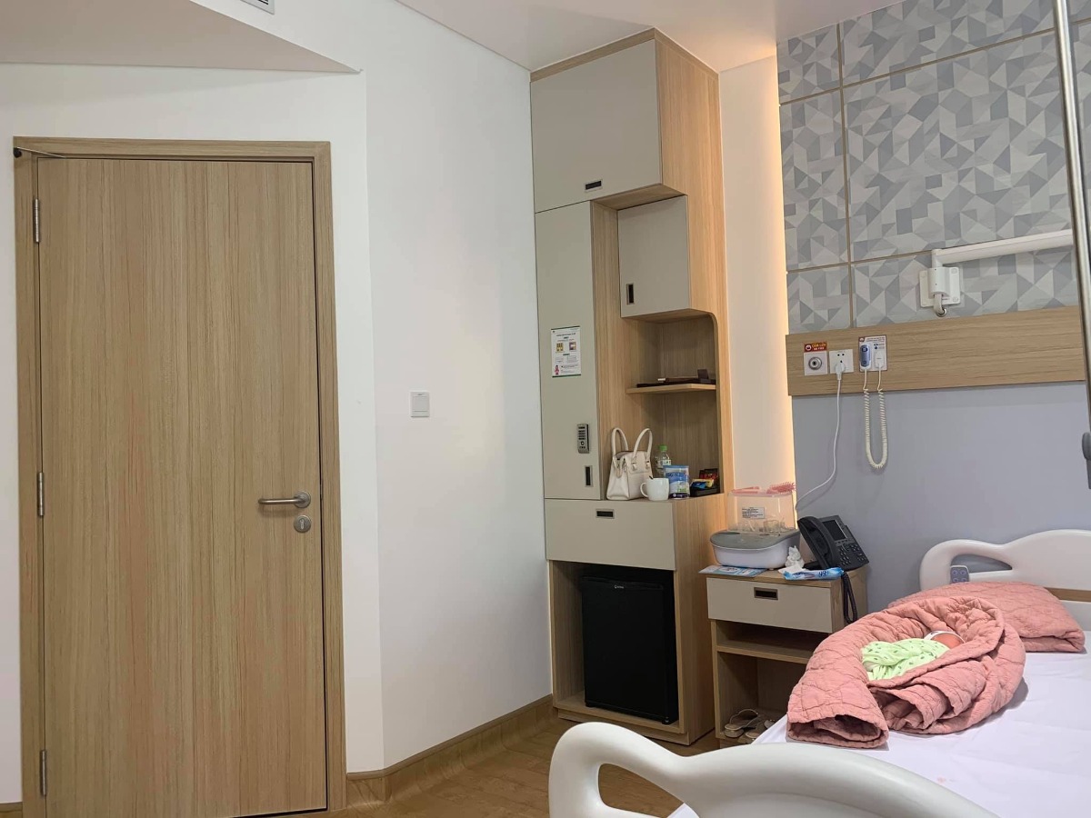 Xin chào các mom, nay mới có t.g viết về 5 ngày 4 đêm ở Hồng Ngọc - PTM ( e ở thêm 1 ngày).
E sinh mổ bé đầu tiên. Cả thai kỳ khoẻ mạnh chưa bao giờ nghĩ sẽ mổ các mom ạ. Đăng ký thai sản từ tuần 36 đợt tháng 6 đc km 15%. Khi khám ở HN thì tuần 38 bs phát hiện ra bất thường. E bị cuống rốn bám mép bánh rau là bệnh lý khá nguy hiểm ở thai nhi. Em theo khám BS Phương và BS Phương mổ cho e luôn. Nói về việc theo khám e k chọn Bs mà đến viện chọn ngẫu nhiên thôi. May mắn sao vào được bác Phương chứ hehe. Bác Phương lần nào thăm khám cũng rất nhẹ nhàng, ân cần. Sau khi phát hiện bất thường bác nhắc e cần phải cẩn thận và giải thích về bệnh lý và trường hợp có thể xảy ra. Hẹn e 3 ngày sau khám lại luôn để chốt đẻ ntn 😂. Bác trực tiếp thăm khám và cùng e đi siêu âm thì TH của e đẻ thường rất nguy hiểm và cần mổ lấy thai. Vì chuyển dạ là có nguy cơ suy thai. Sáng 2/9 khám thì chiều e lên bàn luôn. K thể tin nổi haha, lần đầu mổ nên e rất sợ và bỡ ngỡ, nằm trong phòng sinh khóc thì đc bác Phương và cả ekip động viên, thật ra e k sợ mổ mà e sợ nhất khoản tiêm gây tê vào lưng các mom ạ vì xem nhiều clip đẻ cái kim to như kim lợn vậy. Nhưng các mẹ nào sắp trải qua thì yên tâm nhé chỉ cần làm theo những gì Bs gây mê hướng dẫn thôi nó cũng như tiêm cây kim bé bé bthuong thôi ạ. Bs gây mê cho e là BS Thu Ba ( ở ngoài e gọi chị thôi vì chị trẻ xinh đẹp lắm ấy ạ) BS tiêm nhẹ nhàng đưa e vào cơn tê 🤣🤣. Cả ê kíp phủ chăn che các thứ đến đoạn đó e k còn thấy bên dưới nữa, cứ nghĩ mng vẫn đang chuẩn bị đồ để mổ thế mà 1 lúc sau chị Thu Ba bảo e chịu tức 1 chút để lấy e bé ra nhé thì e mới biết bác Phương mổ rồi 😂. Một lúc sau thì nghe thấy tiếng e bé. E bé đc da kề ra với mẹ luôn ấm áp hạnh phúc lắm ạ. Sau đấy tầm 20’ là bs khâu xong cho e, e đc chuyển lên hồi sức 4 tiếng rồi xuống với 2 bố con. Sau mổ đc truyền giảm đau và nhét giảm đau nên các mom đừng lo nhé, sẽ vẫn đau nhưng ở mức chịu  đc. Sang ngày thứ 2 thì e đã đứng dậy đi lại chậm chậm rồi cũng k đau quá nữa. Ngày thứ 4 là e k cần dùng giảm đau nữa. 
Về đồ ăn ở viện thì rất ngon ạ hôm nào e cũng ăn hết suất.
Các cô điều dưỡng và y tá nhiệt tình alo có mặt liền, hôm nào cũng có Bs đi kiểm tra vết mổ và Bs kiểm tra sức khoẻ của bé. 
Một lần nữa e xin cảm ơn BS Phương và ekip mổ cho e ngày 2/9 ạ ❤️