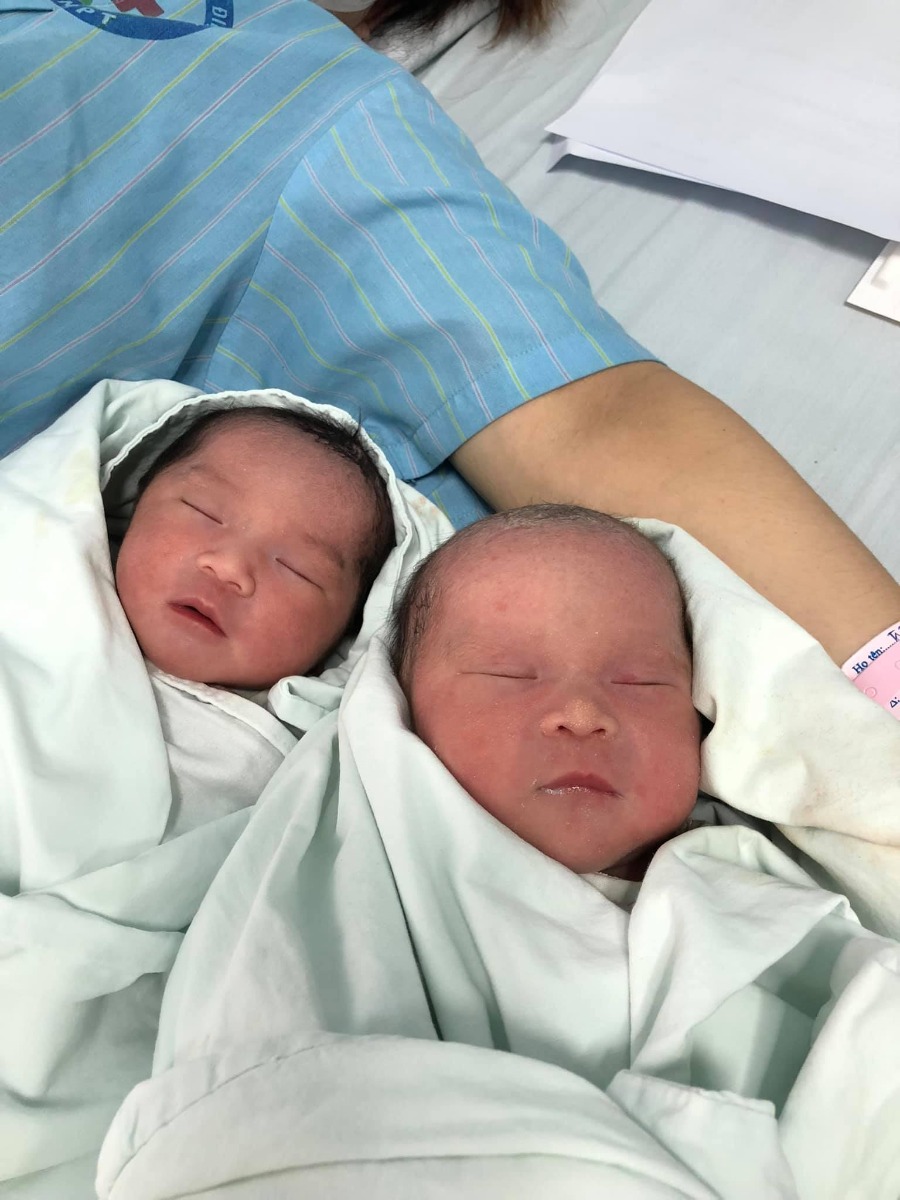 Có mom nào như mình ko đi siêu âm bác sĩ bảo cùng trứng chung bánh rau mà sinh ra 2 bạn ý k giống nhau 1 tẹo nào, dù chênh 500g. 1 bạn tóc đen, 1 bạn tóc vàng, bên giống bố, bên giống mẹ 🤣🤣