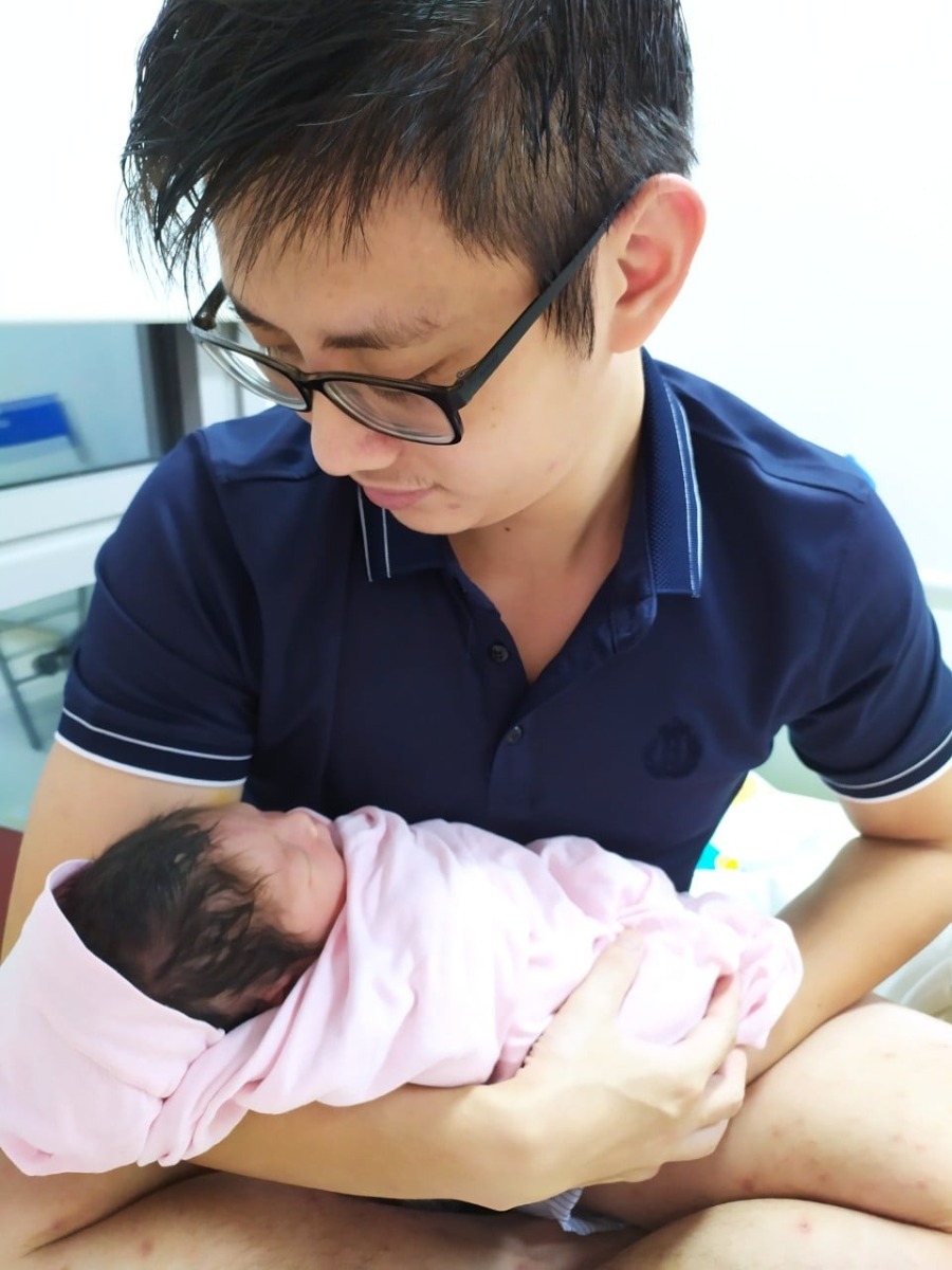 Review sinh viện 108. Em đẻ khu ND hôm 26.08 các mom ạ. 

Em nằm TNC, bhiem 32%, tổng hết gần 7 triệu (chưa gồm phí test covid và cảm ơn bác sĩ)

Nói chung dịch vụ ổn, y bác sĩ nhiệt tình, khu 21 tầng cao ráo sạch sẽ, view đẹp.

Các mom không lo bỡ ngỡ thủ tục hay gì đâu vì sẽ được hướng dẫn tận tình đầy đủ, còn cần gì các mẹ cứ hỏi y ta/điều dưỡng nhé.

Hằng sáng bé sẽ được bế đi tắm còn mẹ được vsinh thăm khám tận giường.

Đồ cần chuẩn bị:

1.Giấy tờ: CMND/CCCD của mình và người nhà + thẻ bhyt + sổ Hk (ko cần photo)
Tiền mặt: 15 triệu (cho đẻ thường, mổ chắc nhiều hơn)

2. Đồ mẹ: 
- Bỉm (Caryn): Các mom nên mang nhiều bỉm mẹ chút nhé. Tầm 10-15 cái thừa còn hơn thiếu, như em mang 6c xong sau phải đi mua thêm. 
- 1 bộ quần áo mẹ khi về (ở viện thì mặc qao viện, ngày phát thay 1 lần)
- Bông nhét lỗ tai (cái này xin được nhưng cứ mang) + tất chân + khăn or mũ mỏng đội đầu (không bắt buộc nhưng e đẻ xong cái điều hoà nó thốc vào đầu là khó chịu)
- Cốc, thìa, sữa đặc (vidu ông Thọ nên đổ vào chai nhựa mang đi cho tiện), bình giữ nhiệt.
- Nước muối súc miệng (đẻ xong ko nên đánh răng luôn)
- 1 bịch khăn ướt
- Đồ dùng cá nhân nếu mẹ nào cần thì mang, không thì dùng của viện có sẵn.

3. Đồ con:
- Bỉm con (20-25c): con ị phân su thay nhiều
- Khăn quấn - viện có phát 1c nhưng nên mang thêm con trớ còn thay. ( Viện phát áo con, mũ, tã chéo, khăn quấn - có thể thay hằng ngày đầy đủ nhé)
- Khăn sữa: 7-10c
- 1 bộ quần áo con khi về + khăn voan che mặt, mẹ có thể chuẩn bị thêm son + tỏi
- Sữa ct, bình sữa (phòng sữa mẹ chưa về)
- Khăn vải khô đa năng lau vệ sinh + 1 ca nhỏ đựng nước.
Đồ người nhà: Đồ cá nhân, quần áo mang đủ 2-3 hôm nhé không như chồng e xếp đủ đồ cho mẹ với con thì quên q.ao sau phải mua thêm ở siêu thị dưới toà.

P/s: Nên mang thêm 1 chăn mỏng nhé, vì được phát 2 chăn nhưng 1 chăn mình làm quây con nên người nhà đêm lạnh không có chăn đắp.