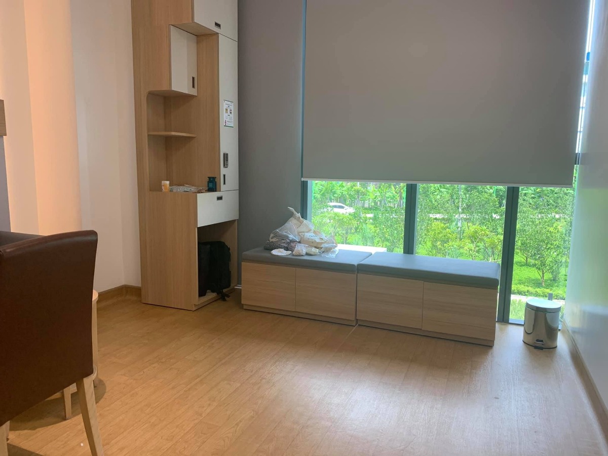 Xin chào các mom, nay mới có t.g viết về 5 ngày 4 đêm ở Hồng Ngọc - PTM ( e ở thêm 1 ngày).
E sinh mổ bé đầu tiên. Cả thai kỳ khoẻ mạnh chưa bao giờ nghĩ sẽ mổ các mom ạ. Đăng ký thai sản từ tuần 36 đợt tháng 6 đc km 15%. Khi khám ở HN thì tuần 38 bs phát hiện ra bất thường. E bị cuống rốn bám mép bánh rau là bệnh lý khá nguy hiểm ở thai nhi. Em theo khám BS Phương và BS Phương mổ cho e luôn. Nói về việc theo khám e k chọn Bs mà đến viện chọn ngẫu nhiên thôi. May mắn sao vào được bác Phương chứ hehe. Bác Phương lần nào thăm khám cũng rất nhẹ nhàng, ân cần. Sau khi phát hiện bất thường bác nhắc e cần phải cẩn thận và giải thích về bệnh lý và trường hợp có thể xảy ra. Hẹn e 3 ngày sau khám lại luôn để chốt đẻ ntn 😂. Bác trực tiếp thăm khám và cùng e đi siêu âm thì TH của e đẻ thường rất nguy hiểm và cần mổ lấy thai. Vì chuyển dạ là có nguy cơ suy thai. Sáng 2/9 khám thì chiều e lên bàn luôn. K thể tin nổi haha, lần đầu mổ nên e rất sợ và bỡ ngỡ, nằm trong phòng sinh khóc thì đc bác Phương và cả ekip động viên, thật ra e k sợ mổ mà e sợ nhất khoản tiêm gây tê vào lưng các mom ạ vì xem nhiều clip đẻ cái kim to như kim lợn vậy. Nhưng các mẹ nào sắp trải qua thì yên tâm nhé chỉ cần làm theo những gì Bs gây mê hướng dẫn thôi nó cũng như tiêm cây kim bé bé bthuong thôi ạ. Bs gây mê cho e là BS Thu Ba ( ở ngoài e gọi chị thôi vì chị trẻ xinh đẹp lắm ấy ạ) BS tiêm nhẹ nhàng đưa e vào cơn tê 🤣🤣. Cả ê kíp phủ chăn che các thứ đến đoạn đó e k còn thấy bên dưới nữa, cứ nghĩ mng vẫn đang chuẩn bị đồ để mổ thế mà 1 lúc sau chị Thu Ba bảo e chịu tức 1 chút để lấy e bé ra nhé thì e mới biết bác Phương mổ rồi 😂. Một lúc sau thì nghe thấy tiếng e bé. E bé đc da kề ra với mẹ luôn ấm áp hạnh phúc lắm ạ. Sau đấy tầm 20’ là bs khâu xong cho e, e đc chuyển lên hồi sức 4 tiếng rồi xuống với 2 bố con. Sau mổ đc truyền giảm đau và nhét giảm đau nên các mom đừng lo nhé, sẽ vẫn đau nhưng ở mức chịu  đc. Sang ngày thứ 2 thì e đã đứng dậy đi lại chậm chậm rồi cũng k đau quá nữa. Ngày thứ 4 là e k cần dùng giảm đau nữa. 
Về đồ ăn ở viện thì rất ngon ạ hôm nào e cũng ăn hết suất.
Các cô điều dưỡng và y tá nhiệt tình alo có mặt liền, hôm nào cũng có Bs đi kiểm tra vết mổ và Bs kiểm tra sức khoẻ của bé. 
Một lần nữa e xin cảm ơn BS Phương và ekip mổ cho e ngày 2/9 ạ ❤️