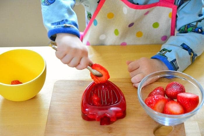 Phương pháp Montessori tại nhà cho bé 24-36 tháng

Bạn đang tìm kiếm một số hoạt động theo phong cách Montessori cho trẻ 24-36 tháng tuổi? 

Mức độ kỹ năng của trẻ 24 tháng thay đổi rất nhiều so với 36 tháng, điều quan trọng là bạn phải quan sát trẻ và trình độ kỹ năng của trẻ chứ không nên so sánh giữa các trẻ với nhau. 

Bạn hãy xem gợi ý dưới đây về những hoạt động Montessori rất phù hợp dùng tại gia đình cho bé 24-36 tháng tuổi nhé:

1. Trẻ có thể bắt đầu học cách sắp xếp và phân loại đồ chơi của mình, bạn hãy chuẩn bị những chiếc giỏ kích cỡ vừa để con tự cất đồ chơi của mình

2. Bạn hãy sắp xếp cho con 1 chiếc tủ quần áo gọn gàng, với khoảng 3 bộ quần áo/mũ/giày để con bắt đầu học cách tự lựa chọn quần áo của mình

3. Song song đó, hãy phát huy cho bé khả năng tự phục vụ bản thân: tự rót nước uống, tự đánh răng. Hãy chú ý thiết kế bình nước ở chỗ thấp vừa tầm với của con, hoặc chuẩn bị chiếc ghế và gương nhỏ đặt ở bồn rửa mặt của người lớn để bé có thể tự đứng rửa tay, rửa mặt, đánh răng

4. Bạn có thể cho con bắt đầu học cách làm các món tráng miệng đơn giản như cắt nhỏ các loại hoa quả bằng dụng cụ cắt chuyên biệt. Đồng thời để con giúp đỡ ba mẹ cùng lau dọn cửa kính hoặc tưới những cái cây ngoài vườn. Vì sao lại để con tham gia nhiều hoạt động như 1 người lớn thực thụ? Vì trước hết trẻ  ở lứa tuổi này cũng rất thích được tham gia vào công việc nhà, con cảm thấy như mình là 1 phần của gia đình, cha mẹ đừng ngăn cản vì sợ con làm sai/làm hỏng, mà hãy tạo điều kiện để con có thể được thỏa mãn nhu cầu của mình nhé

5. Trẻ ở độ tuổi này vẫn rất yêu thích các trò xếp hình và ghép hình. Bạn có thể in các hình con vật với màu sắc rõ nét và đồng thời cũng in hình ảnh đen trắng để con thực hành ghép 1 cặp (xem thêm trong ảnh minh họa để hiểu rõ)

6. Túi vật thể bí mật : là 1 hoạt động cực kì dễ làm ngay tại nhà mà vẫn khiến trẻ thích thú. bạn chỉ cần chuẩn bị 1 chiếc túi có dây rút, bên trong túi bạn đựng bất kì thứ gì mà bạn muốn con khám phá, hãy để bé tự cho tay vào túi để cảm nhận đồ vật đó là gì mà không cần nhìn. Mỗi ngày bạn đều có thể thay đổi dễ dàng các đồ vật trong túi bí mật.
