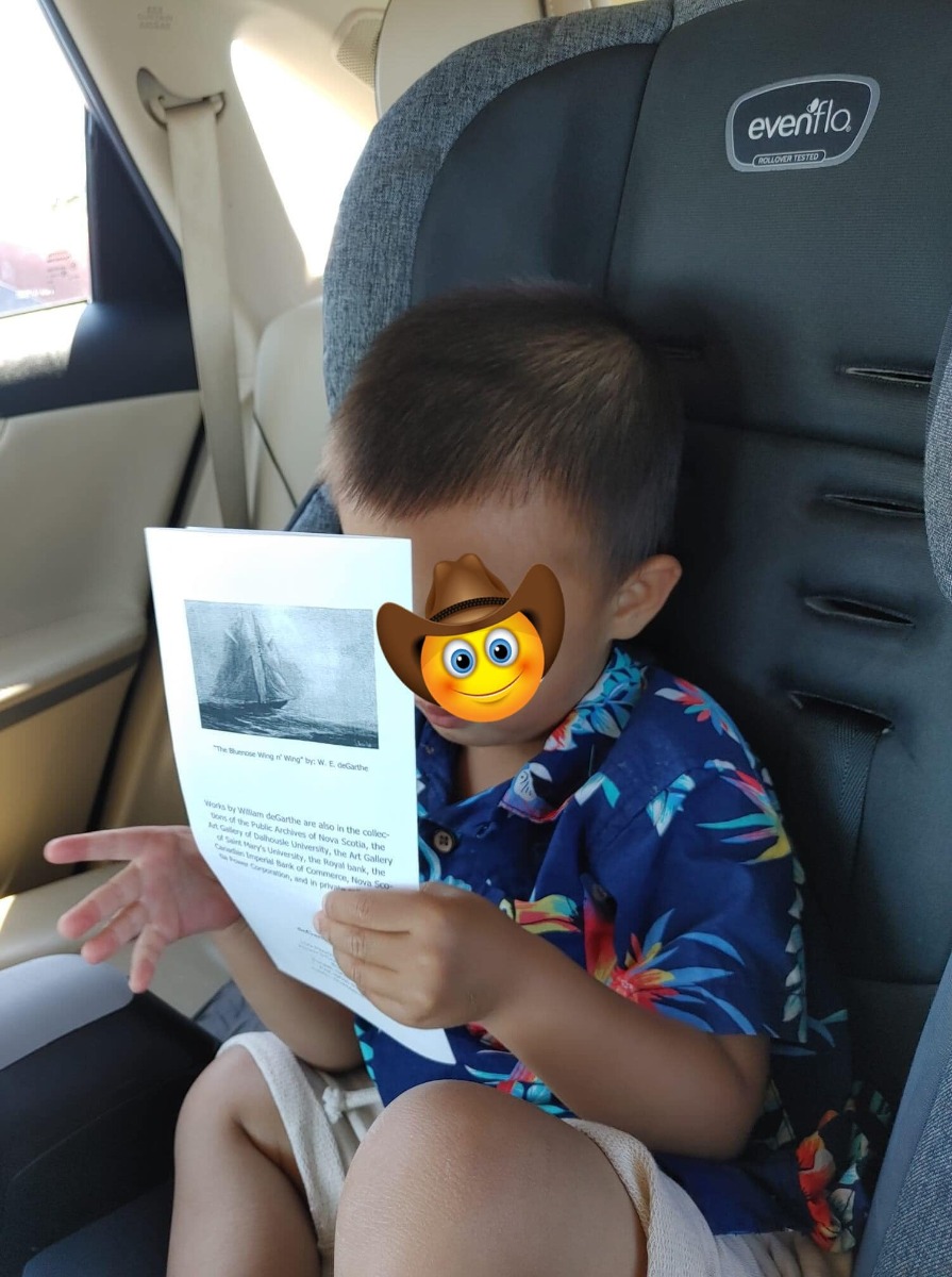 Làm gì khi trẻ giận dữ khóc ăn vạ?

Trong chuyến đi chơi cuôí tuần, trước giờ lên xe để đi đến điạ điểm khác thì Eddie nằm lăn ra giưã con đường nhỏ, hẹp dành cho người đi bộ và ra sức kêu gaò, khóc lóc vì muốn được tiếp tục chơi với vũng nước bên đường. Nếu như ở nhà thì mình đã cho bạn thoả sức la hét và chờ đơị đến khi bạn bình tĩnh nhưng ở đây là con đường nhỏ, hẹp mà bạn í nằm chắn ngang hết con đường cuả người ta đi. Mình khá bối rôí khi có vaì người đứng laị và chờ nhưng mình không muốn đáp ứng " quyền lực" cuả bạn trong lúc naỳ. Mình xin lôĩ các anh chị và các bác đang đứng chờ và định bế Eddie để đi vaò xe đang đâụ cách đó tầm 30m.

Nhưng lúc đó có một gia đình có 2 bé gái sinh đôi tầm cỡ tuôỉ Eddie tiến laị gần chỗ Eddie nằm khóc và cô bé noí chaò Eddie. Đôi mắt cuả cô bé ánh lên sự chia sẻ và thông cảm. Tiếng gaò khóc cuả Eddie nhỏ dần và bạn ấy hé mắt nhìn moị người đang chờ mình. Các cô, chú, bác vẫn đứng chờ và nhoẻn miệng cười thân thiện với bạn ấy. Mẹ cuả 2 em bé ấy quay sang noí với mình" Em hiêủ cảm giác khó chiụ cuả chị, 2 đưá nhà em có lúc cũng thế. Em cứ để các bạn ấy khóc ăn vạ và đến khi naò bạn ấy sẵn sàng thì sẽ tự đứng lên đi thôi". Moị người đang đứng laị thì nhoẻn miệng cười với Eddie và họ đi ở mép đường nhỏ tránh chỗ Eddie đang nằm. Tiếng la khóc cuả Eddie nhỏ dần và rôì có 1 bác dừng laị. Bác hoỉ thăm vaì câu và bác xoè mấy tờ quảng caó ra hoỉ Eddie chọn cái naò. Eddie ngôì bật dâỵ và chọn 1 tờ quảng caó. Mắt bạn sáng lên sung sướng và trước khi bác đi thì bác noí " con sẽ ổn thôi mà". Đi một đoạn mà Eddie vẫn quay laị nhìn bác và ôm tờ quảng caó trong tay như một vật quý giá maĩ đến khi lên xe.

Là ngươì đã từng tham gia các đaò taọ về kỷ luật tích cự- xử lý khi trẻ khi ăn vạ và nhất là khi trẻ ra ngoaì thì số lần trẻ ăn vạ càng nhiêù hơn do trẻ biết được "quyền lực" cuả mình khi ra ngoaì và cha mẹ dễ đáp ứng những đoì hoỉ cuả trẻ vì tâm lý chúng ta ngại người xung quanh đánh giá hoặc lo lắng phiền đến moị người xung quanh. Nhưng thật sự nếu moị người có caí nhìn cảm thông, không phán xét, không dán nhãn cho đưá trẻ thì chính đứa trẻ cũng sẽ diụ lại, tự điêù chỉnh hành vi cuả mình và cha mẹ cũng bình tĩnh, kiên định với cách xử lý các hành vi không phù hợp của trẻ dù ở bất cứ nơi đâu( trong nhà hay ngoaì nơi công cộng).

Mình vẫn nhớ maĩ câu noí cuả người mẹ gặp trên đường, không quên ánh mắt đâỳ cảm thông và miệng cười noí " It is ok" khi mình noí xin lỗi vì hành vi cuả con mình đã làm phiền đến họ❤.

Bơỉ thế, để nuôi daỵ đưá trẻ không chỉ riêng các bậc cha mẹ hoặc những người chăm sóc trẻ mà cần "cả làng" cùng chung tay❤.

P.S: Hình ảnh cuả Eddie tươi tỉnh, vui vẻ sau 1 trận ăn vạ. Cái vẻ mặt như không hề có chuyện gì xaỷ ra trước đó và quý tờ giấy bác cho vô cùng, dù đó chỉ là 1 tờ quảng caó thôi😅.

Tác giả: Nghiêm Phượng Uyên
